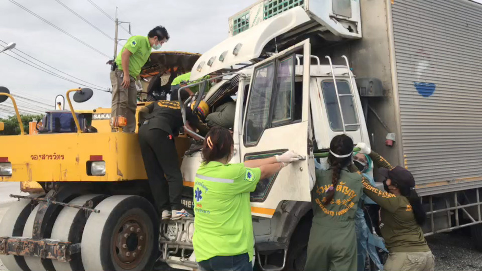 รถสิบล้อในพุ่งข้ามเลนชนกระบะส่งคนงานเจ็บ 19 ราย