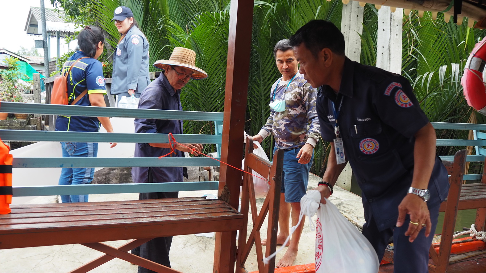 รองประธานมูลนิธิร่วมกุศลสมุทรปราการ นำถุงยังชีพเข้าช่วยเหลือบรรเทาทุกข์ผู้ป่วยสโตรก 