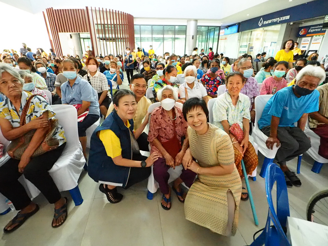 คุณยายอายุ104ปี เข้ารับถุงยังชีพที่เทศบาลแพรกษาด้วยตัวเอง