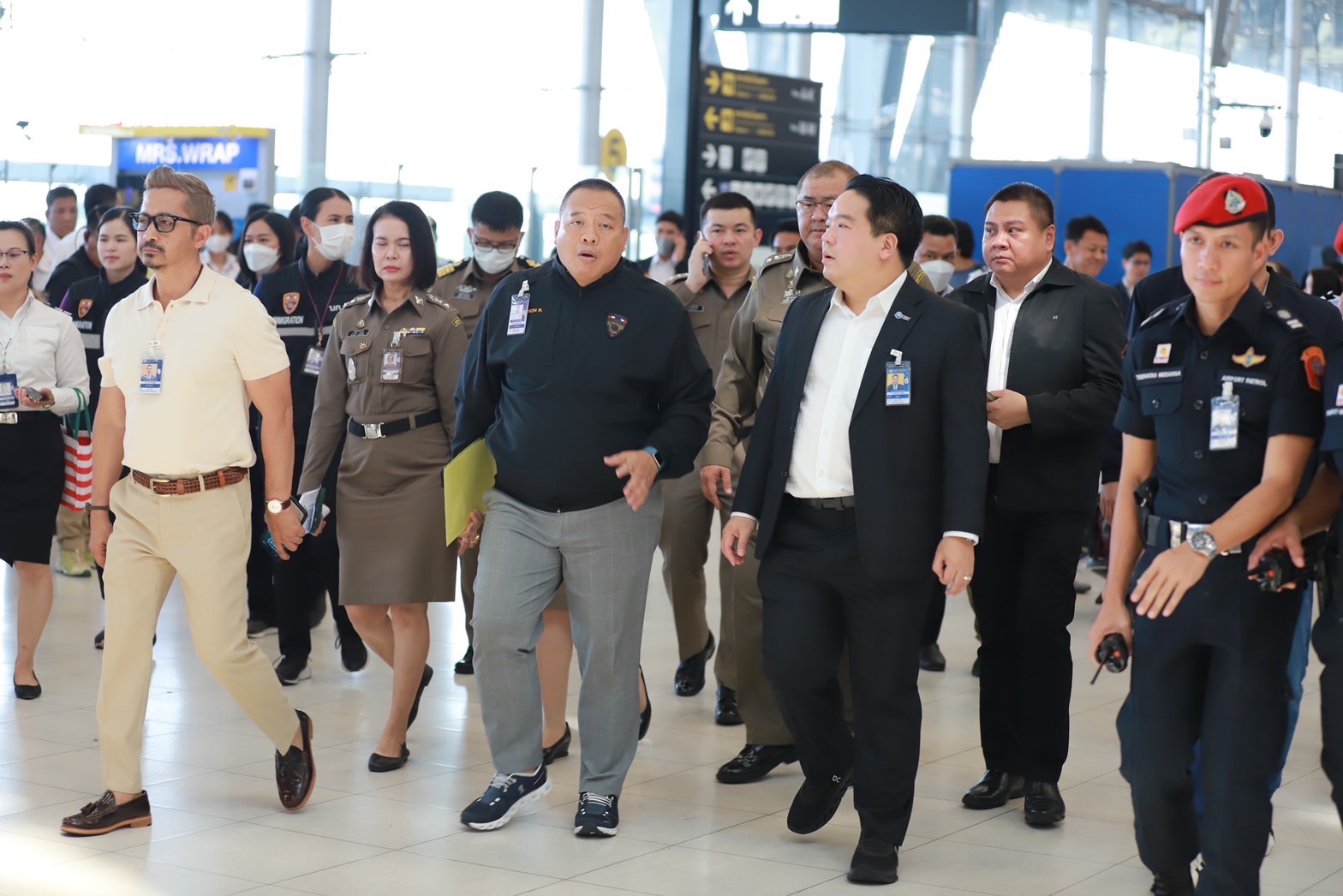 ทอท. จับมือ สตม. ขานรับนโยบายนายกรัฐมนตรี ติดสปีดบริการสนามบินดันไทยสู่ฮับการบิน กอญ. ทอท. ร่วมกับ ผบก.ตม.2 ลงพื้นที่ ทสภ. ตรวจความพร้อมประสานการทำงาน ตม. ใกล้ชิด เผยแผนเพิ่มกำลังเจ้าหน้าที่ตรวจคนเข้าเมืองใหม่ 600 อัตรา พร้อมเติมศักยภาพตรวจหนังสือเดินทางลุยวางระบบ Automatic channels รองรับผู้โดยสารทั้งขาเข้า - ขาออก ใช้เทคโนโลยีสมัยใหม่ลดขั้นตอนตรวจค้นแต่ยังคงมาตรฐานความปลอดภัย วันที่ 25 กุมภาพันธ์ 2567 ดร.กีรติ กิจมานะวัฒน์ กรรมการผู้อำนวยการใหญ่ บริษัท ท่าอากาศยานไทย จำกัด (มหาชน) หรือ ทอท. ร่วมกับ พล.ต.ต. เชิงรณ ริมผดี ผู้บังคับการตรวจคนเข้าเมือง 2 (ผบก.ตม.2) ได้ลงพื้นที่ท่าอากาศยานสุวรรณภูมิ เพื่อตรวจความพร้อมในการรองรับผู้โดยสารช่วงวันหยุดยาว ตามนโยบายที่นายเศรษฐา ทวีสิน นายกรัฐมนตรีและรัฐมนตรีว่าการกระทรวงการคลัง ได้ประกาศผลักดันให้ประเทศไทยเป็นศูนย์กลางด้านการบิน (Aviation Hub) ของภูมิภาค พร้อมกับมีข้อกำชับให้ ทอท. รวมถึงหน่วยงานที่เกี่ยวข้องให้ความสำคัญกับการปรับปรุงการให้บริการในทุกจุดตั้งแต่ผู้โดยสารลงเครื่อง ระบบการตรวจคนเข้าเมือง (Immigration) การให้บริการภาคพื้น ตลอดจนสิ่งอำนวยความสะดวกต่างๆ เพื่อสร้างความประทับใจแก่ผู้เดินทางจากทั่วโลก เพิ่มโอกาสการเติบโตให้กับภาคการท่องเที่ยวของประเทศไทย ในการดำเนินการขับเคลื่อนเพื่อขยายศักยภาพการให้บริการเพื่อให้เป็นไปตามนโยบายของนายกรัฐมนตรีและรัฐบาล ทอท. อยู่ระหว่างดำเนินการในหลายส่วน โดยเฉพาะในท่าอากาศยานหลักๆ ที่มีนักท่องเที่ยวเดินทางผ่านเป็นจำนวนมาก เช่น ท่าอากาศยานสุวรรณภูมิ (ทสภ.) ซึ่งจากการลงพื้นที่ตรวจความพร้อมในการให้บริการพบว่า ปัจจุบันนับตั้งแต่เทศกาลปีใหม่ มีผู้โดยสารมาใช้บริการในชั่วโมงคับคั่งประมาณ 5,000-6,000 คนต่อชั่วโมง โดยมีผู้โดยสารรอคิวในกระบวนการรวมที่ จุดตรวจค้นและจุดตรวจหนังสือเดินทาง ในช่วงเวลาที่มีผู้โดยสารหนาแน่นสูงสุดอยู่ที่ 1 ชั่วโมง 10 นาที และมีระยะเวลารอคิวเฉลี่ยอยู่ที่ 46 นาที ซึ่งยังคงนานเกินกว่าที่ ทอท.ได้ตั้งเป้าไว้ ว่าทั้งกระบวนการระยะเวลารอรวม ไม่ควรเกิน 30 นาที ดังนั้น ทอท. จึงมีนโยบายเร่งด่วนในการปรับปรุงคุณภาพและเพิ่มความเร็วในการให้บริการ ดังนี้ 1. จัดจ้างเจ้าหน้าที่สนับสนุนกระบวนการตรวจค้น และเจ้าหน้าที่ช่วยเหลือในท่าอากาศยาน จำนวน 800 อัตรา เพื่อช่วยอำนวยความสะดวกต่อผู้โดยสารทุกวัน ตลอด 24 ชั่วโมง ภายในวันที่ 30 มีนาคมนี้ 2. ประสานความร่วมมือจาก ตม.2 ในการจัดเจ้าหน้าที่ประจำจุดตรวจลงตราให้เต็มทุกเคาน์เตอร์ก่อนเข้าสู่ชั่วโมงคับคั่ง และการเพิ่มกำลังเจ้าหน้าที่ ซึ่งทาง ตม.2 ได้บรรจุเจ้าหน้าที่ใหม่แล้วจำนวน 200 อัตรา ขณะนี้อยู่ในระหว่างการอบรมภาคทฤษฎีคาดว่าจะสามารถ เริ่มปฏิบัติงานได้จริงตั้งแต่ 1 มีนาคมนี้ รวมทั้งยังมีแผนที่จะขอบรรจุอัตรากำลังเพิ่มอีก 400 อัตรา รวมเป็น 600 อัตราภายในปีนี้ 3. ติดตั้งระบบตรวจหนังสือเดินทางอัตโนมัติ (Automatic channels) ทั้งในส่วนของผู้โดยสารขาเข้า และขาออกเพิ่มเติม ตลอดจนพัฒนาซอฟต์แวร์ของระบบให้มีประสิทธิภาพสูงขึ้น จำนวน 80 ช่องตรวจ โดยจะติดตั้งระบบ 20 ชุดแรก ภายในวันที่ 15 มิถุนายนปีนี้ และจะติดตั้งให้แล้วเสร็จทั้งหมด ภายในวันที่ 15 กรกฎาคมนี้ 4. ประสานความร่วมมือในการขออนุญาตจากสำนักงานการบินพลเรือนแห่งประเทศไทย (กพท.) เพื่อปรับปรุงประสิทธิภาพการตรวจค้นให้สอดรับกับรูปแบบการเดินทางในปัจจุบัน เช่น การตรวจ Power bank รวมถึงการลดขั้นตอนการถอดรองเท้าของผู้โดยสาร โดย ทอท.ได้นำเทคโนโลยีที่ทันสมัยเข้ามาสนับสนุนแล้ว สามารถลดขั้นตอนบางส่วนลงได้ แต่ยังคงมาตรฐานการรักษาความปลอดภัยที่เข้มงวด ซึ่งทั้งหมดจะช่วยลดระยะเวลาบริการและความแออัดของผู้โดยสารขาออกได้อย่างมีนัยสำคัญ สำหรับการอำนวยความสะดวกและเพิ่มความรวดเร็วในการเช็กอินของสายการบิน ปัจจุบัน ทสภ. ได้นำระบบบริการผู้โดยสารขึ้นเครื่อง (CUPPS) ซึ่งประกอบด้วยบริการอัตโนมัติหลายระบบ มาให้บริการ ณ บริเวณโถงผู้โดยสารขาออก ชั้น 4 อาคารผู้โดยสาร เน้นการให้ผู้โดยสารใช้บริการด้วยตนเอง (Self Service) ลดการรอคิว อาทิ ระบบเช็กอินด้วยตนเองอัตโนมัติ (CUSS) ระบบรับกระเป๋าสัมภาระอัตโนมัติ (CUBD) พร้อมกันนี้ ทสภ. ยังร่วมกับสายการบินจำนวน 24 สายการบิน เปิดให้ผู้โดยสารสามารถทำการเช็กอินก่อนเวลาเดินทาง 4 ชั่วโมง ที่จะช่วยให้ผู้โดยสารสามารถบริหารการเดินทางได้โดยสะดวกมีเวลาในการทำกิจกรรมต่างๆ ก่อนออกเดินทางมากขึ้น และเป็นการลดความแออัดบริเวณโถงผู้โดยสารขาออกด้วย ดร.กีรติ กล่าวว่า เพื่อให้สอดคล้องกับนโยบาย Aviation Hub ของรัฐบาล ทอท. ยังอยู่ระหว่างการผลักดันโครงการขนาดใหญ่เพื่อขยายขีดความสามารถในการให้บริการของท่าอากาศยานภายใต้การบริหารของ ทอท. อีกหลายโครงการโดยเฉพาะ ทสภ. ประกอบด้วย โครงการก่อสร้างทางวิ่งเส้นที่ 3 เพื่อเพิ่มขีดความสามารถของทางวิ่งให้รองรับเพิ่มจาก 68 เที่ยวบินต่อชั่วโมงเป็น 94 เที่ยวบินต่อชั่วโมง คาดว่าจะแล้วเสร็จและเปิดให้บริการได้ในกลางปี 2567 นี้ โครงการก่อสร้างส่วนต่อขยายอาคารผู้โดยสารด้านทิศตะวันออก (East Expansion) ที่จะเป็นการก่อสร้างส่วนต่อขยายอาคารผู้โดยสารหลักด้านทิศตะวันออกของอาคารเดิมเพื่อเพิ่มพื้นที่การให้บริการ โดยเมื่อดำเนินการแล้วเสร็จจะเพิ่มขีดความสามารถของ ทสภ. อีก 15 ล้านคนต่อปี ปัจจุบันอยู่ระหว่างดำเนินการปรับปรุงแบบ โดยคาดว่าจะดำเนินการก่อสร้างในปี 2567 แล้วเสร็จในปี 2570 ส่วนอาคารเทียบเครื่องบินรองหลังที่ 1 (Satellite 1: SAT-1) ที่ได้เพิ่มขีดความสามารถรองรับผู้โดยสารของ ทสภ.จาก 45 ล้านคน เป็น 60 ล้านคนต่อปี ขณะนี้อยู่ระหว่างการผลักดันให้สายการบินเพิ่มบริการ ณ SAT-1 เพิ่มขึ้น รวมถึงให้ผู้ประกอบการที่ให้บริการภาคพื้นมีความพร้อมด้านอุปกรณ์และบุคลากรเพื่อรองรับสายการบินที่ไปให้บริการที่ SAT-1 ซึ่งจะสามารถเพิ่มศักยภาพการรองรับเที่ยวบิน และจำนวนผู้โดยสารของ ทสภ. ได้เพิ่มขึ้นอย่างต่อเนื่องด้วย ทอท. ในฐานะผู้บริหารท่าอากาศยานหลัก 6 แห่งของประเทศไทยมีความมุ่งมั่นที่จะพัฒนาศักยภาพของท่าอากาศยานในความรับผิดชอบให้สามารถมอบบริการที่สะดวก รวดเร็ว และปลอดภัยด้วยมาตรฐานสากลแก่ผู้โดยสาร มอบประสบการณ์การเดินทางที่น่าประทับใจแก่ผู้มาเยือนจากทุกมุมโลก มีส่วนสำคัญอย่างยิ่งต่อการสนับสนุนภาคการท่องเที่ยวพร้อมสนับสนุนการเป็นศูนย์กลางด้านการบินของภูมิภาคตามนโยบายรัฐบาล