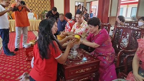 วัดมหาวงษ์ปากน้ำจัดงานสงกรานต์และร่วมอุทิศบุญกุศลให้กับอดีตเจ้าอาวาส งานมหาสงกรานต์ ที่วัดมหาวงษ์ อ.เมืองจ.สมุทรปราการ ได้จัดขึ้นตั้งแต่วันที่ 13-17 เมษายน 2567 ภายในงานได้มีพิธีทำบุญตักบาตร ถวายสังฆทาน เช่าสบง สรงน้ำพระ สวดมาติกา บังสุกล และการขนทรายคืนวัด (ก่อเจดีย์ทราย)โดยมีประชาชนและผู้ใจบุญเข้าร่วมงานกันจำนวนมาก โดยวันที่ 17 เมษายน 2567 เวลา 08.00น. ที่วัดมหาวงษ์ ต.ปากน้ำ อ.เมือง จ.สมุทรปราการ โดยพระครูปลัดจริยวัฒน์ (หลวงพี่ตุ๋ย) ผู้ช่วยเจ้าอาวาสวัดมหาวงษ์ ได้จัดพิธีสวดมาติกา-บังสุกุลและพิธีสรงน้ำพระ ถวายภัตาหารเพลแด่พระภิกษุสงฆ์ เพื่ออุทิศส่วนกุศลให้กับพระครูสุนทรธรรมวงศ์(อดีตเจ้าอาวาสวัดมหาวงษ์) และบรรพบุรุษ ผู้มีพระคุณต่อวัดมหาวงษ์ โดยมี นายอัครนันท์ พร้อมด้วย นางธัญยธรณ์ และนางสาวปิยนุช พาณิชย์พิศาล ครอบครัวเศรษฐีผู้ใจบุญ เข้าร่วมในพิธีทำบุญเลี้ยงพระ และทอดผ้าบังสุกุลให้กับอดีตเจ้าอาวาสวัดมหาวงษ์ โดยมีประชาชนผู้ใจบุญ เข้าร่วมพิธีกันจำนวนมาก และร่วมสรงน้ำพระภิกษุสงฆ์ ในเทศกาลวันสงกรานต์ ซึ่งเป็นวันสุดท้ายที่ทางวัดมหาวงษ์ได้จัดงาน