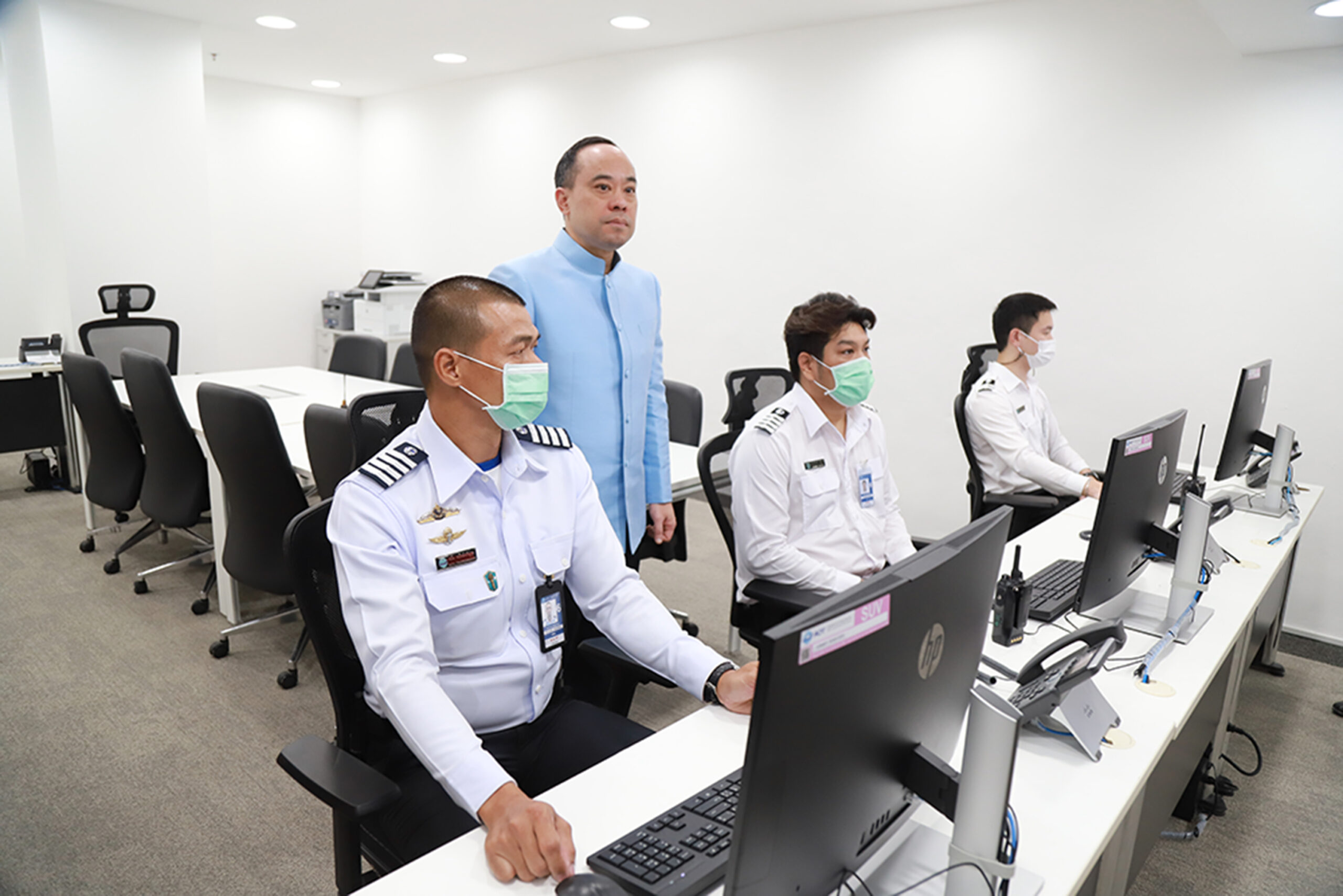 ท่าอากาศยานสุวรรณภูมิเปิดศูนย์ Operations Command Center อำนวยความสะดวกผู้โดยสาร ช่วงเทศกาลสงกรานต์ วันนี้ (10 เมษายน 2567) เวลา 10.30 น. นายกิตติพงศ์ กิตติขจร ผู้อำนวยการท่าอากาศยานสุวรรณภูมิ บริษัท ท่าอากาศยานไทย จำกัด (มหาชน) (ทอท.) พร้อมผู้บริหารระดับสูงท่าอากาศยานสุวรรณภูมิ (ทสภ.) ตรวจเยี่ยมความพร้อมการเปิดใช้งาน ศูนย์ปฏิบัติการท่าอากาศยานสุวรรณภูมิ (Operations Command Center) หรือ OCC ซึ่งเป็นศูนย์ที่จัดตั้งขึ้น เพื่อตรวจติดตามการบริหารจัดการกระบวนการผู้โดยสารขาเข้าและขาออกไม่ให้เกิดความแออัด ตลอดจนดูแลด้านสิ่งอำนวยความสะดวกต่างๆ ให้พร้อมใช้งานอย่างเต็มประสิทธิภาพ รวมถึงดูแลความปลอดภัยภายในท่าอากาศยาน รองรับการเดินทางของผู้โดยสารในช่วงเทศกาลสงกรานต์ให้ได้รับ การบริการที่สะดวก รวดเร็ว และปลอดภัย ซึ่งภายในศูนย์จะมีเจ้าหน้าที่ปฏิบัติงานเวรตรวจติดตามผ่านกล้อง CCTV ตลอด 24 ชั่วโมง หากผู้โดยสารไม่ได้รับความสะดวกหรือต้องการสอบถามข้อมูลเพิ่มเติมสามารถติดต่อได้ที่ AOT Contact Center โทรศัพท์ 1722 ตลอด 24 ชั่วโมง