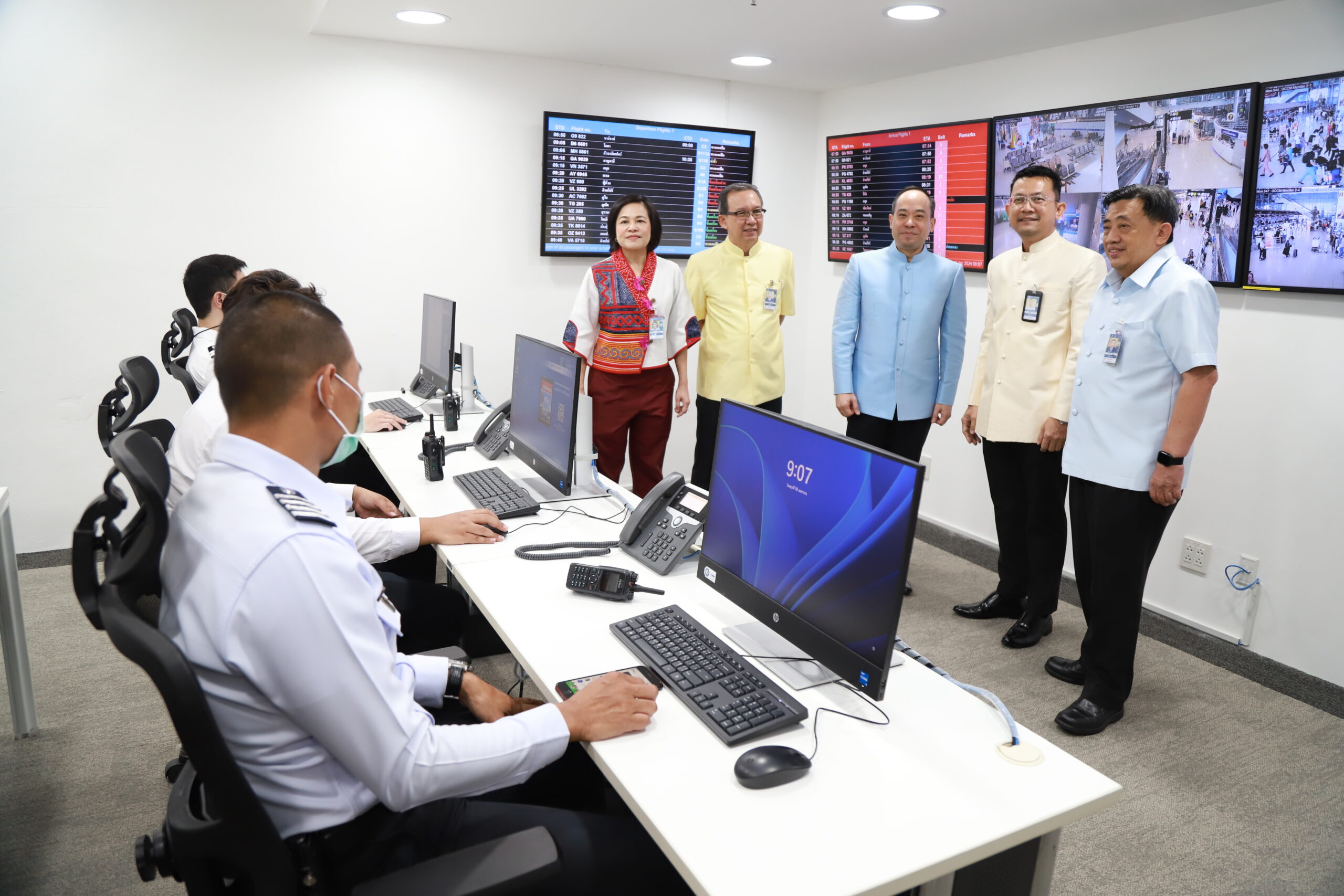 ท่าอากาศยานสุวรรณภูมิเปิดศูนย์ Operations Command Center อำนวยความสะดวกผู้โดยสาร ช่วงเทศกาลสงกรานต์ วันนี้ (10 เมษายน 2567) เวลา 10.30 น. นายกิตติพงศ์ กิตติขจร ผู้อำนวยการท่าอากาศยานสุวรรณภูมิ บริษัท ท่าอากาศยานไทย จำกัด (มหาชน) (ทอท.) พร้อมผู้บริหารระดับสูงท่าอากาศยานสุวรรณภูมิ (ทสภ.) ตรวจเยี่ยมความพร้อมการเปิดใช้งาน ศูนย์ปฏิบัติการท่าอากาศยานสุวรรณภูมิ (Operations Command Center) หรือ OCC ซึ่งเป็นศูนย์ที่จัดตั้งขึ้น เพื่อตรวจติดตามการบริหารจัดการกระบวนการผู้โดยสารขาเข้าและขาออกไม่ให้เกิดความแออัด ตลอดจนดูแลด้านสิ่งอำนวยความสะดวกต่างๆ ให้พร้อมใช้งานอย่างเต็มประสิทธิภาพ รวมถึงดูแลความปลอดภัยภายในท่าอากาศยาน รองรับการเดินทางของผู้โดยสารในช่วงเทศกาลสงกรานต์ให้ได้รับ การบริการที่สะดวก รวดเร็ว และปลอดภัย ซึ่งภายในศูนย์จะมีเจ้าหน้าที่ปฏิบัติงานเวรตรวจติดตามผ่านกล้อง CCTV ตลอด 24 ชั่วโมง หากผู้โดยสารไม่ได้รับความสะดวกหรือต้องการสอบถามข้อมูลเพิ่มเติมสามารถติดต่อได้ที่ AOT Contact Center โทรศัพท์ 1722 ตลอด 24 ชั่วโมง