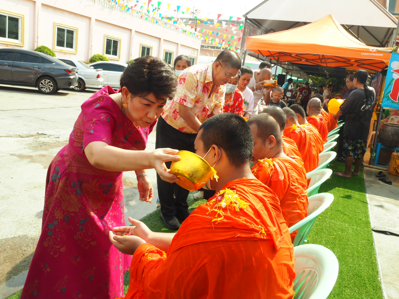 วัดมหาวงษ์ปากน้ำจัดงานสงกรานต์และร่วมอุทิศบุญกุศลให้กับอดีตเจ้าอาวาส งานมหาสงกรานต์ ที่วัดมหาวงษ์ อ.เมืองจ.สมุทรปราการ ได้จัดขึ้นตั้งแต่วันที่ 13-17 เมษายน 2567 ภายในงานได้มีพิธีทำบุญตักบาตร ถวายสังฆทาน เช่าสบง สรงน้ำพระ สวดมาติกา บังสุกล และการขนทรายคืนวัด (ก่อเจดีย์ทราย)โดยมีประชาชนและผู้ใจบุญเข้าร่วมงานกันจำนวนมาก โดยวันที่ 17 เมษายน 2567 เวลา 08.00น. ที่วัดมหาวงษ์ ต.ปากน้ำ อ.เมือง จ.สมุทรปราการ โดยพระครูปลัดจริยวัฒน์ (หลวงพี่ตุ๋ย) ผู้ช่วยเจ้าอาวาสวัดมหาวงษ์ ได้จัดพิธีสวดมาติกา-บังสุกุลและพิธีสรงน้ำพระ ถวายภัตาหารเพลแด่พระภิกษุสงฆ์ เพื่ออุทิศส่วนกุศลให้กับพระครูสุนทรธรรมวงศ์(อดีตเจ้าอาวาสวัดมหาวงษ์) และบรรพบุรุษ ผู้มีพระคุณต่อวัดมหาวงษ์ โดยมี นายอัครนันท์ พร้อมด้วย นางธัญยธรณ์ และนางสาวปิยนุช พาณิชย์พิศาล ครอบครัวเศรษฐีผู้ใจบุญ เข้าร่วมในพิธีทำบุญเลี้ยงพระ และทอดผ้าบังสุกุลให้กับอดีตเจ้าอาวาสวัดมหาวงษ์ โดยมีประชาชนผู้ใจบุญ เข้าร่วมพิธีกันจำนวนมาก และร่วมสรงน้ำพระภิกษุสงฆ์ ในเทศกาลวันสงกรานต์ ซึ่งเป็นวันสุดท้ายที่ทางวัดมหาวงษ์ได้จัดงาน