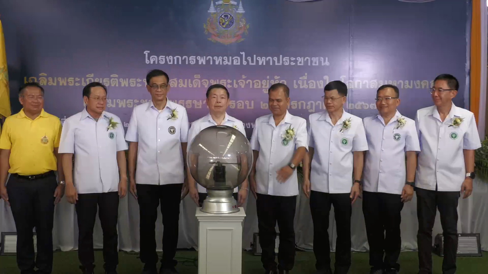 ชาวบางพลี กว่าสองพันคนแห่ตรวจสุขภาพฟรีในโครงการพาหมอพบประชาชน เมื่อช่วงสาย วันที่ 5 พฤษภาคม 2567 ที่ศาลาต่างๆภายในวัดบางพลีใหญ่กลาง อำเภอบางพลี จังหวัดสมุทรปราการ ชาวอำเภอบางพลี กว่าสองพันคนพร้อมใจกันสวมเสื้อเหลือง แห่เข้าคิวลงทะเบียนตรวจสุขภาพฟรีตามคลินิกต่างๆรวม 26 คลินิก ที่ทาง จังหวัดสมุทรปราการ โดยสาธารณสุขจังหวัด จัดโครงการพาหมอไปหาประชาชน เฉลิมพระเกียรติพระบาทสมเด็จพระเจ้าอยู่หัว เนื่องในโอกาสมหามงคลเฉลิมพระชนมพรรษา 6 รอบ 28 กรกฎาคม 2567 โดยมี นายสมศักดิ์ แก้วเสนา ปลัดจังหวัดสมุทรปราการ นำกล่าวให้การต้อนรับ และมี นาย แพทย์ ประภาส ผูกดวง นายแพทย์สาธารณสุขจังหวัดสมุทรปราการ กล่าวรายงาน ซึ่งมี นายแพทย์ มณเฑียร คณาสวัสดิ์ ผู้ตรวจราชการกระทรวงสาธารณสุข เขตสุขภาพที่ 6 เดินทางมาเป็นประธานในพิธีดังกล่าว บรรยากาศหลังจากพิธีการเปิดโครงการอย่างเป็นทางการ พบว่ามีประชาชนในอำเภอบางพลีและใกล้เคียง โดยเฉพาะผู้สูงอายุ ผู้ป่วยในชุมชน จำนวนมาก เดินทางมาขอรับบริการในครั้งนี้อย่างคึกคัก นายแพทย์ประภาส ผูกดวง นายแพทย์สาธารณสุขจังหวัดสมุทรปราการ กล่าวว่า ตามที่กระทรวงสาธารณสุข ได้มีนโยบายการดำเนินงานโครงการพาหมอ ไปหาประชาชน เฉลิมพระเกียรติพระบาทสมเด็จพระเจ้าอยู่หัว เนื่องในโอกาสมหามงคล เฉลิมพระชนมพรรษา 6 รอบ 28 กรกฎาคม 2567 โดยมีวัตถุประสงค์ เพื่อเฉลิมพระเกียรติพระบาทสมเด็จพระเจ้าอยู่หัว เนื่องในโอกาสมหามงคลเฉลิมพระชนมพรรษา 6 รอบ และเพื่อพัฒนาหน่วยแพทย์เฉพาะทางจิตอาสา เพิ่มโอกาสการเข้าถึงบริการให้กับประชาชน กลุ่มเสี่ยงในโรคที่เป็นปัญหา โดยเฉพาะพื้นที่ห่างไกลเมือง และเขตสุขภาพที่ 6 ได้กำหนดให้ จังหวัดสมุทรปราการ เป็นตัวแทนเขตสุขภาพที่ 6 ในการจัดกิจกรรมดังกล่าวฯ ในวันอาทิตย์ที่ 5 พฤษภาคม 2567 ณ ศูนย์แพทย์ชุมชนวัดบางพลีใหญ่กลาง อำเภอบางพลี จังหวัดสมุทรปราการ กำหนดจัดบริการคลินิกเฉพาะทาง ตาม Minimum Service Package จำนวน 7 คลินิก และคลินิกเฉพาะทางอื่นๆ อีก จำนวน 19 คลินิก รวมจำนวนคลินิกที่จัดบริการฯ ทั้งสิ้น จำนวน 26 คลินิก อาทิเช่น คลินิกคัดกรองมะเร็งต่างๆ คลินิกตรวจสุขภาพพระสงฆ์ คลินิกตาในเด็กและผู้สูงอายุ คลินิกทันตกรรม คลินิกหัวใจ คลินิกกระดูกและข้อ คลินิกส่งเสริมการมีบุตร คลินิกรับบริจาคโลหิต คลินิกรับบริจาคอวัยวะ และคลินิกคัดกรองโรคจากการทำงาน เป็นต้น รูปแบบกิจกรรมของแต่ละคลินิกเริ่มตั้งแต่การคัดกรอง การให้ความรู้กลุ่มเสี่ยง การรักษากลุ่มเป้าหมาย และการส่งต่อ สำหรับกิจกรรมในวันนี้ ได้รับการสนับสนุนจากสำนักงานเขตสุขภาพที่ 6 สำนักงานสาธารณสุขจังหวัดสมุทรปราการ ผู้อำนวยการโรงพยาบาลสมุทรปราการ โรงพยาบาลบางพลี โรงพยาบาลชุมชนทุกแห่ง โรงพยาบาลเอกชน สาธารณสุขอำเภอทุกแห่ง โรงพยาบาลส่งเสริมสุขภาพตำบลทั้ง 73 แห่ง และได้รับสนับสนุนรถตรวจเต้านมเคลื่อนที่ (Mammogram) จากสถาบันมะเร็งแห่งชาตินอกจากนี้ ได้รับความร่วมมือด้วยดีจากทุกภาคส่วน ได้แก่ กรมการแพทย์แผนไทย และการแพทย์ทางเลือก, สถาบันราชประชาสมาสัย, สำนักงานป้องกันควบคุมโรคที่ 6 จังหวัดชลบุรี, ศูนย์อนามัยที่ 6 ชลบุรี, ศูนย์สุขภาพจิตที่ 6 ชลบุรี, ศูนย์วิทยาศาสตร์การแพทย์ที่ 6 ชลบุรี, โรงพยาบาลจุฬารัตน์ 3 อินเตอร์, โรงพยาบาลจุฬารัตน์ 9 แอร์พอร์ต รวมถึงหัวหน้าส่วนราชการ ในอำเภอบางพลี นายกองค์การบริหารส่วนตำบลบางพลีใหญ่ อาสาสมัครสาธารณสุขประจำหมู่บ้าน (อสม.) และผู้ให้การสนับสนุนการจัดงาน ทั้งภาครัฐและเอกชน และที่สำคัญอย่างยิ่ง คือ การได้รับความเมตตาจากท่านพระครูปลัดสุวัฒนศีลคุณ เจ้าอาวาสวัดบางพลีใหญ่กลาง ที่เมตตาอนุเคราะห์ ในเรื่องสถานที่ อาหารกลางวัน และสิ่งอำนวยความสะดวก สำหรับการจัดงานในครั้งนี้