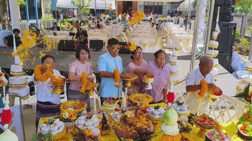 สุนทร ปานแสงทอง อดีตรมช.กระทรวงเกษตรและสหกรณ์ทำบุญบ้าน/วัฒนา อัศวเหม โฟนอิน ร่วมอวยพร เมื่อเวลา 09.39 น.วันที่ 30 พฤษภาคม 2567 ที่บ้านปานแสงทอง เลขที่ 91/1หมู่ 9 ต.บางปลา อ.บางพลี จ.สมุทรปราการ โดย นายสุนทร ปานแสงทอง อดีตรัฐมนตรีช่วยว่าการกระทรวงเกษตร และสหกรณ์ ได้จัดพิธีทำบุญขึ้นบ้านใหม่ เพื่อความเป็นสิริมงคลแก่ตนเองและครอบครัว โดยภายในงานได้จัดให้มีพิธี บวงสรวงสิ่งศักดิ์สิทธิ์ ไหว้ศาลพระภูมิและศาลเจ้าที่ จากนั้นเป็นพิธีทางสงฆ์โดยพระครูอมร วชิรธรรม (เจ้าคณะตำบลบางพลี เจ้าอาวาสวัดบางโฉลงนอก) และพระภิกษุสงฆ์ จากวัดบางโฉลงนอก จำนวน 9 รูป สวดเจริญพระพุทธมนต์ จากนั้นพระครูอมร วชิรธรรม (เจ้าคณะตำบลบางพลี เจ้าอาวาสวัดบางโฉลงนอก)ได้ เจิมประตูบ้าน ประตูห้องนอน เพื่อความเป็นสิริมงคล และประพรมน้ำพระพุทธมนต์ โดยบรรยากาศภายในงาน มีนายอัครวัฒน์ อัศวเหม นายฐาปกรณ์ กุลเจริญ อดีตสมาชิกสภาผู้แทนราษฎรจังหวัดสมุทรปราการ พร้อมด้วย หัวหน้าส่วนราชการ หน่วยงานองค์กรปกครองส่วนทางถิ่น ในเขตพื้นที่จังหวัดสมุทรปราการ สมาชิกสภา อบจ.สมุทรปราการ นำโดย สจ.สมควร ชูไสว ประธานสภา อบจ.สมุทรปราการ กำนัน ผู้ใหญ่บ้าน และแขกผู้มีเกียรติ เดินทางมาร่วมแสดงความยินดี กันจำนวนมาก ขณะเดียวกัน นายวัฒนา อัศวเหม อดีตรัฐมนตรีประจำสำนักนายกรัฐมนตรี อดีตรัฐมนตรีช่วยว่าการกระทรวงอุตสาหกรรม อดีตรัฐมนตรีช่วยว่าการกระทรวงมหาดไทย อดีตหัวหน้าพรรคราษฎร และอดีตสมาชิกสภาผู้แทนราษฎรจังหวัดสมุทรปราการ 10 สมัย ได้โฟนอิน แสดงความยินดีกับนายสุนทร ปานแสงทอง อดีตรัฐมนตรีช่วยว่าการกระทรวงเกษตร และสหกรณ์ เนื่องในโอกาสทำบุญขึ้นบ้านใหม่ และยังบอกอีกว่า อีก2เดือนข้างหน้าจะกลับมาเยี่ยมเยียนพี่น้องชาวสมุทรปราการ รวมทั้งจะร่วมสนับสนุน นายสุนทร ปานแสงทอง ในการลงสมัครนายกองค์การบริหารส่วนจังหวัดสมุทรปราการ ที่จะหมดวาระในเดือนธันวาคม 2567นี้ทำให้ประชาชนที่เข้าร่วมงานปรบมือกันเกรียวร่วมเป็นกำลังใจ 