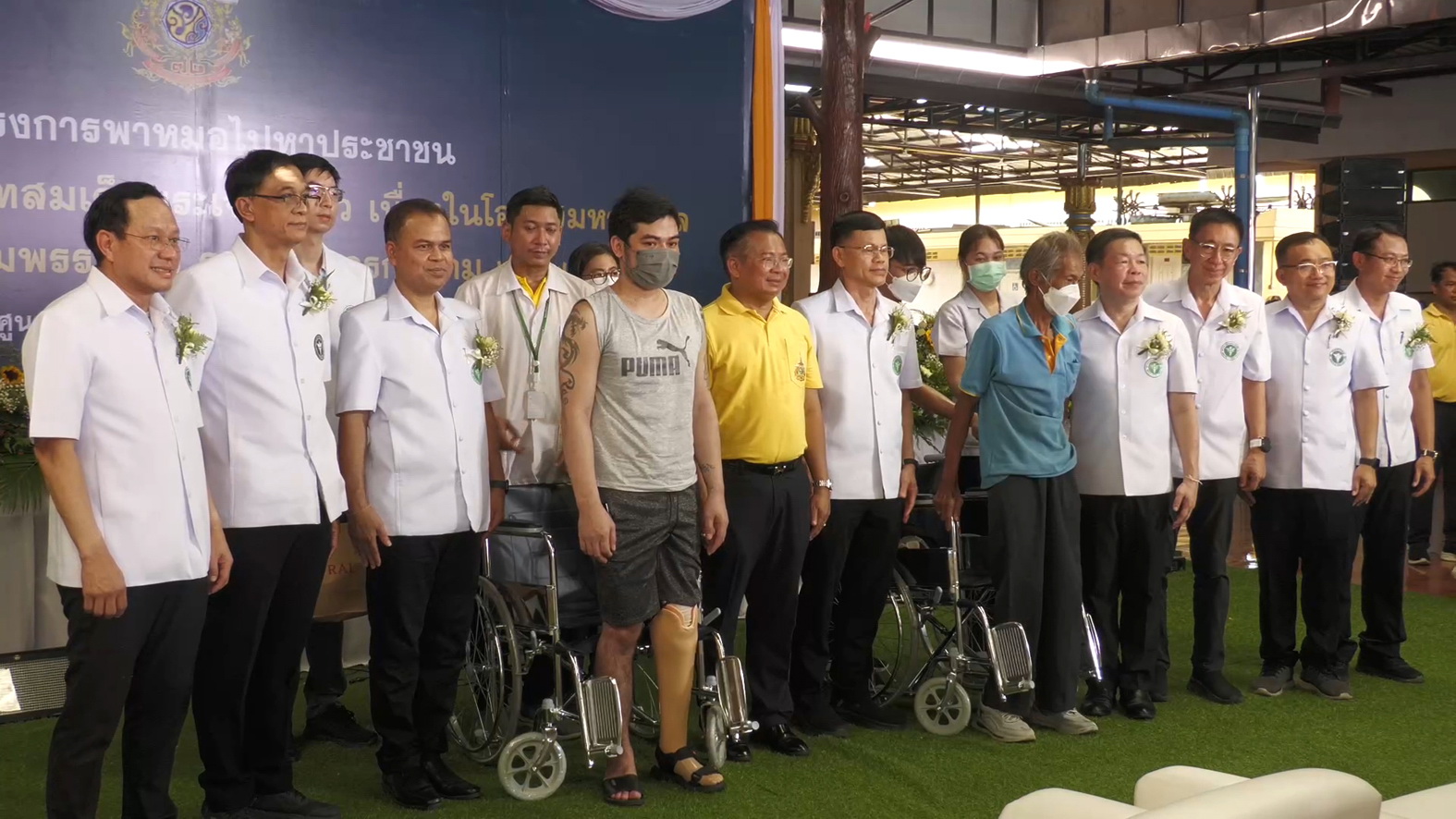 ชาวบางพลี กว่าสองพันคนแห่ตรวจสุขภาพฟรีในโครงการพาหมอพบประชาชน เมื่อช่วงสาย วันที่ 5 พฤษภาคม 2567 ที่ศาลาต่างๆภายในวัดบางพลีใหญ่กลาง อำเภอบางพลี จังหวัดสมุทรปราการ ชาวอำเภอบางพลี กว่าสองพันคนพร้อมใจกันสวมเสื้อเหลือง แห่เข้าคิวลงทะเบียนตรวจสุขภาพฟรีตามคลินิกต่างๆรวม 26 คลินิก ที่ทาง จังหวัดสมุทรปราการ โดยสาธารณสุขจังหวัด จัดโครงการพาหมอไปหาประชาชน เฉลิมพระเกียรติพระบาทสมเด็จพระเจ้าอยู่หัว เนื่องในโอกาสมหามงคลเฉลิมพระชนมพรรษา 6 รอบ 28 กรกฎาคม 2567 โดยมี นายสมศักดิ์ แก้วเสนา ปลัดจังหวัดสมุทรปราการ นำกล่าวให้การต้อนรับ และมี นาย แพทย์ ประภาส ผูกดวง นายแพทย์สาธารณสุขจังหวัดสมุทรปราการ กล่าวรายงาน ซึ่งมี นายแพทย์ มณเฑียร คณาสวัสดิ์ ผู้ตรวจราชการกระทรวงสาธารณสุข เขตสุขภาพที่ 6 เดินทางมาเป็นประธานในพิธีดังกล่าว บรรยากาศหลังจากพิธีการเปิดโครงการอย่างเป็นทางการ พบว่ามีประชาชนในอำเภอบางพลีและใกล้เคียง โดยเฉพาะผู้สูงอายุ ผู้ป่วยในชุมชน จำนวนมาก เดินทางมาขอรับบริการในครั้งนี้อย่างคึกคัก นายแพทย์ประภาส ผูกดวง นายแพทย์สาธารณสุขจังหวัดสมุทรปราการ กล่าวว่า ตามที่กระทรวงสาธารณสุข ได้มีนโยบายการดำเนินงานโครงการพาหมอ ไปหาประชาชน เฉลิมพระเกียรติพระบาทสมเด็จพระเจ้าอยู่หัว เนื่องในโอกาสมหามงคล เฉลิมพระชนมพรรษา 6 รอบ 28 กรกฎาคม 2567 โดยมีวัตถุประสงค์ เพื่อเฉลิมพระเกียรติพระบาทสมเด็จพระเจ้าอยู่หัว เนื่องในโอกาสมหามงคลเฉลิมพระชนมพรรษา 6 รอบ และเพื่อพัฒนาหน่วยแพทย์เฉพาะทางจิตอาสา เพิ่มโอกาสการเข้าถึงบริการให้กับประชาชน กลุ่มเสี่ยงในโรคที่เป็นปัญหา โดยเฉพาะพื้นที่ห่างไกลเมือง และเขตสุขภาพที่ 6 ได้กำหนดให้ จังหวัดสมุทรปราการ เป็นตัวแทนเขตสุขภาพที่ 6 ในการจัดกิจกรรมดังกล่าวฯ ในวันอาทิตย์ที่ 5 พฤษภาคม 2567 ณ ศูนย์แพทย์ชุมชนวัดบางพลีใหญ่กลาง อำเภอบางพลี จังหวัดสมุทรปราการ กำหนดจัดบริการคลินิกเฉพาะทาง ตาม Minimum Service Package จำนวน 7 คลินิก และคลินิกเฉพาะทางอื่นๆ อีก จำนวน 19 คลินิก รวมจำนวนคลินิกที่จัดบริการฯ ทั้งสิ้น จำนวน 26 คลินิก อาทิเช่น คลินิกคัดกรองมะเร็งต่างๆ คลินิกตรวจสุขภาพพระสงฆ์ คลินิกตาในเด็กและผู้สูงอายุ คลินิกทันตกรรม คลินิกหัวใจ คลินิกกระดูกและข้อ คลินิกส่งเสริมการมีบุตร คลินิกรับบริจาคโลหิต คลินิกรับบริจาคอวัยวะ และคลินิกคัดกรองโรคจากการทำงาน เป็นต้น รูปแบบกิจกรรมของแต่ละคลินิกเริ่มตั้งแต่การคัดกรอง การให้ความรู้กลุ่มเสี่ยง การรักษากลุ่มเป้าหมาย และการส่งต่อ สำหรับกิจกรรมในวันนี้ ได้รับการสนับสนุนจากสำนักงานเขตสุขภาพที่ 6 สำนักงานสาธารณสุขจังหวัดสมุทรปราการ ผู้อำนวยการโรงพยาบาลสมุทรปราการ โรงพยาบาลบางพลี โรงพยาบาลชุมชนทุกแห่ง โรงพยาบาลเอกชน สาธารณสุขอำเภอทุกแห่ง โรงพยาบาลส่งเสริมสุขภาพตำบลทั้ง 73 แห่ง และได้รับสนับสนุนรถตรวจเต้านมเคลื่อนที่ (Mammogram) จากสถาบันมะเร็งแห่งชาตินอกจากนี้ ได้รับความร่วมมือด้วยดีจากทุกภาคส่วน ได้แก่ กรมการแพทย์แผนไทย และการแพทย์ทางเลือก, สถาบันราชประชาสมาสัย, สำนักงานป้องกันควบคุมโรคที่ 6 จังหวัดชลบุรี, ศูนย์อนามัยที่ 6 ชลบุรี, ศูนย์สุขภาพจิตที่ 6 ชลบุรี, ศูนย์วิทยาศาสตร์การแพทย์ที่ 6 ชลบุรี, โรงพยาบาลจุฬารัตน์ 3 อินเตอร์, โรงพยาบาลจุฬารัตน์ 9 แอร์พอร์ต รวมถึงหัวหน้าส่วนราชการ ในอำเภอบางพลี นายกองค์การบริหารส่วนตำบลบางพลีใหญ่ อาสาสมัครสาธารณสุขประจำหมู่บ้าน (อสม.) และผู้ให้การสนับสนุนการจัดงาน ทั้งภาครัฐและเอกชน และที่สำคัญอย่างยิ่ง คือ การได้รับความเมตตาจากท่านพระครูปลัดสุวัฒนศีลคุณ เจ้าอาวาสวัดบางพลีใหญ่กลาง ที่เมตตาอนุเคราะห์ ในเรื่องสถานที่ อาหารกลางวัน และสิ่งอำนวยความสะดวก สำหรับการจัดงานในครั้งนี้