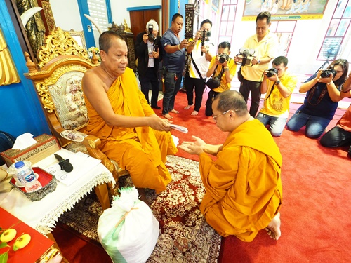  วัดบางพลีใหญ่กลางจัดพิธีทำบุญให้อดีตเจ้าอาวาส คณะสงฆ์วัดบางพลีใหญ่กลาง ประกอบพิธีทักษิณานุประทานทำบุญอุทิศส่วนกุศลครบรอบ 56 ปี วันมรณภาพ พระอรรถโกวิทวุฒิคุณ หรือ(หลวงปู่กิ่ม นาคเสโน แจ่มแจ้ง) อดีตเจ้าอาวาสวัดบางพลีใหญ่กลาง เมื่อเวลา 09.30 น.ของวันที่ 20 พฤษภาคม 2567 ที่อาคารพระอรรถโกวิทวุฒิคุณ วัดบางพลีใหญ่กลาง ตำบลบางพลีใหญ่ อำเภอบางพลี จังหวัดสมุทรปราการ พระครูปลัดสุวัฒนศีลคุณ (พระครูแจ้) ดร.เจ้าอาวาสวัดบางพลีใหญ่กลาง ร่วมกับ คณะพระภิกษุสงฆ์ ไวยาวัจกร คณะกรรมการวัดบางพลีใหญ่กลาง ประกอบพิธีทักษิณานุประทานทำบุญอุทิศส่วนกุศลครบรอบ 56 ปี วันมรณภาพ พระอรรถโกวิทวุฒิคุณ หรือ (หลวงปู่กิ่ม นาคเสโน) อดีตเจ้าอาวาสวัดบางพลีใหญ่กลาง พระอุปัชฌาย์ เจ้าคณะอำเภอบางพลี กรรมการสงฆ์จังหวัดสมุทรปราการ เพื่อน้อมรำลึกถึง หลวงปู่กิ่ม นาคเสโน (กิ่ม แจ่มแจ้ง) ซึ่งท่านได้อุทิศตนบำรุงพระพุทธศาสนา พัฒนาวัดบางพลีใหญ่กลาง ให้มีความเจริญรุ่งเรืองมาจนถึงปัจจุบันนี้ ด้านพระครูปลัดสุวัฒนศีลคุณ (พระครูแจ้) ดร.เจ้าอาวาสวัดบางพลีใหญ่กลาง กล่าวว่าใน ทุกๆ ปี ของวันที่ 20 พฤษภาคม ทางวัดบางพลีใหญ่กลาง จะจัดพิธีทำบุญอุทิศส่วนกุศล ให้แด่พระอรรถโกวิทวุฒิคุณ หรือ หลวงปู่กิ่ม โดยได้นิมนต์พระสงฆ์วัดบางพลีใหญ่กลาง สวดพระพุทธมนต์ มาติกา บังสุกุล และถวายภัตตาหาร จตุปัจจัยไทยธรรม แด่พระสงฆ์ โดยภายในงาน (พระครูแจ้) เจ้าอาวาสวัดบางพลีใหญ่กลาง ได้ถวายปัจจัย จำนวน 2 แสนบาท ให้แด่ พระมหาเผด็จ ขันติสาโร ที่สอบเปรียญธรรม 6 ประโยค ได้ เพื่อเป็นขวัญกำลังใจ และมอบเงินซึ่งเป็นเหรียญให้กับโรงเรียนเตรียมพัฒนาการ เขตบางบ่อ เอาไปพัฒนาโรงเรียน จำนวน 1 กระสอบ มอบสิ่งของ ตู้เย็น และโทรทัศน์ ให้กับโรงเรียนบางบ่อวิทยาคม นำไปใช้ในอาคารเรือนพยาบาลศีลคุณ (พระครูแจ้) ที่เพิ่งเปิดใช้งานไปเมื่อวันที่ 17 พฤษภาคม 2567 นอกจากนี้ ยังได้มอบเงิน และเสื้อ-กางเกงนักเรียน ให้กับโรงเรียน ต่างๆ ในสังกัดสำนักงานเขตพื้นที่การศึกษาประถมศึกษาสมุทรปราการ เขต 2 ที่มาร่วมกิจกรรม โรงเรียนละ 1 หมื่นบาท เพื่อเป็นทุนการศึกษา จำนวน 19 โรงเรียน โดยมี นายฉะโอด รุ่งเรือง ประธานที่ปรึกษา นายก อบต.บางพลีใหญ่ ประธานไวยาวัจกรวัดบางพลีใหญ่กลาง นางสาววีร์สุดา รุ่งเรือง นายกองค์การบริหารส่วนตำบลบางพลีใหญ่ พ.ต.อ.วัชระ เทพเสน ผกก.สภ.บางปู พ.ต.อ.พรณรงค์ เจริญวัฒนวิญญู หน.พิสูจน์หลักฐานจังหวัดสมุทรปราการ ผอ.สังกัดสำนักงานเขตพื้นที่การศึกษาประถมศึกษาสมุทรปราการ เขต 2 คณะครู ผู้บริหาร เข้าร่วมพิธีและพุทธศาสนิกชนเข้าร่วมพิธีกันจำนวนมาก