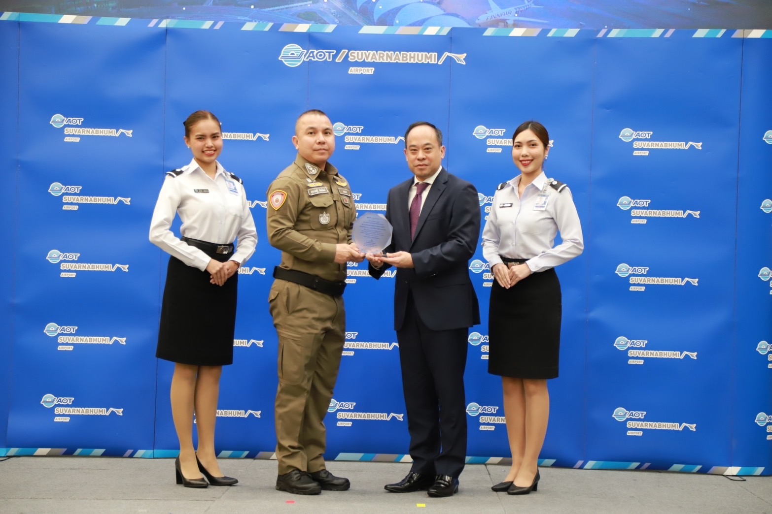 ท่าอากาศยานสุวรรณภูมิจัดพิธีมอบโล่ประกาศเกียรติคุณ 18 หน่วยงานที่ร่วมสนับสนุนภารกิจให้การช่วยเหลือเหตุสายการบินสิงคโปร์แอร์ไลน์ขอลงจอดฉุกเฉิน วันนี้ (30 พฤษภาคม 2567) เวลา 14.00 น. นายกิตติพงศ์ กิตติขจร ผู้อำนวยการท่าอากาศยานสุวรรณภูมิ บริษัท ท่าอากาศยานไทย จำกัด (มหาชน) (ทอท.) เป็นประธานในพิธีมอบโล่ประกาศเกียรติคุณ เพื่อเป็นการขอบคุณหน่วยงานที่เกี่ยวข้องที่ร่วมสนับสนุนภารกิจเมื่อวันที่ 21 พฤษภาคม 2567 เหตุเครื่องบินของสายการบินสิงคโปร์ แอร์ไลน์ เที่ยวบิน SQ321 เส้นทางจากท่าอากาศยานฮีทโธรว์ ปลายทางท่าอากาศยานชางงี ขอลงจอดฉุกเฉินที่ ท่าอากาศยานสุวรรณภูมิ (ทสภ.) เนื่องจากเครื่องบินตกหลุมอากาศ ซึ่งภายหลังเครื่องบินได้ลงจอด ทสภ. ได้เข้าประเมินสถานการณ์และได้ประกาศเข้าสู่แผนฉุกเฉินในเวลาต่อมา นายกิตติพงศ์ เปิดเผยว่า จากเหตุการณ์ดังกล่าว ท่าอากาศยานสุวรรณภูมิได้รับการสนับสนุนภารกิจจากหลายหน่วยงานประกอบไปด้วย หน่วยงานภาครัฐและเอกชน หน่วยงานทางการแพทย์ ผู้ให้บริการภาคพื้นตลอดจนเจ้าหน้าที่ผู้ปฏิบัติงานทุกคนซึ่งล้วนเป็นส่วนสำคัญยิ่งที่ให้การช่วยเหลือผู้ประสบภัย ทั้งการช่วยเหลือทางการแพทย์ การนำส่งผู้ได้รับบาดเจ็บเพื่อรับการรักษาต่อที่โรงพยาบาล ตลอดจนการดูแลอำนวยความสะดวกผู้โดยสารในเที่ยวบินดังกล่าวที่สามารถเดินทางต่อได้จนกระทั่งออกเดินทางไปยังจุดหมายปลายทางที่ประเทศสิงคโปร์ได้อย่างเรียบร้อย ทสภ. จึงขอขอบคุณทุกหน่วยงานที่ร่วมมือกันปฏิบัติภารกิจในครั้งนี้ จนได้รับเสียงชื่นชมจากหน่วยงานทั้งภายในและต่างประเทศ สำหรับหน่วยงานที่เข้าร่วมรับโล่เกียรติคุณ ในครั้งนี้มีจำนวนทั้งสิ้น 18 หน่วยงาน ได้แก่ 1. สำนักงานสาธารณสุขจังหวัดสมุทรปราการ (เป็นผู้แทนรับมอบโล่โรงพยาบาลต่างๆ ในจังหวัดสมุทรปราการ อาทิ โรงพยาบาลบางพลี โรงพยาบาลรามาธิบดีจักรีนฤบดินทร์ โรงพยาบาลบางเสาธง โรงพยาบาลบางบ่อ โรงพยาบาลจุฬารัตน์ 1 และ มูลนิธิร่วมกตัญญู)2. โรงพยาบาลสมิติเวช ศรีนครินทร์3. โรงพยาบาลกรุงเทพ4. โรงพยาบาลจุฬารัตน์ 9 แอร์พอร์ต5. โรงพยาบาลไทยนครินทร์6. โรงพยาบาลปิยะเวท7. โรงพยาบาลพระรามเก้า8. โรงพยาบาลวิภาราม 9. โรงพยาบาลเวชธานี10. โรงพยาบาลพริ้นซ์ สุวรรณภูมิ 11. กองบังคับการตรวจคนเข้าเมือง 2 /12. สำนักงานศุลกากรตรวจของผู้โดยสาร ท่าอากาศยานสุวรรณภูมิ 13. บริษัท วิทยุการบินแห่งประเทศไทย จำกัด14. คณะกรรมการดำเนินงานธุรกิจการบินกรุงเทพ15. บริษัท การบินไทย จำกัด (มหาชน)16. กองบังคับการตำรวจภูธรจังหวัดสมุทรปราการ 17. สถานีตำรวจภูธรท่าอากาศยานสุวรรณภูมิ 18. ตำรวจจราจรตามโครงการพระราชดำริ กองกำกับการ 6 กองบังคับการตำรวจจราจร ทสภ. มีความมุ่งมั่นในการรักษามาตรฐานความปลอดภัยสูงสุด โดยให้ความสำคัญในการฝึกซ้อมแผนฉุกเฉินในทุกๆปี เพื่อเตรียมความพร้อมด้านบุคลากรและทรัพยากรในการรับมือกับสถานการณ์ฉุกเฉินต่างๆ ที่อาจเกิดขึ้น พร้อมจัดการกับสถานการณ์ฉุกเฉินได้อย่างมีประสิทธิภาพและทันท่วงที โดยมุ่งมั่นในการรักษามาตรฐานความปลอดภัยระดับสากล ไม่เพียงแต่สร้างความไว้วางใจให้แก่ผู้ใช้บริการเท่านั้น แต่ยังเป็นการผลักดันให้ ทสภ. ก้าวสู่การเป็นศูนย์กลางการบินชั้นนำในภูมิภาคเอเชียตะวันออกเฉียงใต้ พร้อมมอบประสบการณ์การเดินทาง ที่ปลอดภัย น่าเชื่อถือ และสร้างความประทับใจให้แก่นักท่องเที่ยวทั่วโลกที่ได้มาเยือนประเทศไทย