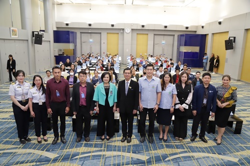 ท่าอากาศยานสุวรรณภูมิร่วมกับสาธารณสุขจังหวัดสมุทรปราการ และองค์การบริหารส่วนตำบลหนองปรือ มอบป้ายรับรองมาตรฐาน “สะอาด ปลอดภัย ได้มาตรฐาน : SAN” (Sanitation, Accountability, Network) ประจำปี 2567 ให้แก่ผู้ประกอบการร้านอาหารภายในอาคารผู้โดยสาร ท่าอากาศยานสุวรรณภูมิ วันนี้ 23 พฤษภาคม 2567 เวลา 10.00 น. นายแพทย์อรรถพล แก้วสัมฤทธิ์ รองอธิบดีกรมอนามัย นางกรรณิการ์ เปรมประเสริฐ รองผู้อำนวยการท่าอากาศยานสุวรรณภูมิ (สายปฏิบัติการ 2) นายรังสรรค์ วงษ์บุญหนัก เภสัชกรชำนาญการพิเศษ รองนายแพทย์สาธารณสุขจังหวัดสมุทรปราการ และนายอุดม กลิ่นพวง นายกองค์การบริหารส่วนตำบลหนองปรือ ร่วมเป็นประธานในพิธีมอบป้ายรับรองมาตรฐาน “สะอาด ปลอดภัย ได้มาตรฐาน : SAN” ประจำปี 2567 ให้แก่ผู้ประกอบการร้านอาหารภายในอาคารผู้โดยสาร ท่าอากาศยานสุวรรณภูมิ (ทสภ.) จำนวน 94 ร้าน ที่ผ่านเกณฑ์การตรวจประเมินจากสำนักงานสาธารณสุขจังหวัดสมุทรปราการ การตรวจประเมินมาตรฐานสุขาภิบาลอาหารให้กับผู้ประกอบการร้านอาหารภายใน ทสภ. เป็นความร่วมมือระหว่าง ส่วนปฏิบัติการสิ่งแวดล้อม ฝ่ายสิ่งแวดล้อม บริษัท ท่าอากาศยานไทย จำกัด (มหาชน) สำนักงานสาธารณสุขจังหวัดสมุทรปราการ และองค์การบริหารส่วนตำบลหนองปรือ เพื่อรับรองคุณภาพความสะอาดและปลอดภัยของร้านอาหารที่เปิดให้บริการภายในอาคารผู้โดยสาร ทสภ. ซึ่งในปี 2567 กระทรวงสาธารณสุขได้ยกระดับมาตรฐานงานสุขาภิบาลอาหารจากเดิม Clean Food Good Taste เป็นมาตรฐานสุขาภิบาลอาหารภายใต้วิถีชีวิตปกติใหม่ SAN (Sanitation, Anamai, Nutrition) เพื่อยกระดับมาตรฐานและคุณภาพของสถานที่จำหน่ายอาหารให้มีศักยภาพในการแข่งขันเชิงเศรษฐกิจและการท่องเที่ยว รวมทั้งสร้างความเชื่อมั่นต่อการให้บริการด้านอาหารแก่นักท่องเที่ยว โดยมีผู้แทนด่านควบคุมโรคติดต่อระหว่างประเทศ ทสภ. บริษัท คิง เพาเวอร์ สุวรรณภูมิ จำกัด และผู้ประกอบกิจการร้านอาหารภายใน ทสภ. เข้าร่วมในพิธีมอบป้ายรับรองฯ ณ ห้องจัดเลี้ยง 1 ชั้น 5 อาคาร AOB