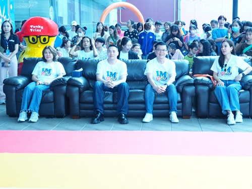 ศูนย์การค้าอิมพีเรียล เวิลด์ สำโรง จัดงาน “IM PRIDE มา June มา Joy กัน” ณ ลานเทอเรส ชั้น 1 ศูนย์การค้าอิมพีเรียล เวิลด์ สำโรงศูนย์การค้าอิมพีเรียล เวิลด์ สำโรง จัดงาน “IM PRIDE มา June มา Joy กัน” เพื่อเป็นส่วนหนึ่งที่จะสร้างประสบการณ์ความสนุกของสีสันที่หลากหลายต้อนรับเทศกาล Pride Month ซึ่งเป็นเดือนแห่งความหลากหลายของทุกเพศทุกวัย ที่จะได้มา enjoy ด้วยกันในพื้นที่แห่งนี้ โดยในการจัดงาน “IM PRIDE มา June มา Joy กัน” ครั้งนี้ ทางศูนย์การค้าอิมพีเรียล เวิลด์สำโรง ได้เห็นถึงความสำคัญของความเท่าเทียมกัน ไม่ว่าจะเพศใดก็ตาม ก็สามารถแสดงความเป็นตัวตนของตัวเองและความสนุกสนานได้อย่างอิสระ และศูนย์การค้าอิมพีเรียล เวิลด์ สำโรง ขอร่วมเป็นส่วนหนึ่งของความหลากหลายแห่งสีสัน ที่ทุกเพศ ทุกวัยสามารถมาใช้ชีวิตที่ ศูนย์การค้าอิมพีเรียล เวิลด์ สำโรง ตอบโจทย์ทุก Lifestyle ตามคอนเซ็ป ALL GEN ENJOY ครบ จบในที่เดียว ในวันที่ 8 มิ.ย. 67 เวลา 17.00 น. มีกิจกรรมเปิดงาน “IM PRIDE มา June มา Joy กัน”โดยทีมผู้บริหารศูนย์การค้าฯ นำโดย คุณโอฬาร กิจเลิศไพโรจน์ รองกรรมการผู้จัดการใหญ่ ศูนย์การค้าอิมพีเรียลเวิลด์ สำโรง ร่วมเดินขบวนเปิดงานพร้อมกับ อินฟลูเอนเซอร์ชื่อดัง ที่มีความสามารถหลากหลาย สร้างรอยยิ้มและความสนุกสนาน มาร่วมเป็นตัวแทนในการมอบธงลักษณ์ IM Pride นั่นคือ “แก๊งหิ้วหวี” นำทีมโดย นัท นิสามณี /เอแคลร์ จือปาก / มิกซ์ เฉลิมศรี / ตูน Alie Blackcobra / เอิ้ก ชาลิสา เพื่อเป็นการแสดงถึงการยอมรับในตัวตนและความเท่าเทียมของทุกคน นอกนี้ แก๊งหิ้วหวี ยังได้ร่วมเดินแฟชั่นโชว์ เล่นเกมส์ และร้องเพลง สร้างความสนุกสนานให้กับผู้ที่มาร่วมงานอีกด้วย การจัดงาน “IM PRIDE มา June มา Joy กัน” มีกิจกรรมมากมาย เช่น ช้อปแบบปล่อยจอยรับสิทธิ์ร่วมสนุกกับกิจกรรม Bear Pride Paint บ่งบอกความเป็นตัวตนของคุณ เมื่อช้อปสินค้าภายในศูนย์ฯจากร้านค้าที่เข้าร่วมรายการครบ 1,500 บาท (เฉพาะวันที่ 8-9 และ 15-16 มิ.ย. 67) / การแสดงคาบาเร่ต์โชว์ /การประกวดเต้น Cover Dance / มุมถ่ายรูปเช็คอินสีสันสดใส ซึ่งการจัดงาน “IM PRIDE มา June มา Joy กัน” จะจัดถึงวันที่ 30 มิถุนายน 2567 บริเวณลานเทอเรส ชั้น 1 ศูนย์การค้าอิมพีเรียล เวิลด์ สำโรง