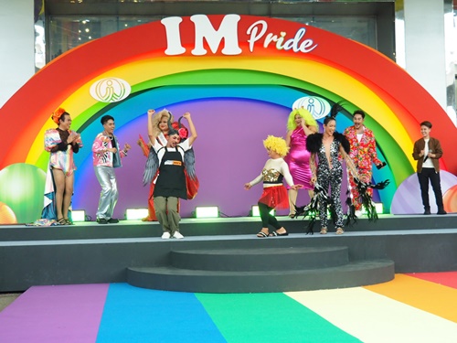  ศูนย์การค้าอิมพีเรียล เวิลด์ สำโรง จัดงาน “IM PRIDE มา June มา Joy กัน” ณ ลานเทอเรส ชั้น 1 ศูนย์การค้าอิมพีเรียล เวิลด์ สำโรงศูนย์การค้าอิมพีเรียล เวิลด์ สำโรง จัดงาน “IM PRIDE มา June มา Joy กัน” เพื่อเป็นส่วนหนึ่งที่จะสร้างประสบการณ์ความสนุกของสีสันที่หลากหลายต้อนรับเทศกาล Pride Month ซึ่งเป็นเดือนแห่งความหลากหลายของทุกเพศทุกวัย ที่จะได้มา enjoy ด้วยกันในพื้นที่แห่งนี้ โดยในการจัดงาน “IM PRIDE มา June มา Joy กัน” ครั้งนี้ ทางศูนย์การค้าอิมพีเรียล เวิลด์สำโรง ได้เห็นถึงความสำคัญของความเท่าเทียมกัน ไม่ว่าจะเพศใดก็ตาม ก็สามารถแสดงความเป็นตัวตนของตัวเองและความสนุกสนานได้อย่างอิสระ และศูนย์การค้าอิมพีเรียล เวิลด์ สำโรง ขอร่วมเป็นส่วนหนึ่งของความหลากหลายแห่งสีสัน ที่ทุกเพศ ทุกวัยสามารถมาใช้ชีวิตที่ ศูนย์การค้าอิมพีเรียล เวิลด์ สำโรง ตอบโจทย์ทุก Lifestyle ตามคอนเซ็ป ALL GEN ENJOY ครบ จบในที่เดียว ในวันที่ 8 มิ.ย. 67 เวลา 17.00 น. มีกิจกรรมเปิดงาน “IM PRIDE มา June มา Joy กัน”โดยทีมผู้บริหารศูนย์การค้าฯ นำโดย คุณโอฬาร กิจเลิศไพโรจน์ รองกรรมการผู้จัดการใหญ่ ศูนย์การค้าอิมพีเรียลเวิลด์ สำโรง ร่วมเดินขบวนเปิดงานพร้อมกับ อินฟลูเอนเซอร์ชื่อดัง ที่มีความสามารถหลากหลาย สร้างรอยยิ้มและความสนุกสนาน มาร่วมเป็นตัวแทนในการมอบธงลักษณ์ IM Pride นั่นคือ “แก๊งหิ้วหวี” นำทีมโดย นัท นิสามณี /เอแคลร์ จือปาก / มิกซ์ เฉลิมศรี / ตูน Alie Blackcobra / เอิ้ก ชาลิสา เพื่อเป็นการแสดงถึงการยอมรับในตัวตนและความเท่าเทียมของทุกคน นอกนี้ แก๊งหิ้วหวี ยังได้ร่วมเดินแฟชั่นโชว์ เล่นเกมส์ และร้องเพลง สร้างความสนุกสนานให้กับผู้ที่มาร่วมงานอีกด้วย การจัดงาน “IM PRIDE มา June มา Joy กัน” มีกิจกรรมมากมาย เช่น ช้อปแบบปล่อยจอยรับสิทธิ์ร่วมสนุกกับกิจกรรม Bear Pride Paint บ่งบอกความเป็นตัวตนของคุณ เมื่อช้อปสินค้าภายในศูนย์ฯจากร้านค้าที่เข้าร่วมรายการครบ 1,500 บาท (เฉพาะวันที่ 8-9 และ 15-16 มิ.ย. 67) / การแสดงคาบาเร่ต์โชว์ /การประกวดเต้น Cover Dance / มุมถ่ายรูปเช็คอินสีสันสดใส ซึ่งการจัดงาน “IM PRIDE มา June มา Joy กัน” จะจัดถึงวันที่ 30 มิถุนายน 2567 บริเวณลานเทอเรส ชั้น 1 ศูนย์การค้าอิมพีเรียล เวิลด์ สำโรง