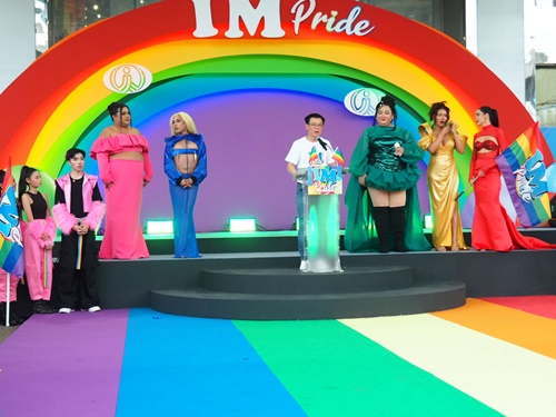  ศูนย์การค้าอิมพีเรียล เวิลด์ สำโรง จัดงาน “IM PRIDE มา June มา Joy กัน” ณ ลานเทอเรส ชั้น 1 ศูนย์การค้าอิมพีเรียล เวิลด์ สำโรงศูนย์การค้าอิมพีเรียล เวิลด์ สำโรง จัดงาน “IM PRIDE มา June มา Joy กัน” เพื่อเป็นส่วนหนึ่งที่จะสร้างประสบการณ์ความสนุกของสีสันที่หลากหลายต้อนรับเทศกาล Pride Month ซึ่งเป็นเดือนแห่งความหลากหลายของทุกเพศทุกวัย ที่จะได้มา enjoy ด้วยกันในพื้นที่แห่งนี้ โดยในการจัดงาน “IM PRIDE มา June มา Joy กัน” ครั้งนี้ ทางศูนย์การค้าอิมพีเรียล เวิลด์สำโรง ได้เห็นถึงความสำคัญของความเท่าเทียมกัน ไม่ว่าจะเพศใดก็ตาม ก็สามารถแสดงความเป็นตัวตนของตัวเองและความสนุกสนานได้อย่างอิสระ และศูนย์การค้าอิมพีเรียล เวิลด์ สำโรง ขอร่วมเป็นส่วนหนึ่งของความหลากหลายแห่งสีสัน ที่ทุกเพศ ทุกวัยสามารถมาใช้ชีวิตที่ ศูนย์การค้าอิมพีเรียล เวิลด์ สำโรง ตอบโจทย์ทุก Lifestyle ตามคอนเซ็ป ALL GEN ENJOY ครบ จบในที่เดียว ในวันที่ 8 มิ.ย. 67 เวลา 17.00 น. มีกิจกรรมเปิดงาน “IM PRIDE มา June มา Joy กัน”โดยทีมผู้บริหารศูนย์การค้าฯ นำโดย คุณโอฬาร กิจเลิศไพโรจน์ รองกรรมการผู้จัดการใหญ่ ศูนย์การค้าอิมพีเรียลเวิลด์ สำโรง ร่วมเดินขบวนเปิดงานพร้อมกับ อินฟลูเอนเซอร์ชื่อดัง ที่มีความสามารถหลากหลาย สร้างรอยยิ้มและความสนุกสนาน มาร่วมเป็นตัวแทนในการมอบธงลักษณ์ IM Pride นั่นคือ “แก๊งหิ้วหวี” นำทีมโดย นัท นิสามณี /เอแคลร์ จือปาก / มิกซ์ เฉลิมศรี / ตูน Alie Blackcobra / เอิ้ก ชาลิสา เพื่อเป็นการแสดงถึงการยอมรับในตัวตนและความเท่าเทียมของทุกคน นอกนี้ แก๊งหิ้วหวี ยังได้ร่วมเดินแฟชั่นโชว์ เล่นเกมส์ และร้องเพลง สร้างความสนุกสนานให้กับผู้ที่มาร่วมงานอีกด้วย การจัดงาน “IM PRIDE มา June มา Joy กัน” มีกิจกรรมมากมาย เช่น ช้อปแบบปล่อยจอยรับสิทธิ์ร่วมสนุกกับกิจกรรม Bear Pride Paint บ่งบอกความเป็นตัวตนของคุณ เมื่อช้อปสินค้าภายในศูนย์ฯจากร้านค้าที่เข้าร่วมรายการครบ 1,500 บาท (เฉพาะวันที่ 8-9 และ 15-16 มิ.ย. 67) / การแสดงคาบาเร่ต์โชว์ /การประกวดเต้น Cover Dance / มุมถ่ายรูปเช็คอินสีสันสดใส ซึ่งการจัดงาน “IM PRIDE มา June มา Joy กัน” จะจัดถึงวันที่ 30 มิถุนายน 2567 บริเวณลานเทอเรส ชั้น 1 ศูนย์การค้าอิมพีเรียล เวิลด์ สำโรง