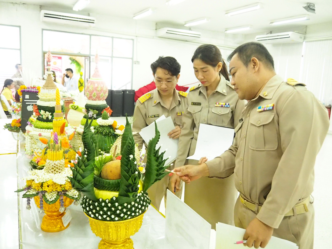 วิทยาลัยสารพัดช่างสมุทรปราการ จัดพิธีไหว้ครู และการประกวดพานไหว้ครู             เมื่อเวลา 08.00 น.วันจันทร์ ที่ 17 มิถุนายน 2567 วิทยาลัยสารพัดช่างสมุทรปราการ ได้จัดกิจกรรมพิธีไหว้ครู และมีการประกวดพานไหว้ครู ประจำปี การศึกษา 2567 โดยช่วงเช้าผู้อำนวยการฐิรนันท์ มณีรัตน์ ผู้อำนวยการวิทยาลัยสารพัดช่างสมุทรปราการ นำคณะครู นักเรียนวิทยาลัยสารพัดช่างสมุทรปราการ ร่วมพิธีไหว้พระวิษณุกรรม ซึ่งเป็นครูช่างสัญลักษณ์ของอาชีวศึกษา บริเวณด้านหน้าของวิทยาลัย เจิมแป้ง โปรยข้าวตอกดอกไม้ เครื่องมือการเรียนการสอน โดยมีคณะครูอาจารย์และนักเรียนร่วมจุดธูปร่วมพิธีไหว้พระวิษณุกรรม           จากนั้นเป็นพิธีไหว้ครู มีการแสดงของนักเรียนระดับชั้น ปวช.และนักเรียนหลักสูตรระยะสั้น ณ ห้องประชุมอาคาร 4 ชั้น 5 วิทยาลัยสารพัดช่างสมุทรปราการ โดยมีตัวแทนนักเรียน นำบดสวดบูชาครู และร้องเพลงพระคุณที่สาม พร้อมตัวแทนนักเรียน นักศึกษา แผนกต่างๆ นำพานมอบไหว้ครู  โดย ผู้อำนวยการฐิรนันท์ มณีรัตน์ ผู้อำนวยการวิทยาลัยสารพัดช่างสมุทรปราการ ได้ให้โอวาทและมอบทุนการศึกษาให้กับนักเรียนและมอบรางวัลการประกวดพานไหว้ครู โดยผู้ชนะประเภทสวยงาม ที่ 1 แผนกอาหาร สาขาบางพลี ที่ 2 แผนกคอมพิวเตอร์ธุรกิจ ปวช 2 และที่ 3 แผนกอาหาร สาขาปากน้ำ ส่วนประเภทความคิดสร้างสรรค์ ที่ 1 แผนกคอมพิวเตอร์ธุรกิจ ปวช 1 ที่ 2 แผนกเสริมสวยและ  ที่ 3 แผนกช่างกล              การไหว้ครูนั้น ถือ เป็นพิธีกรรมที่นิยมปฏิบัติมาแต่สมัยโบราณ ที่แสดงความเคารพสักการบูชาครูบาอาจารย์ด้วยความสำนึกในพระคุณของท่าน ซึ่งนักเรียนต้องนำดอกไม้ ธูป เทียน ไปสักการบูชาครูเพื่อแสดงตนขอเป็นศิษย์ประพฤติตนเป็นคนดีเพื่อนำความรู้ไปประกอบวิชาชีพต่อไป   