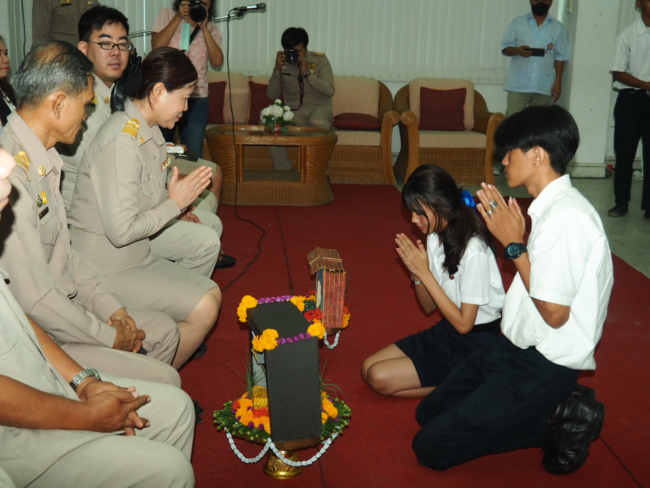 วิทยาลัยสารพัดช่างสมุทรปราการ จัดพิธีไหว้ครู และการประกวดพานไหว้ครู             เมื่อเวลา 08.00 น.วันจันทร์ ที่ 17 มิถุนายน 2567 วิทยาลัยสารพัดช่างสมุทรปราการ ได้จัดกิจกรรมพิธีไหว้ครู และมีการประกวดพานไหว้ครู ประจำปี การศึกษา 2567 โดยช่วงเช้าผู้อำนวยการฐิรนันท์ มณีรัตน์ ผู้อำนวยการวิทยาลัยสารพัดช่างสมุทรปราการ นำคณะครู นักเรียนวิทยาลัยสารพัดช่างสมุทรปราการ ร่วมพิธีไหว้พระวิษณุกรรม ซึ่งเป็นครูช่างสัญลักษณ์ของอาชีวศึกษา บริเวณด้านหน้าของวิทยาลัย เจิมแป้ง โปรยข้าวตอกดอกไม้ เครื่องมือการเรียนการสอน โดยมีคณะครูอาจารย์และนักเรียนร่วมจุดธูปร่วมพิธีไหว้พระวิษณุกรรม           จากนั้นเป็นพิธีไหว้ครู มีการแสดงของนักเรียนระดับชั้น ปวช.และนักเรียนหลักสูตรระยะสั้น ณ ห้องประชุมอาคาร 4 ชั้น 5 วิทยาลัยสารพัดช่างสมุทรปราการ โดยมีตัวแทนนักเรียน นำบดสวดบูชาครู และร้องเพลงพระคุณที่สาม พร้อมตัวแทนนักเรียน นักศึกษา แผนกต่างๆ นำพานมอบไหว้ครู  โดย ผู้อำนวยการฐิรนันท์ มณีรัตน์ ผู้อำนวยการวิทยาลัยสารพัดช่างสมุทรปราการ ได้ให้โอวาทและมอบทุนการศึกษาให้กับนักเรียนและมอบรางวัลการประกวดพานไหว้ครู โดยผู้ชนะประเภทสวยงาม ที่ 1 แผนกอาหาร สาขาบางพลี ที่ 2 แผนกคอมพิวเตอร์ธุรกิจ ปวช 2 และที่ 3 แผนกอาหาร สาขาปากน้ำ ส่วนประเภทความคิดสร้างสรรค์ ที่ 1 แผนกคอมพิวเตอร์ธุรกิจ ปวช 1 ที่ 2 แผนกเสริมสวยและ  ที่ 3 แผนกช่างกล              การไหว้ครูนั้น ถือ เป็นพิธีกรรมที่นิยมปฏิบัติมาแต่สมัยโบราณ ที่แสดงความเคารพสักการบูชาครูบาอาจารย์ด้วยความสำนึกในพระคุณของท่าน ซึ่งนักเรียนต้องนำดอกไม้ ธูป เทียน ไปสักการบูชาครูเพื่อแสดงตนขอเป็นศิษย์ประพฤติตนเป็นคนดีเพื่อนำความรู้ไปประกอบวิชาชีพต่อไป   