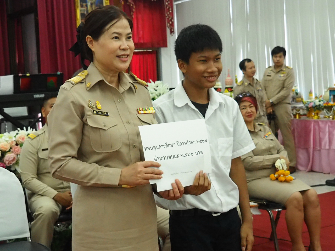 วิทยาลัยสารพัดช่างสมุทรปราการ จัดพิธีไหว้ครู และการประกวดพานไหว้ครู             เมื่อเวลา 08.00 น.วันจันทร์ ที่ 17 มิถุนายน 2567 วิทยาลัยสารพัดช่างสมุทรปราการ ได้จัดกิจกรรมพิธีไหว้ครู และมีการประกวดพานไหว้ครู ประจำปี การศึกษา 2567 โดยช่วงเช้าผู้อำนวยการฐิรนันท์ มณีรัตน์ ผู้อำนวยการวิทยาลัยสารพัดช่างสมุทรปราการ นำคณะครู นักเรียนวิทยาลัยสารพัดช่างสมุทรปราการ ร่วมพิธีไหว้พระวิษณุกรรม ซึ่งเป็นครูช่างสัญลักษณ์ของอาชีวศึกษา บริเวณด้านหน้าของวิทยาลัย เจิมแป้ง โปรยข้าวตอกดอกไม้ เครื่องมือการเรียนการสอน โดยมีคณะครูอาจารย์และนักเรียนร่วมจุดธูปร่วมพิธีไหว้พระวิษณุกรรม           จากนั้นเป็นพิธีไหว้ครู มีการแสดงของนักเรียนระดับชั้น ปวช.และนักเรียนหลักสูตรระยะสั้น ณ ห้องประชุมอาคาร 4 ชั้น 5 วิทยาลัยสารพัดช่างสมุทรปราการ โดยมีตัวแทนนักเรียน นำบดสวดบูชาครู และร้องเพลงพระคุณที่สาม พร้อมตัวแทนนักเรียน นักศึกษา แผนกต่างๆ นำพานมอบไหว้ครู  โดย ผู้อำนวยการฐิรนันท์ มณีรัตน์ ผู้อำนวยการวิทยาลัยสารพัดช่างสมุทรปราการ ได้ให้โอวาทและมอบทุนการศึกษาให้กับนักเรียนและมอบรางวัลการประกวดพานไหว้ครู โดยผู้ชนะประเภทสวยงาม ที่ 1 แผนกอาหาร สาขาบางพลี ที่ 2 แผนกคอมพิวเตอร์ธุรกิจ ปวช 2 และที่ 3 แผนกอาหาร สาขาปากน้ำ ส่วนประเภทความคิดสร้างสรรค์ ที่ 1 แผนกคอมพิวเตอร์ธุรกิจ ปวช 1 ที่ 2 แผนกเสริมสวยและ  ที่ 3 แผนกช่างกล              การไหว้ครูนั้น ถือ เป็นพิธีกรรมที่นิยมปฏิบัติมาแต่สมัยโบราณ ที่แสดงความเคารพสักการบูชาครูบาอาจารย์ด้วยความสำนึกในพระคุณของท่าน ซึ่งนักเรียนต้องนำดอกไม้ ธูป เทียน ไปสักการบูชาครูเพื่อแสดงตนขอเป็นศิษย์ประพฤติตนเป็นคนดีเพื่อนำความรู้ไปประกอบวิชาชีพต่อไป   