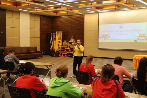 ท.ต.บางปู จัดอบรมหลักสูตรผู้สัมผัสอาหาร โครงการพัฒนาศักยภาพผู้ประกอบกิจการและผู้สัมผัสอาหาร เทศบาลตำบลบางปู อ.เมือง จ.สมุทรปราการ จัดอบรมหลักสูตรผู้สัมผัสอาหาร โครงการพัฒนาศักยภาพผู้ประกอบกิจการและผู้สัมผัสอาหาร ณ ห้องประชุม1 ชั้น5 เทศบาลตำบลบางปู โดยเชิญทีมวิทยากรจากสำนักงานสาธารณสุขจังหวัดสมุทรปราการ เป็นผู้บรรยายให้ความรู้แก่ผู้เข้ารับการอบรม และจัดกิจกรรมกลุ่มเพื่อสาธิตและฝึกปฏิบัติ ให้กับผู้สัมผัสอาหาร ในสถานที่จำหน่ายอาหารในเขตเทศบาลตำบลบางปู หลักสูตรผู้สัมผัสอาหาร จัดอบรมให้กับผู้ปรุง จำหน่ายหรือเสิร์ฟ จำนวน 50 คน เพื่อสร้างความรู้ความเข้าใจด้านการสุขาภิบาลอาหาร และเพื่อให้ผู้ประกอบกิจการและผู้สัมผัสอาหารปฏิบัติตนได้อย่างถูกต้อง นำไปสู่การพัฒนาสถานประกอบกิจการให้ได้มาตรฐาน ถูกสุขลักษณะทำให้อาหารมีความสะอาดและปลอดภัยต่อผู้บริโภค โดยมีหัวข้อในการอบรม ดังนี้ - มาตรฐานการสุขาภิบาลอาหารในสถานประกอบกิจการด้านอาหาร - สุขวิทยาส่วนบุคคลของผู้สัมผัสอาหาร - กฎหมายที่เกี่ยวข้องกับผู้ประกอบกิจการด้านอาหาร ทั้งนี้ มีการจัดกิจกรรมบรรยายให้ความรู้ตามหลักสูตรการจัดอบรมผู้ประกอบกิจการและผู้สัมผัสอาหาร ของกรมอนามัย การแบ่งกลุ่มสาธิตและฝึกปฏิบัติ เป็น 3 กลุ่มได้แก่ กลุ่มที่ 1 เรียนรู้วิธีการล้างผักและผลไม้ที่ถูกวิธี กลุ่มที่ 2 เรียนรู้วิธีการเลือกภาชนะ และเครื่องปรุงรสอาหาร กลุ่มที่ 3 เรียนรู้เทคนิคการตรวจทางด้านเคมี ชีวภาพในอาหารและการวัดอุณหภูมิและความเข้มแสง ภายหลังการอบรมมีการทำแบบทดสอบและสำหรับผู้ที่ผ่านเกณฑ์จะได้รับมอบวุฒิบัตรตามมาตรฐานการสุขาภิบาลอาหารในสถานประกอบกิจการด้านอาหาร