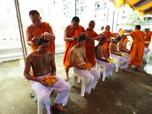 วัดแหลมจัดพิธีอุปสมบทหมู่ถวายเป็นพระราชกุศล ที่วัดแหลม ต.บางหญ้าแพรก อ.พระประแดง จ.สมุทรปราการ ได้มีพิธีบรรพชาอุปสมบทเฉลิมพระเกียรติ เนื่องในโอกาสมหามงคล ถวายเป็นพระราชกุศล พระบาทสมเด็จพระปรเมนทรรามาธิบดีศรีสินทรมหาวชิราลงกรณ พระวชิรเกล้าเจ้าอยู่หัว เนื่องในโอกาสมหามลคลเฉลิมพระชนมพรรษา 6 รอบ 28กรกฎาคม 2567 โดยมีผู้เข้าอุปสมบท จำนวน 14 คน มีพระราชพัฒนสุนทร รองเจ้าคณะจังหวัดสมุทรปราการ เป็นองค์ประธานฝ่ายสงฆ์ พระครูปลัดชัชวาล อนาลโยดร. เจ้าอาวาสวัดแหลม ปลงผมผู้อุปสมบท โดยมีนายกิตติศักดิ์ ศีลภูษิต นายกสมาคมศิษย์เก่าวัดทรงธรรม และพุทธศาสนิกชนและญาติ ร่วมปลงผมผู้เข้าพิธีอุปสมบท จากนั้นนายอานนท์ บูรณะภักดี นายอำเภอพระประแดงเป็นประธานในพิธีวางพานพุ่มเงินพุ่มทอง และเปิดกรวยกระทงดอกไม้ถวายพระพร โดยมีนายสรรเกียรติ กุลเจริญ นายกเทศมนตรีเมืองปู่เจ้าสมิงพราย พ.ต.อ.รักศักดิ์ เมฆจินดา ผกก.สภ.สำโรงใต้ นางอมรรัตน์ โพธิ์ตระการ ผู้อำนวยการโรงเรียนวัดแหลม นายชำนาญ ชาญไชย ผู้อำนวยการสำนักงานพระพุทธศาสนา จังหวัดสมุทรปราการ พลตำรวจตรีนายแพทย์ไพบูลย์ มะระพฤกษ์วรรณ ที่ปรึกษาโรงพยาบาลตำรวจ ร่วมวางพุ่มเงินพุ่มทอง โดยพระวชิรธาดา ผู้รักษาการแทนเจ้าคณะอำเภอพระประแดง เป็นองค์ประธานฝ่ายสงฆ์เทศนาสอนนาค และจะมีพิธีบรรพชาในวันศุกร์ที่ 19 กรกฎาคม 2567 โดยพระครูสุนทรสุดสาร เจ้าคณะตำบลบางหญ้าแพรก เป็นพระอุปัชฌาย์ โดยทางวัดแหลมได้ดำเนินโครงการอุปสมบทมาอย่างต่อเนื่องเป็นประจำทุกปีและปีนี้เพื่อเฉลิมพระเกียรติพระบาทสมเด็จพระเจ้าอยู่หัวรัชกาลที่10 จึงมีพุทธศาสนิกชนที่เลื่อมใสศรัทาในพุทธศาสนา เข้าร่วมบรรพชาอุปสมบท จำนวน 14คน เพื่อร่วมแสดงออกในความจงรักภักดี สำนึกในพระมหากรุณาธิคุณ พระบาทสมเด็จพระเจ้าอยู่หัวรัชกาลที่10