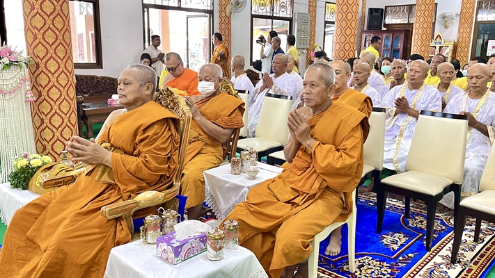 วัดแหลมจัดพิธีอุปสมบทหมู่ถวายเป็นพระราชกุศล ที่วัดแหลม ต.บางหญ้าแพรก อ.พระประแดง จ.สมุทรปราการ ได้มีพิธีบรรพชาอุปสมบทเฉลิมพระเกียรติ เนื่องในโอกาสมหามงคล ถวายเป็นพระราชกุศล พระบาทสมเด็จพระปรเมนทรรามาธิบดีศรีสินทรมหาวชิราลงกรณ พระวชิรเกล้าเจ้าอยู่หัว เนื่องในโอกาสมหามลคลเฉลิมพระชนมพรรษา 6 รอบ 28กรกฎาคม 2567 โดยมีผู้เข้าอุปสมบท จำนวน 14 คน มีพระราชพัฒนสุนทร รองเจ้าคณะจังหวัดสมุทรปราการ เป็นองค์ประธานฝ่ายสงฆ์ พระครูปลัดชัชวาล อนาลโยดร. เจ้าอาวาสวัดแหลม ปลงผมผู้อุปสมบท โดยมีนายกิตติศักดิ์ ศีลภูษิต นายกสมาคมศิษย์เก่าวัดทรงธรรม และพุทธศาสนิกชนและญาติ ร่วมปลงผมผู้เข้าพิธีอุปสมบท จากนั้นนายอานนท์ บูรณะภักดี นายอำเภอพระประแดงเป็นประธานในพิธีวางพานพุ่มเงินพุ่มทอง และเปิดกรวยกระทงดอกไม้ถวายพระพร โดยมีนายสรรเกียรติ กุลเจริญ นายกเทศมนตรีเมืองปู่เจ้าสมิงพราย พ.ต.อ.รักศักดิ์ เมฆจินดา ผกก.สภ.สำโรงใต้ นางอมรรัตน์ โพธิ์ตระการ ผู้อำนวยการโรงเรียนวัดแหลม นายชำนาญ ชาญไชย ผู้อำนวยการสำนักงานพระพุทธศาสนา จังหวัดสมุทรปราการ พลตำรวจตรีนายแพทย์ไพบูลย์ มะระพฤกษ์วรรณ ที่ปรึกษาโรงพยาบาลตำรวจ ร่วมวางพุ่มเงินพุ่มทอง โดยพระวชิรธาดา ผู้รักษาการแทนเจ้าคณะอำเภอพระประแดง เป็นองค์ประธานฝ่ายสงฆ์เทศนาสอนนาค และจะมีพิธีบรรพชาในวันศุกร์ที่ 19 กรกฎาคม 2567 โดยพระครูสุนทรสุดสาร เจ้าคณะตำบลบางหญ้าแพรก เป็นพระอุปัชฌาย์ โดยทางวัดแหลมได้ดำเนินโครงการอุปสมบทมาอย่างต่อเนื่องเป็นประจำทุกปีและปีนี้เพื่อเฉลิมพระเกียรติพระบาทสมเด็จพระเจ้าอยู่หัวรัชกาลที่10 จึงมีพุทธศาสนิกชนที่เลื่อมใสศรัทาในพุทธศาสนา เข้าร่วมบรรพชาอุปสมบท จำนวน 14คน เพื่อร่วมแสดงออกในความจงรักภักดี สำนึกในพระมหากรุณาธิคุณ พระบาทสมเด็จพระเจ้าอยู่หัวรัชกาลที่10