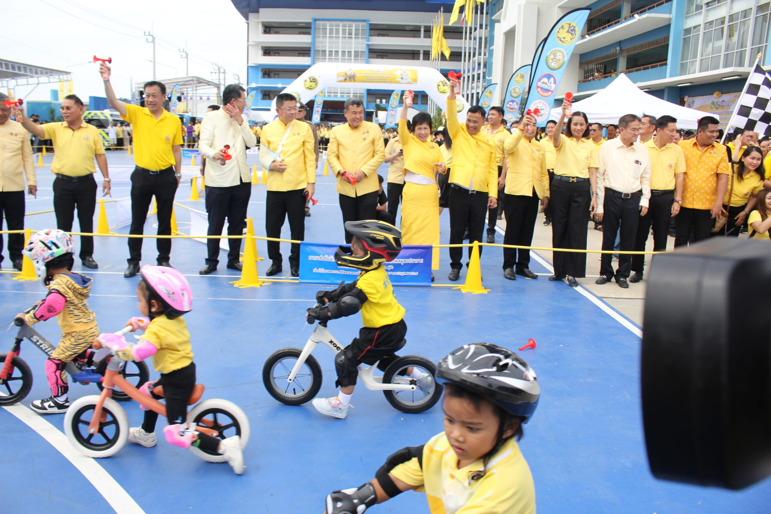 เทศบาลตำบลแพรกษา จัดโครงการแข่งขันจักรยานขาไถ (Balance Bike) เฉลิมพระเกียรติพระบาทสมเด็จพระเจ้าอยู่หัว เนื่องในโอกาสพระราชพิธีมหามงคลเฉลิมพระชนมพรรษา 6 รอบ 28 กรกฎาคม 2567 วันที่ 21 กรกฏาคม 2567 เวลา 09.00 น. ที่โรงเรียนมัธยมแพรกษาวิเทศศึกษา สังกัดเทศบาลตำบลแพรกษา อำเภอเมือง จังหวัดสมุทรปราการ เทศบาลตำบลแพรกษา ได้จัดโครงการแข่งขันจักรยานขาไถ (Balance Bike) เฉลิมพระเกียรติพระบาทสมเด็จพระเจ้าอยู่หัว เนื่องในโอกาสพระราชพิธีมหามงคลเฉลิมพระชนมพรรษา 6 รอบ 28 กรกฎาคม 2567 โดยมี ดร. สุทธิพงษ์ จุลเจริญ ปลัดกระทรวงมหาดไทย เป็นประธานเปิดงาน และมี นางอรัญญา สุวรรณบุตร นายกเทศมนตรีตำบลแพรกษา กล่าวรายงานถึงวัตถุประสงค์ของการจัดงาน โดยมี นายศุภมิตร ชิณศรี ผู้ว่าจังหวัดสมุทรปราการ นายสุพจน์ ภูติเกียรติขจร นายสุจินต์ วาจากิจ นายประทีป นทีทวีวัฒน์ รองผู้ว่าราชการจังหวัดสมุทรปราการ ดร.ยงยุทธ สุวรรณบุตร อดีตสมาชิกสภาผู้แทนราษฎร เขต 2 จังหวัดสมุทรปราการ ที่ปรึกษากิตติมศักดิ์นายกเทศมนตรีตำบลแพรกษา นายสมศักดิ์ แก้วเสนา ปลัดจังหวัดสมุทรปราการ ตลอดจน หัวหน้าส่วนราชการ จากองค์กรปกครองส่วนท้องถิ่น ทั้ง 6 อำเภอ นำคณะครู ผู้ปกครองและนักเรียนโรงเรียน ในสังกัดหน่วยงานต่างๆ เข้ารวมกิจกรรมกันอย่างคึกคัก พร้อมชมการแสดงของนักเรียนโรงเรียนในสังกัดเทศบาลตำบลแพรกษา โดยการแข่งขันจักรยานขาไถ (Balance Bike) มีรุ่น 3 ปี ชาย-หญิง รุ่น 4 ปี ชาย-หญิง รุ่น 5 ปี ชาย-หญิง และรุ่น 6 ปี ชาย-หญิง รอบชิงชนะเลิศระดับจังหวัดสมุทรปราการ รวมกว่า 300 คน สำหรับ การจัดโครงการแข่งขันจักรยานขาไถ (Balance Bike) เฉลิมพระเกียรติฯ ในครั้งนี้ เพื่อน้อมสำนึกในพระมหากรุณาธิคุณพระบาทสมเด็จพระเจ้าอยู่หัว เนื่องในโอกาสพระราชพิธีมหามงคลเฉลิมพระชนมพรรษา 6 รอบ 28 กรกฎาคม 2567 และเพื่อส่งเสริมสนับสนุนให้เด็กปฐมวัย ได้ออกกำลังการ เพื่อพัฒนาการที่สมวัย สุขภาพสมบูรณ์แข็งแรงและใช้เวลาว่างให้เกิดประโยชน์ 