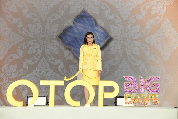 “มนพร” เปิดงาน OTOP Big Days เฉลิมพระเกียรติพระบาทสมเด็จพระเจ้าอยู่หัว เนื่องในโอกาสมหามงคลเฉลิมพระชนมพรรษา 6 รอบ 28 กรกฎาคม 2567 นางมนพร เจริญศรี รัฐมนตรีช่วยว่าการกระทรวงคมนาคม เป็นประธานพิธีเปิดงาน OTOP Big Days เฉลิมพระเกียรติพระบาทสมเด็จพระเจ้าอยู่หัว เนื่องในโอกาสมหามงคลเฉลิมพระชนมพรรษา 6 รอบ 28 กรกฎาคม 2567 พร้อมด้วย นายทวีศักดิ์ อนรรฆพันธ์ ที่ปรึกษารัฐมนตรีช่วยว่าการกระทรวงคมนาคม นายสรพันธ์ คุณากรวงศ์ ผู้ช่วยเลขานุการรัฐมนตรีว่าการกระทรวงคมนาคม นางสาวรัชนีพร ธิติทรัพย์ ผู้ตรวจราชการกระทรวงคมนาคม นางฉฎาณิศา ชำนาญเวช รองกรรมการผู้อำนวยการใหญ่ บริษัท ท่าอากาศยานไทย จำกัด (มหาชน) นายกิตติพงศ์ กิตติขจร ผู้อำนวยการท่าอากาศยานสุวรรณภูมิ เข้าร่วมงาน โดยมี นายเชิดพันธ์ โชติคุณ รองประธานกรรมการบริษัท โรงแรมท่าอากาศยานสุวรรณภูมิ จำกัด ให้การต้อนรับ ในวันที่ 15 กรกฎาคม 2567 ณ โรงแรมโนโวเทล สุวรรณภูมิ แอร์พอร์ต นางมนพร กล่าวว่า ตามที่รัฐบาลมีนโยบายผลักดัน Soft Power ของไทยให้เป็นที่รู้จักของนักท่องเที่ยวชาวไทยและชาวต่างชาติออกไปทั่วโลก กระทรวงคมนาคมพร้อมขับเคลื่อนนโยบายดังกล่าว โดยบริษัท โรงแรมท่าอากาศยานสุวรรณภูมิ จํากัด จัดงาน OTOP Big Days เฉลิมพระเกียรติพระบาทสมเด็จพระเจ้าอยู่หัว เนื่องในโอกาสมหามงคลเฉลิมพระชนมพรรษา 6 รอบ 28 กรกฎาคม 2567 เพื่อเฉลิมพระเกียรติและถวายความจงรักภักดีพระบาทสมเด็จพระเจ้าอยู่หัว ระหว่างวันที่ 15 - 17 กรกฎาคม 2567 ณ บริเวณโถงล๊อบบี้ โรงแรมโนโวเทล สุวรรณภูมิ ภายใต้แนวคิด " 72 ร้านค้า ภูมิปัญญาไทย มาไว้ใจกลางสุวรรณภูมิ" ซึ่งเป็นโรงแรมแห่งแรกที่จัดกิจกรรมนี้ มีความหลากหลายโดยผสมผสานอย่างลงตัว โดยเป็นการเปิดให้ผู้ประกอบการสินค้าผลิตภัณฑ์ OTOP มาจัดจำหน่ายสินค้าราคาพิเศษ และเป็นการเพิ่มช่องทางให้แก่ชุมชนท้องถิ่นในการส่งเสริมสินค้าที่มีคุณภาพ มุ่งหวังให้ผู้ผลิตมีรายได้เพิ่มขึ้นก่อให้เกิดการกระจายรายได้สู่ท้องถิ่น ส่งเสริมเศรษฐกิจชุมชนให้มีความเข้มแข็ง เพื่อให้ประชาชนมีคุณภาพชีวิตที่ดียิ่งขึ้น และเป็นสนับสนุนนโยบาย Soft Power ของรัฐบาลในการช่วยผลักดันเศรษฐกิจของประเทศ