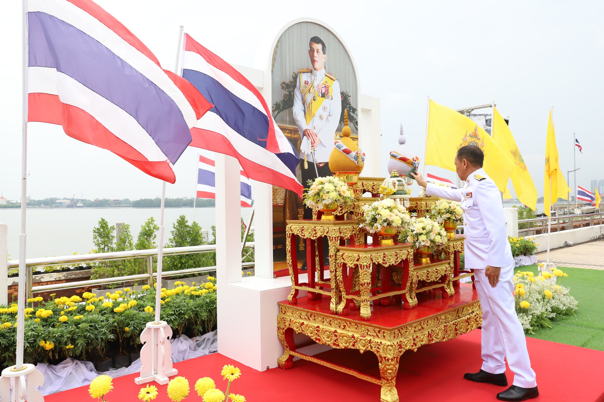สมุทรปราการ สุทธิวิทย์ ชยุตม์วรกานต์ จังหวัดสมุทรปราการ ประกอบพิธีพลีกรรมตักน้ำจากแหล่งน้ำศักดิ์สิทธิ์ จังหวัดสมุทรปราการ ประกอบพิธีพลีกรรมตักน้ำจากแหล่งน้ำศักดิ์สิทธิ์ เพื่อนำไปประกอบพิธีทำน้ำพระพุทธมนต์ศักดิ์สิทธิ์ เนื่องในโอกาสมหามงคลพระบาทสมเด็จพระเจ้าอยู่หัว ทรงเจริญพระชนมพรรษา 6 รอบ 28 กรกฎาคม 2567 . .นายศุภมิตร ชิณศรี ผู้ว่าราชการจังหวัดสมุทรปราการ เป็นประธานประกอบพิธีพลีกรรมตักน้ำจากแหล่งน้ำศักดิ์สิทธิ์ของจังหวัด เพื่อนำไปประกอบพิธีทำน้ำพระพุทธมนต์ศักดิ์สิทธิ์ เนื่องในโอกาสมหามงคลพระบาทสมเด็จพระเจ้าอยู่หัว ทรงเจริญพระชนมพรรษา 6 รอบ 28 กรกฎาคม 2567 จังหวัดสมุทรปราการ ได้พิจารณาใช้น้ำจากแม่น้ำเจ้าพระยาซึ่งเป็นแม่น้ำสายหลักของจังหวัดสมุทรปราการ บริเวณด้านหน้าองค์พระสมุทรเจดีย์ อำเภอพระสมุทรเจดีย์ ซึ่งเป็นแหล่งน้ำศักดิ์สิทธิ์ของจังหวัดสมุทรปราการ โดยผู้ว่าราชการจังหวัดสมุทรปราการ ประกอบพิธีตักน้ำศักดิ์สิทธิ์ใส่ขันสาครตามฤกษ์ ในเวลา 14.49 น. . จากนั้น ผู้ว่าราชการจังหวัดสมุทรปราการ ได้เชิญน้ำจากแหล่งน้ำศักดิ์สิทธิ์ ไปยังอุโบสถ(หลังเก่า) วัดพิชัยสงคราม ตำบลปากน้ำ อำเภอเมืองฯ จังหวัดสมุทรปราการ โดยมีริ้วขบวนอัญเชิญน้ำศักดิ์สิทธิ์ เริ่มต้นจากศาลากลางจังหวัดสมุทรปราการ ไปตามถนนประโคนชัยเข้าตลาดปากน้ำถึงวัดพิชัยสงคราม ระยะทางประมาณ 500 เมตร จากนั้น เชิญขันน้ำสาครและที่ตักน้ำไปยังภายในอุโบสถ(หลังเก่า)วัดพิชัยสงคราม สถานที่ประกอบพิธีทำน้ำพระพุทธมนต์ศักดิ์สิทธิ์ และจะประกอบพิธีทำน้ำพระพุทธมนต์ศักดิ์สิทธิ์ ในวันที่ 7 กรกฎาคม 2567 จากนั้นจะประกอบพิธีเวียนเทียนสมโภชน้ำพระพุทธมนต์ศักดิ์สิทธิ์ ในวันที่ 8 กรกฎาคม 2567 . .สำหรับน้ำจากแม่น้ำเจ้าพระยา แม่น้ำสายหลักของจังหวัดสมุทรปราการ บริเวณด้านหน้าองค์พระสมุทรเจดีย์ เป็นแหล่งน้ำศักดิ์สิทธิของจังหวัด ที่ใช้ทำน้ำพระพุทธมนต์เนื่องในพระราชพิธีสำคัญๆ และเนื่องในโอกาสมหามงคลพระบาทสมเด็จพระเจ้าอยู่หัว ทรงเจริญพระชนมพรรษา 6 รอบ 28 กรกฎาคม 2567 ในครั้งนี้ จังหวัดสมุทรปราการได้ใช้น้ำจากแหล่งน้ำศักดิ์สิทธิของจังหวัดแหล่งนี้เพื่อจัดทำน้ำพระพุทธมนต์ศักดิ์สิทธิ์