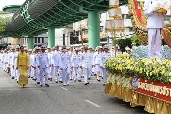 สมุทรปราการ สุทธิวิทย์ ชยุตม์วรกานต์ จังหวัดสมุทรปราการ ประกอบพิธีพลีกรรมตักน้ำจากแหล่งน้ำศักดิ์สิทธิ์ จังหวัดสมุทรปราการ ประกอบพิธีพลีกรรมตักน้ำจากแหล่งน้ำศักดิ์สิทธิ์ เพื่อนำไปประกอบพิธีทำน้ำพระพุทธมนต์ศักดิ์สิทธิ์ เนื่องในโอกาสมหามงคลพระบาทสมเด็จพระเจ้าอยู่หัว ทรงเจริญพระชนมพรรษา 6 รอบ 28 กรกฎาคม 2567 . .นายศุภมิตร ชิณศรี ผู้ว่าราชการจังหวัดสมุทรปราการ เป็นประธานประกอบพิธีพลีกรรมตักน้ำจากแหล่งน้ำศักดิ์สิทธิ์ของจังหวัด เพื่อนำไปประกอบพิธีทำน้ำพระพุทธมนต์ศักดิ์สิทธิ์ เนื่องในโอกาสมหามงคลพระบาทสมเด็จพระเจ้าอยู่หัว ทรงเจริญพระชนมพรรษา 6 รอบ 28 กรกฎาคม 2567 จังหวัดสมุทรปราการ ได้พิจารณาใช้น้ำจากแม่น้ำเจ้าพระยาซึ่งเป็นแม่น้ำสายหลักของจังหวัดสมุทรปราการ บริเวณด้านหน้าองค์พระสมุทรเจดีย์ อำเภอพระสมุทรเจดีย์ ซึ่งเป็นแหล่งน้ำศักดิ์สิทธิ์ของจังหวัดสมุทรปราการ โดยผู้ว่าราชการจังหวัดสมุทรปราการ ประกอบพิธีตักน้ำศักดิ์สิทธิ์ใส่ขันสาครตามฤกษ์ ในเวลา 14.49 น. . จากนั้น ผู้ว่าราชการจังหวัดสมุทรปราการ ได้เชิญน้ำจากแหล่งน้ำศักดิ์สิทธิ์ ไปยังอุโบสถ(หลังเก่า) วัดพิชัยสงคราม ตำบลปากน้ำ อำเภอเมืองฯ จังหวัดสมุทรปราการ โดยมีริ้วขบวนอัญเชิญน้ำศักดิ์สิทธิ์ เริ่มต้นจากศาลากลางจังหวัดสมุทรปราการ ไปตามถนนประโคนชัยเข้าตลาดปากน้ำถึงวัดพิชัยสงคราม ระยะทางประมาณ 500 เมตร จากนั้น เชิญขันน้ำสาครและที่ตักน้ำไปยังภายในอุโบสถ(หลังเก่า)วัดพิชัยสงคราม สถานที่ประกอบพิธีทำน้ำพระพุทธมนต์ศักดิ์สิทธิ์ และจะประกอบพิธีทำน้ำพระพุทธมนต์ศักดิ์สิทธิ์ ในวันที่ 7 กรกฎาคม 2567 จากนั้นจะประกอบพิธีเวียนเทียนสมโภชน้ำพระพุทธมนต์ศักดิ์สิทธิ์ ในวันที่ 8 กรกฎาคม 2567 . .สำหรับน้ำจากแม่น้ำเจ้าพระยา แม่น้ำสายหลักของจังหวัดสมุทรปราการ บริเวณด้านหน้าองค์พระสมุทรเจดีย์ เป็นแหล่งน้ำศักดิ์สิทธิของจังหวัด ที่ใช้ทำน้ำพระพุทธมนต์เนื่องในพระราชพิธีสำคัญๆ และเนื่องในโอกาสมหามงคลพระบาทสมเด็จพระเจ้าอยู่หัว ทรงเจริญพระชนมพรรษา 6 รอบ 28 กรกฎาคม 2567 ในครั้งนี้ จังหวัดสมุทรปราการได้ใช้น้ำจากแหล่งน้ำศักดิ์สิทธิของจังหวัดแหล่งนี้เพื่อจัดทำน้ำพระพุทธมนต์ศักดิ์สิทธิ์