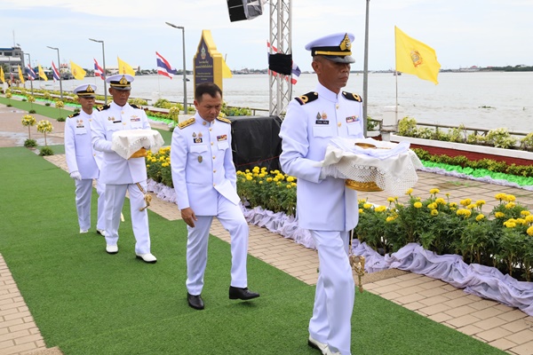 สมุทรปราการ สุทธิวิทย์ ชยุตม์วรกานต์ จังหวัดสมุทรปราการ ประกอบพิธีพลีกรรมตักน้ำจากแหล่งน้ำศักดิ์สิทธิ์ จังหวัดสมุทรปราการ ประกอบพิธีพลีกรรมตักน้ำจากแหล่งน้ำศักดิ์สิทธิ์ เพื่อนำไปประกอบพิธีทำน้ำพระพุทธมนต์ศักดิ์สิทธิ์ เนื่องในโอกาสมหามงคลพระบาทสมเด็จพระเจ้าอยู่หัว ทรงเจริญพระชนมพรรษา 6 รอบ 28 กรกฎาคม 2567 . .นายศุภมิตร ชิณศรี ผู้ว่าราชการจังหวัดสมุทรปราการ เป็นประธานประกอบพิธีพลีกรรมตักน้ำจากแหล่งน้ำศักดิ์สิทธิ์ของจังหวัด เพื่อนำไปประกอบพิธีทำน้ำพระพุทธมนต์ศักดิ์สิทธิ์ เนื่องในโอกาสมหามงคลพระบาทสมเด็จพระเจ้าอยู่หัว ทรงเจริญพระชนมพรรษา 6 รอบ 28 กรกฎาคม 2567 จังหวัดสมุทรปราการ ได้พิจารณาใช้น้ำจากแม่น้ำเจ้าพระยาซึ่งเป็นแม่น้ำสายหลักของจังหวัดสมุทรปราการ บริเวณด้านหน้าองค์พระสมุทรเจดีย์ อำเภอพระสมุทรเจดีย์ ซึ่งเป็นแหล่งน้ำศักดิ์สิทธิ์ของจังหวัดสมุทรปราการ โดยผู้ว่าราชการจังหวัดสมุทรปราการ ประกอบพิธีตักน้ำศักดิ์สิทธิ์ใส่ขันสาครตามฤกษ์ ในเวลา 14.49 น. . จากนั้น ผู้ว่าราชการจังหวัดสมุทรปราการ ได้เชิญน้ำจากแหล่งน้ำศักดิ์สิทธิ์ ไปยังอุโบสถ(หลังเก่า) วัดพิชัยสงคราม ตำบลปากน้ำ อำเภอเมืองฯ จังหวัดสมุทรปราการ โดยมีริ้วขบวนอัญเชิญน้ำศักดิ์สิทธิ์ เริ่มต้นจากศาลากลางจังหวัดสมุทรปราการ ไปตามถนนประโคนชัยเข้าตลาดปากน้ำถึงวัดพิชัยสงคราม ระยะทางประมาณ 500 เมตร จากนั้น เชิญขันน้ำสาครและที่ตักน้ำไปยังภายในอุโบสถ(หลังเก่า)วัดพิชัยสงคราม สถานที่ประกอบพิธีทำน้ำพระพุทธมนต์ศักดิ์สิทธิ์ และจะประกอบพิธีทำน้ำพระพุทธมนต์ศักดิ์สิทธิ์ ในวันที่ 7 กรกฎาคม 2567 จากนั้นจะประกอบพิธีเวียนเทียนสมโภชน้ำพระพุทธมนต์ศักดิ์สิทธิ์ ในวันที่ 8 กรกฎาคม 2567 . .สำหรับน้ำจากแม่น้ำเจ้าพระยา แม่น้ำสายหลักของจังหวัดสมุทรปราการ บริเวณด้านหน้าองค์พระสมุทรเจดีย์ เป็นแหล่งน้ำศักดิ์สิทธิของจังหวัด ที่ใช้ทำน้ำพระพุทธมนต์เนื่องในพระราชพิธีสำคัญๆ และเนื่องในโอกาสมหามงคลพระบาทสมเด็จพระเจ้าอยู่หัว ทรงเจริญพระชนมพรรษา 6 รอบ 28 กรกฎาคม 2567 ในครั้งนี้ จังหวัดสมุทรปราการได้ใช้น้ำจากแหล่งน้ำศักดิ์สิทธิของจังหวัดแหล่งนี้เพื่อจัดทำน้ำพระพุทธมนต์ศักดิ์สิทธิ์