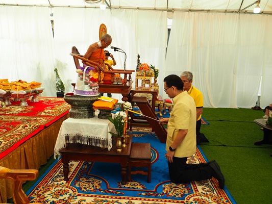 วัดแหลมจัดพิธีอุปสมบทหมู่ถวายเป็นพระราชกุศล ที่วัดแหลม ต.บางหญ้าแพรก อ.พระประแดง จ.สมุทรปราการ ได้มีพิธีบรรพชาอุปสมบทเฉลิมพระเกียรติ เนื่องในโอกาสมหามงคล ถวายเป็นพระราชกุศล พระบาทสมเด็จพระปรเมนทรรามาธิบดีศรีสินทรมหาวชิราลงกรณ พระวชิรเกล้าเจ้าอยู่หัว เนื่องในโอกาสมหามลคลเฉลิมพระชนมพรรษา 6 รอบ 28กรกฎาคม 2567 โดยมีผู้เข้าอุปสมบท จำนวน 14 คน มีพระราชพัฒนสุนทร รองเจ้าคณะจังหวัดสมุทรปราการ เป็นองค์ประธานฝ่ายสงฆ์ พระครูปลัดชัชวาล อนาลโยดร. เจ้าอาวาสวัดแหลม ปลงผมผู้อุปสมบท โดยมีนายกิตติศักดิ์ ศีลภูษิต นายกสมาคมศิษย์เก่าวัดทรงธรรม และพุทธศาสนิกชนและญาติ ร่วมปลงผมผู้เข้าพิธีอุปสมบท จากนั้นนายอานนท์ บูรณะภักดี นายอำเภอพระประแดงเป็นประธานในพิธีวางพานพุ่มเงินพุ่มทอง และเปิดกรวยกระทงดอกไม้ถวายพระพร โดยมีนายสรรเกียรติ กุลเจริญ นายกเทศมนตรีเมืองปู่เจ้าสมิงพราย พ.ต.อ.รักศักดิ์ เมฆจินดา ผกก.สภ.สำโรงใต้ นางอมรรัตน์ โพธิ์ตระการ ผู้อำนวยการโรงเรียนวัดแหลม นายชำนาญ ชาญไชย ผู้อำนวยการสำนักงานพระพุทธศาสนา จังหวัดสมุทรปราการ พลตำรวจตรีนายแพทย์ไพบูลย์ มะระพฤกษ์วรรณ ที่ปรึกษาโรงพยาบาลตำรวจ ร่วมวางพุ่มเงินพุ่มทอง โดยพระวชิรธาดา ผู้รักษาการแทนเจ้าคณะอำเภอพระประแดง เป็นองค์ประธานฝ่ายสงฆ์เทศนาสอนนาค และจะมีพิธีบรรพชาในวันศุกร์ที่ 19 กรกฎาคม 2567 โดยพระครูสุนทรสุดสาร เจ้าคณะตำบลบางหญ้าแพรก เป็นพระอุปัชฌาย์ โดยทางวัดแหลมได้ดำเนินโครงการอุปสมบทมาอย่างต่อเนื่องเป็นประจำทุกปีและปีนี้เพื่อเฉลิมพระเกียรติพระบาทสมเด็จพระเจ้าอยู่หัวรัชกาลที่10 จึงมีพุทธศาสนิกชนที่เลื่อมใสศรัทาในพุทธศาสนา เข้าร่วมบรรพชาอุปสมบท จำนวน 14คน เพื่อร่วมแสดงออกในความจงรักภักดี สำนึกในพระมหากรุณาธิคุณ พระบาทสมเด็จพระเจ้าอยู่หัวรัชกาลที่10