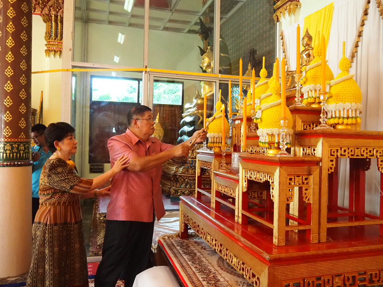 ครอบครัวเศรษฐีผู้ใจบุญทำพิธีฉลองศาลาการเปรียญหลังชำรุดทรุดโทรมมานาน เมื่อเวลา10.00น.วันที่13กรกฎาคม 2567 ที่วัดมหาวงษ์ ต.ปากน้ำ อ.เมือง จ.สมุทรปราการ ได้มีพิธีฉลองศาลาการเปรียญโดยนายอัครนันท์ พร้อมด้วย นางธัญยธรณ์ นางสาวปิยนุช และผู้ช่วยศาสตราจารย์แพทย์หญิงเกศริน พาณิชย์พิศาล ครอบครัวเศรษฐีผู้ใจบุญ ได้ร่วมบูรณะศาลาการเปรียญชั้น 2 วัดมหาวงษ์ ที่ชำรุดทรุดโทรม หลังคารั่ว จนพระภิกษุสงฆ์และพุทธศาสนิกชนไม่สามารถใช้งานได้ จึงได้ทำพิธีฉลองศาลาการเปรียญโดยนิมนต์พระภิกษุสงฆ์มาสวดเจริญพุทธมนต์และทำบุญเลี้ยงพระ โดยมีพุทธศาลนิกชนมาร่วมอนุโมทนาบุญกันจำนวนมาก นายอัครนันท์ กล่าวว่า เนื่องจากหลังคาลาการเปรียญที่ชั้น2 รั่วมานานหลายปี และภายในก็ทรุดโทรมไม่เคยได้รับการบูรณะ ยิ่งปล่อยไว้นาน ยิ่งพังลงมากทรุดโทรมลงไปทุกวัน จึงได้ปรึกษากับครอบครัว ร่วมใจกันบูรณะ โดยให้ช่างรื้อหลังคาออกมา พบว่าถูกปลวกกินจนเสียหาย จึงได้ทำการปรับปรุงทำหลังคาใหม่และรีโนเวทภายใน ให้มีความสวยงาม ทาสีใหม่ ประดับไฟภายใน ทั้งระบบไฟฟ้า เปลี่ยนใหม่ทั้งหมด รวมทั้งห้องน้ำด้านบน ใช้เงินในการบูรณะทั้งหมด 2ล้านกว่าบาท เริ่มทำมาตั้งแต่ 15ธันวาคม 2566 เป็นเวลา 210 วัน วันนี้จึงได้ทำพิธีฉลองศาลาและทำบุญเลี้ยงพระ ด้านนางธัญยธรณ์ พาณิชย์พิศาล กล่าวเสริมว่า เข้าพรรษานี้พระภิกษุสงฆ์ก็สามารถใช้ศาลาชั้น2 ประกอบกิจทางสงฆ์ได้ตามปกติ ผู้ที่จะมีถือศีลก็สามารถมานอนค้างที่วัดได้ เพราะแต่เดิมหลังคารั่ว น้ำไหลนอง จนไหลมาถึงชั้นล่าง ทำให้ไม่สามารถใช้ศาลาประกอบพิธีทางสงฆ์ได้ วันนี้จึงถือว่าได้ฤกษ์งามยามดี และมีประชาชนมาร่วมพิธีฉลองศาลาทำบุญเลี้ยงพระกันจำนวนมาก ได้อิ่มบุญกันถ้วนหน้า เพราะทั้งพระภิกษุสงฆ์สามารถใช้ศาลาประกอบกิจทางสงฆ์และประชาชนก็ใช้ศาลามาทำบุญได้ตามปกติแล้ว 