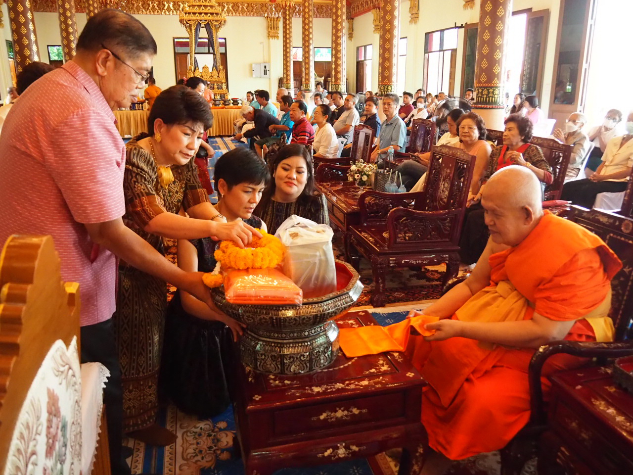 ครอบครัวเศรษฐีผู้ใจบุญทำพิธีฉลองศาลาการเปรียญหลังชำรุดทรุดโทรมมานาน เมื่อเวลา10.00น.วันที่13กรกฎาคม 2567 ที่วัดมหาวงษ์ ต.ปากน้ำ อ.เมือง จ.สมุทรปราการ ได้มีพิธีฉลองศาลาการเปรียญโดยนายอัครนันท์ พร้อมด้วย นางธัญยธรณ์ นางสาวปิยนุช และผู้ช่วยศาสตราจารย์แพทย์หญิงเกศริน พาณิชย์พิศาล ครอบครัวเศรษฐีผู้ใจบุญ ได้ร่วมบูรณะศาลาการเปรียญชั้น 2 วัดมหาวงษ์ ที่ชำรุดทรุดโทรม หลังคารั่ว จนพระภิกษุสงฆ์และพุทธศาสนิกชนไม่สามารถใช้งานได้ จึงได้ทำพิธีฉลองศาลาการเปรียญโดยนิมนต์พระภิกษุสงฆ์มาสวดเจริญพุทธมนต์และทำบุญเลี้ยงพระ โดยมีพุทธศาลนิกชนมาร่วมอนุโมทนาบุญกันจำนวนมาก นายอัครนันท์ กล่าวว่า เนื่องจากหลังคาลาการเปรียญที่ชั้น2 รั่วมานานหลายปี และภายในก็ทรุดโทรมไม่เคยได้รับการบูรณะ ยิ่งปล่อยไว้นาน ยิ่งพังลงมากทรุดโทรมลงไปทุกวัน จึงได้ปรึกษากับครอบครัว ร่วมใจกันบูรณะ โดยให้ช่างรื้อหลังคาออกมา พบว่าถูกปลวกกินจนเสียหาย จึงได้ทำการปรับปรุงทำหลังคาใหม่และรีโนเวทภายใน ให้มีความสวยงาม ทาสีใหม่ ประดับไฟภายใน ทั้งระบบไฟฟ้า เปลี่ยนใหม่ทั้งหมด รวมทั้งห้องน้ำด้านบน ใช้เงินในการบูรณะทั้งหมด 2ล้านกว่าบาท เริ่มทำมาตั้งแต่ 15ธันวาคม 2566 เป็นเวลา 210 วัน วันนี้จึงได้ทำพิธีฉลองศาลาและทำบุญเลี้ยงพระ ด้านนางธัญยธรณ์ พาณิชย์พิศาล กล่าวเสริมว่า เข้าพรรษานี้พระภิกษุสงฆ์ก็สามารถใช้ศาลาชั้น2 ประกอบกิจทางสงฆ์ได้ตามปกติ ผู้ที่จะมีถือศีลก็สามารถมานอนค้างที่วัดได้ เพราะแต่เดิมหลังคารั่ว น้ำไหลนอง จนไหลมาถึงชั้นล่าง ทำให้ไม่สามารถใช้ศาลาประกอบพิธีทางสงฆ์ได้ วันนี้จึงถือว่าได้ฤกษ์งามยามดี และมีประชาชนมาร่วมพิธีฉลองศาลาทำบุญเลี้ยงพระกันจำนวนมาก ได้อิ่มบุญกันถ้วนหน้า เพราะทั้งพระภิกษุสงฆ์สามารถใช้ศาลาประกอบกิจทางสงฆ์และประชาชนก็ใช้ศาลามาทำบุญได้ตามปกติแล้ว 