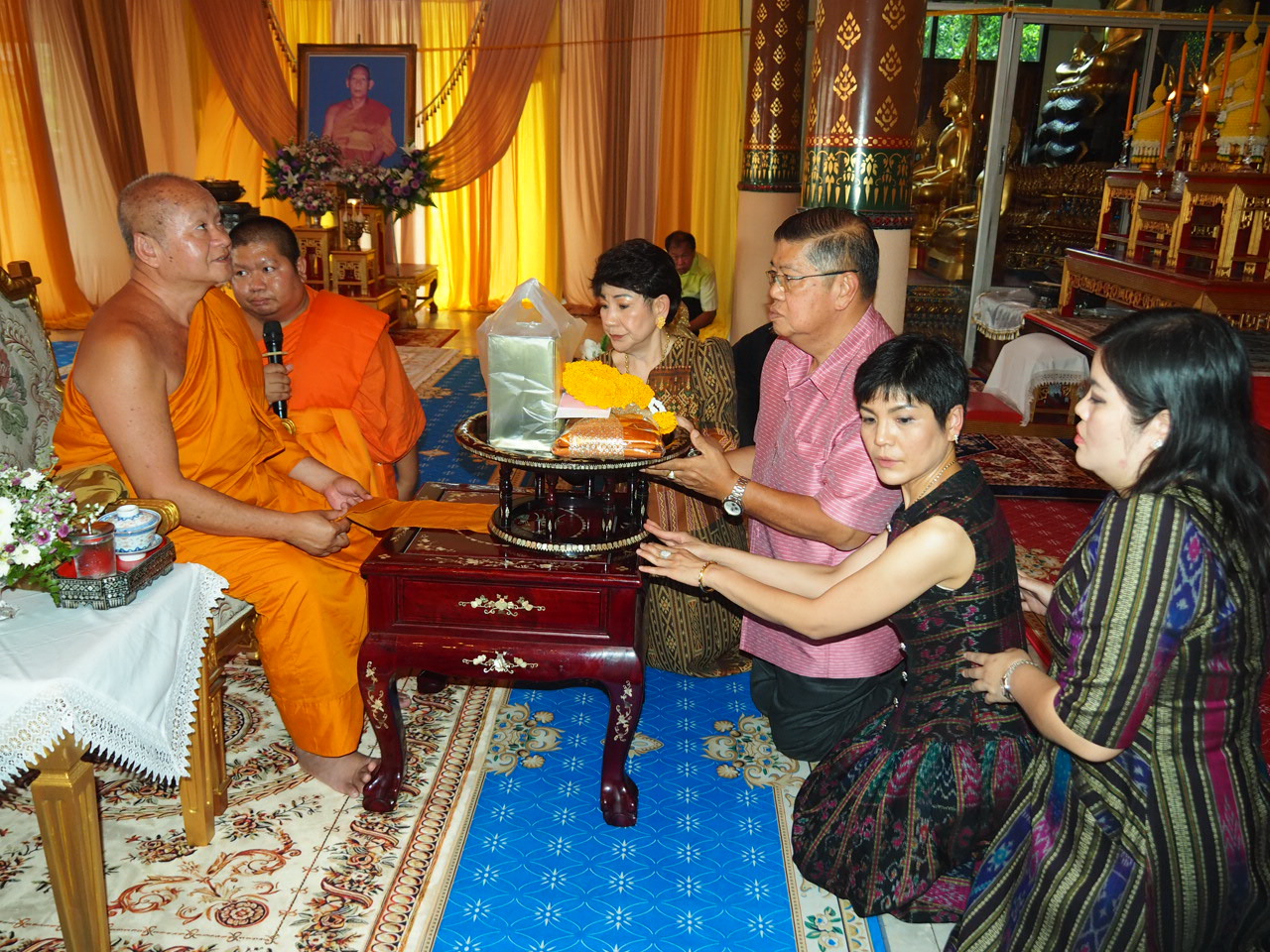 ครอบครัวเศรษฐีผู้ใจบุญทำพิธีฉลองศาลาการเปรียญหลังชำรุดทรุดโทรมมานาน เมื่อเวลา10.00น.วันที่13กรกฎาคม 2567 ที่วัดมหาวงษ์ ต.ปากน้ำ อ.เมือง จ.สมุทรปราการ ได้มีพิธีฉลองศาลาการเปรียญโดยนายอัครนันท์ พร้อมด้วย นางธัญยธรณ์ นางสาวปิยนุช และผู้ช่วยศาสตราจารย์แพทย์หญิงเกศริน พาณิชย์พิศาล ครอบครัวเศรษฐีผู้ใจบุญ ได้ร่วมบูรณะศาลาการเปรียญชั้น 2 วัดมหาวงษ์ ที่ชำรุดทรุดโทรม หลังคารั่ว จนพระภิกษุสงฆ์และพุทธศาสนิกชนไม่สามารถใช้งานได้ จึงได้ทำพิธีฉลองศาลาการเปรียญโดยนิมนต์พระภิกษุสงฆ์มาสวดเจริญพุทธมนต์และทำบุญเลี้ยงพระ โดยมีพุทธศาลนิกชนมาร่วมอนุโมทนาบุญกันจำนวนมาก นายอัครนันท์ กล่าวว่า เนื่องจากหลังคาลาการเปรียญที่ชั้น2 รั่วมานานหลายปี และภายในก็ทรุดโทรมไม่เคยได้รับการบูรณะ ยิ่งปล่อยไว้นาน ยิ่งพังลงมากทรุดโทรมลงไปทุกวัน จึงได้ปรึกษากับครอบครัว ร่วมใจกันบูรณะ โดยให้ช่างรื้อหลังคาออกมา พบว่าถูกปลวกกินจนเสียหาย จึงได้ทำการปรับปรุงทำหลังคาใหม่และรีโนเวทภายใน ให้มีความสวยงาม ทาสีใหม่ ประดับไฟภายใน ทั้งระบบไฟฟ้า เปลี่ยนใหม่ทั้งหมด รวมทั้งห้องน้ำด้านบน ใช้เงินในการบูรณะทั้งหมด 2ล้านกว่าบาท เริ่มทำมาตั้งแต่ 15ธันวาคม 2566 เป็นเวลา 210 วัน วันนี้จึงได้ทำพิธีฉลองศาลาและทำบุญเลี้ยงพระ ด้านนางธัญยธรณ์ พาณิชย์พิศาล กล่าวเสริมว่า เข้าพรรษานี้พระภิกษุสงฆ์ก็สามารถใช้ศาลาชั้น2 ประกอบกิจทางสงฆ์ได้ตามปกติ ผู้ที่จะมีถือศีลก็สามารถมานอนค้างที่วัดได้ เพราะแต่เดิมหลังคารั่ว น้ำไหลนอง จนไหลมาถึงชั้นล่าง ทำให้ไม่สามารถใช้ศาลาประกอบพิธีทางสงฆ์ได้ วันนี้จึงถือว่าได้ฤกษ์งามยามดี และมีประชาชนมาร่วมพิธีฉลองศาลาทำบุญเลี้ยงพระกันจำนวนมาก ได้อิ่มบุญกันถ้วนหน้า เพราะทั้งพระภิกษุสงฆ์สามารถใช้ศาลาประกอบกิจทางสงฆ์และประชาชนก็ใช้ศาลามาทำบุญได้ตามปกติแล้ว 