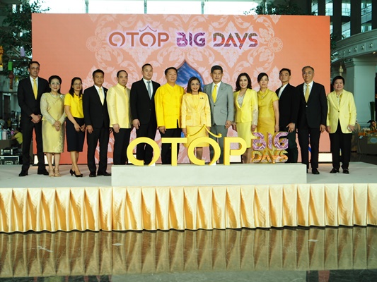 “มนพร” เปิดงาน OTOP Big Days เฉลิมพระเกียรติพระบาทสมเด็จพระเจ้าอยู่หัว เนื่องในโอกาสมหามงคลเฉลิมพระชนมพรรษา 6 รอบ 28 กรกฎาคม 2567 นางมนพร เจริญศรี รัฐมนตรีช่วยว่าการกระทรวงคมนาคม เป็นประธานพิธีเปิดงาน OTOP Big Days เฉลิมพระเกียรติพระบาทสมเด็จพระเจ้าอยู่หัว เนื่องในโอกาสมหามงคลเฉลิมพระชนมพรรษา 6 รอบ 28 กรกฎาคม 2567 พร้อมด้วย นายทวีศักดิ์ อนรรฆพันธ์ ที่ปรึกษารัฐมนตรีช่วยว่าการกระทรวงคมนาคม นายสรพันธ์ คุณากรวงศ์ ผู้ช่วยเลขานุการรัฐมนตรีว่าการกระทรวงคมนาคม นางสาวรัชนีพร ธิติทรัพย์ ผู้ตรวจราชการกระทรวงคมนาคม นางฉฎาณิศา ชำนาญเวช รองกรรมการผู้อำนวยการใหญ่ บริษัท ท่าอากาศยานไทย จำกัด (มหาชน) นายกิตติพงศ์ กิตติขจร ผู้อำนวยการท่าอากาศยานสุวรรณภูมิ เข้าร่วมงาน โดยมี นายเชิดพันธ์ โชติคุณ รองประธานกรรมการบริษัท โรงแรมท่าอากาศยานสุวรรณภูมิ จำกัด ให้การต้อนรับ ในวันที่ 15 กรกฎาคม 2567 ณ โรงแรมโนโวเทล สุวรรณภูมิ แอร์พอร์ต นางมนพร กล่าวว่า ตามที่รัฐบาลมีนโยบายผลักดัน Soft Power ของไทยให้เป็นที่รู้จักของนักท่องเที่ยวชาวไทยและชาวต่างชาติออกไปทั่วโลก กระทรวงคมนาคมพร้อมขับเคลื่อนนโยบายดังกล่าว โดยบริษัท โรงแรมท่าอากาศยานสุวรรณภูมิ จํากัด จัดงาน OTOP Big Days เฉลิมพระเกียรติพระบาทสมเด็จพระเจ้าอยู่หัว เนื่องในโอกาสมหามงคลเฉลิมพระชนมพรรษา 6 รอบ 28 กรกฎาคม 2567 เพื่อเฉลิมพระเกียรติและถวายความจงรักภักดีพระบาทสมเด็จพระเจ้าอยู่หัว ระหว่างวันที่ 15 - 17 กรกฎาคม 2567 ณ บริเวณโถงล๊อบบี้ โรงแรมโนโวเทล สุวรรณภูมิ ภายใต้แนวคิด " 72 ร้านค้า ภูมิปัญญาไทย มาไว้ใจกลางสุวรรณภูมิ" ซึ่งเป็นโรงแรมแห่งแรกที่จัดกิจกรรมนี้ มีความหลากหลายโดยผสมผสานอย่างลงตัว โดยเป็นการเปิดให้ผู้ประกอบการสินค้าผลิตภัณฑ์ OTOP มาจัดจำหน่ายสินค้าราคาพิเศษ และเป็นการเพิ่มช่องทางให้แก่ชุมชนท้องถิ่นในการส่งเสริมสินค้าที่มีคุณภาพ มุ่งหวังให้ผู้ผลิตมีรายได้เพิ่มขึ้นก่อให้เกิดการกระจายรายได้สู่ท้องถิ่น ส่งเสริมเศรษฐกิจชุมชนให้มีความเข้มแข็ง เพื่อให้ประชาชนมีคุณภาพชีวิตที่ดียิ่งขึ้น และเป็นสนับสนุนนโยบาย Soft Power ของรัฐบาลในการช่วยผลักดันเศรษฐกิจของประเทศ