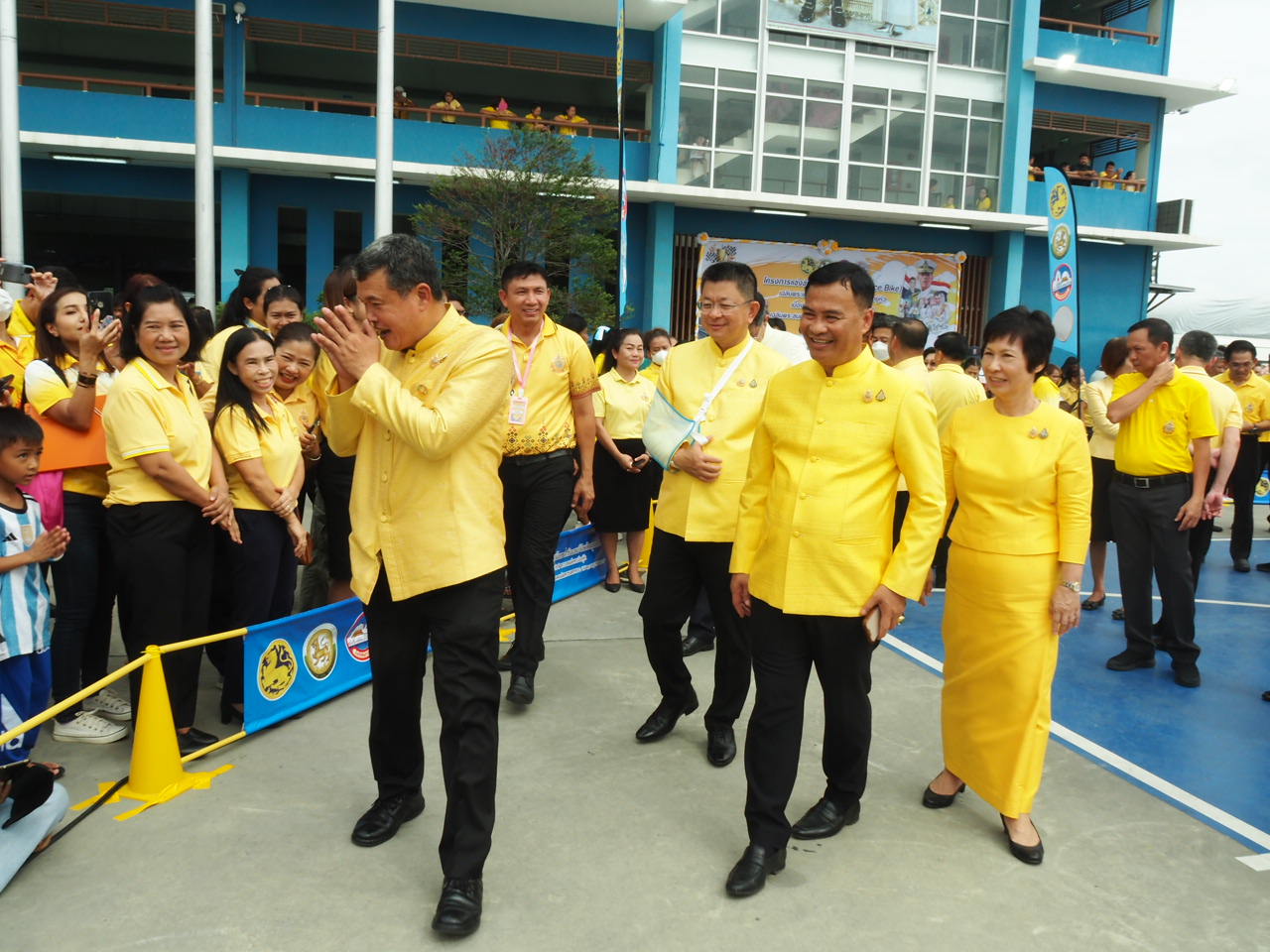 เทศบาลตำบลแพรกษา จัดโครงการแข่งขันจักรยานขาไถ (Balance Bike) เฉลิมพระเกียรติพระบาทสมเด็จพระเจ้าอยู่หัว เนื่องในโอกาสพระราชพิธีมหามงคลเฉลิมพระชนมพรรษา 6 รอบ 28 กรกฎาคม 2567 วันที่ 21 กรกฏาคม 2567 เวลา 09.00 น. ที่โรงเรียนมัธยมแพรกษาวิเทศศึกษา สังกัดเทศบาลตำบลแพรกษา อำเภอเมือง จังหวัดสมุทรปราการ เทศบาลตำบลแพรกษา ได้จัดโครงการแข่งขันจักรยานขาไถ (Balance Bike) เฉลิมพระเกียรติพระบาทสมเด็จพระเจ้าอยู่หัว เนื่องในโอกาสพระราชพิธีมหามงคลเฉลิมพระชนมพรรษา 6 รอบ 28 กรกฎาคม 2567 โดยมี ดร. สุทธิพงษ์ จุลเจริญ ปลัดกระทรวงมหาดไทย เป็นประธานเปิดงาน และมี นางอรัญญา สุวรรณบุตร นายกเทศมนตรีตำบลแพรกษา กล่าวรายงานถึงวัตถุประสงค์ของการจัดงาน โดยมี นายศุภมิตร ชิณศรี ผู้ว่าจังหวัดสมุทรปราการ นายสุพจน์ ภูติเกียรติขจร นายสุจินต์ วาจากิจ นายประทีป นทีทวีวัฒน์ รองผู้ว่าราชการจังหวัดสมุทรปราการ ดร.ยงยุทธ สุวรรณบุตร อดีตสมาชิกสภาผู้แทนราษฎร เขต 2 จังหวัดสมุทรปราการ ที่ปรึกษากิตติมศักดิ์นายกเทศมนตรีตำบลแพรกษา นายสมศักดิ์ แก้วเสนา ปลัดจังหวัดสมุทรปราการ ตลอดจน หัวหน้าส่วนราชการ จากองค์กรปกครองส่วนท้องถิ่น ทั้ง 6 อำเภอ นำคณะครู ผู้ปกครองและนักเรียนโรงเรียน ในสังกัดหน่วยงานต่างๆ เข้ารวมกิจกรรมกันอย่างคึกคัก พร้อมชมการแสดงของนักเรียนโรงเรียนในสังกัดเทศบาลตำบลแพรกษา โดยการแข่งขันจักรยานขาไถ (Balance Bike) มีรุ่น 3 ปี ชาย-หญิง รุ่น 4 ปี ชาย-หญิง รุ่น 5 ปี ชาย-หญิง และรุ่น 6 ปี ชาย-หญิง รอบชิงชนะเลิศระดับจังหวัดสมุทรปราการ รวมกว่า 300 คน สำหรับ การจัดโครงการแข่งขันจักรยานขาไถ (Balance Bike) เฉลิมพระเกียรติฯ ในครั้งนี้ เพื่อน้อมสำนึกในพระมหากรุณาธิคุณพระบาทสมเด็จพระเจ้าอยู่หัว เนื่องในโอกาสพระราชพิธีมหามงคลเฉลิมพระชนมพรรษา 6 รอบ 28 กรกฎาคม 2567 และเพื่อส่งเสริมสนับสนุนให้เด็กปฐมวัย ได้ออกกำลังการ เพื่อพัฒนาการที่สมวัย สุขภาพสมบูรณ์แข็งแรงและใช้เวลาว่างให้เกิดประโยชน์