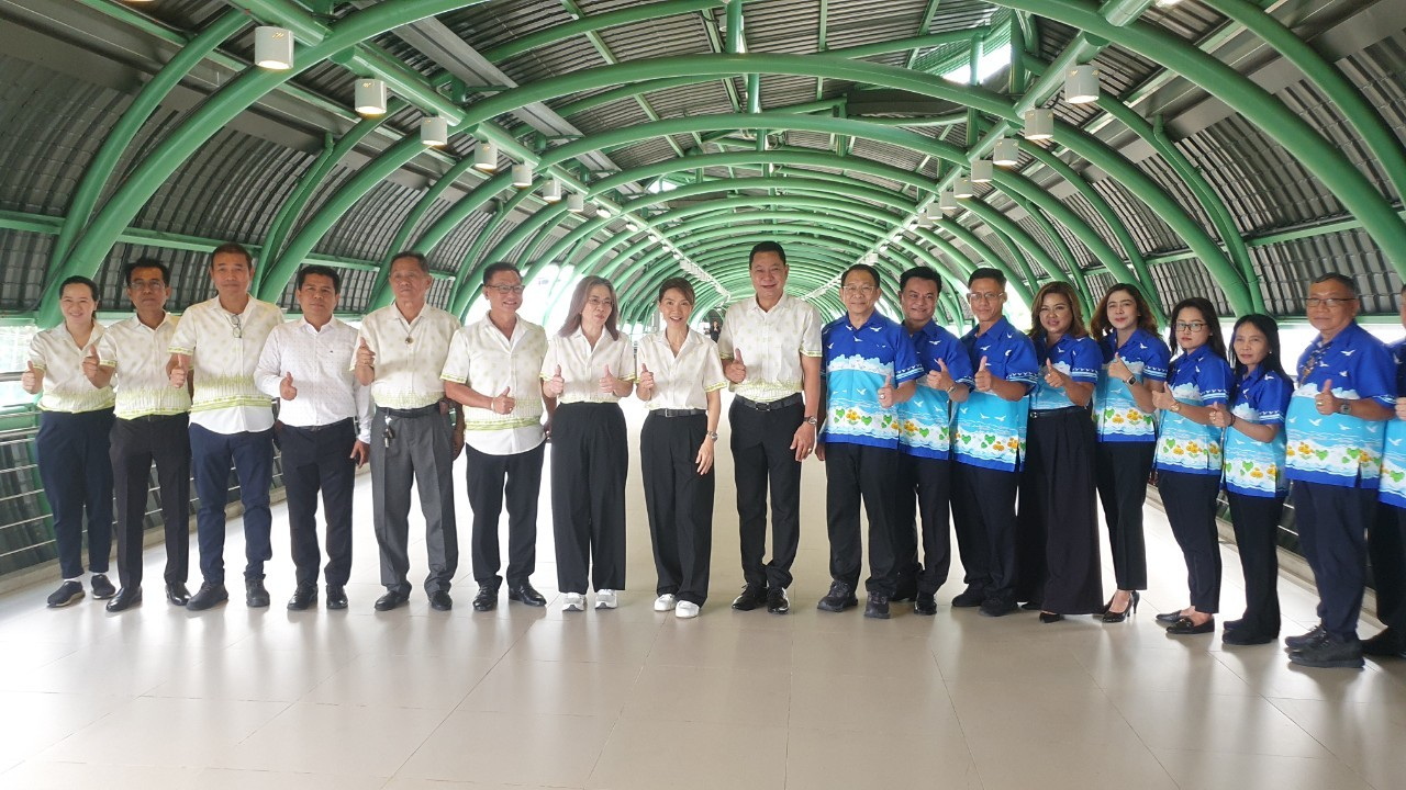 สมุทรปราการ สุทธิวิทย์ ชยุตม์วรกานต์ เปิดใช้งานแล้ว Skywalk เชื่อมต่อหอชมเมืองและหน่วยงานราชการอีกมากมาย น.ส.นันทิดา แก้วบัวสาย นายก อบจ.สมุทรปราการ และ นางประภาพร อัศวเหม นายกเทศมนตรีนครสมุทรปราการ พร้อมคณะผู้บริหารและหัวหน้าส่วนราชการทั้ง 2 หน่วยงาน ได้ตรวจความเรียบร้อยการเปิดให้บริการ Skywalk ปากน้ำ ซึ่งมีจุดเชื่อมต่อทางออกที่ 6 ศาลากลาง ของ BTS สถานีปากน้ำ (E19) ซึ่ง Skywalk แห่งนี้เป็นความคิดริเริ่มของ นายชนม์สวัสดิ์ อัศวเหม ที่มีด้วยหัวใจที่มุ่งมั่นเพื่อพี่น้องประชาชนคนสมุทรปราการ เพื่อความสะดวกในการเดินทางไปยังหน่วยงานราชการต่างๆ ตลอดทั้งการท่องเที่ยว ณ อุทยานการเรียนรู้และหอชมเมืองสมุทรปราการ น.ส. นันทิดา แก้วบัวสาย นายกอบจ.กล่าวว่า Skywalk แห่งนี้มีสิ่งอำนวยความสะดวกในจุดต่างๆที่เหมาะสม ทั้งบันไดเลื่อน, ลิฟท์ และสุขาสำหรับวีลแชร์ รวมถึงมี จนท.รักษาความปลอดภัย 24 ชม. เพื่อป้องกันปัญหาต่างๆที่อาจเกิดขึ้นได้ หวังให้ประชาชนได้ใช้สัญจรอย่างปลอดภัย ด้านนายวิมล มงคลเจริญ ปลัด อบจ. กล่าวว่า การดำเนินการก่อนที่จะเปิดใช้ Skywalk ต้องมีการประสานถึง 7 หน่วยงานที่เกี่ยวข้อง อาจทำให้เกิดความรู้สึกล่าช้าสำหรับประชาชนไปบ้าง แต่ในที่สุด อบจ.ก็สามารถทำให้สำเร็จ สามารถเปิดให้ใช้งานได้ โดยจะเอื้อความสะดวกของทางเดินลอยฟ้า เชื่อม BTS ปากน้ำ ลงจากรถไฟฟ้าสามารถ เดินต่อเข้าถึงสถานที่ราชการได้หลายแห่ง เช่น ที่ว่าการอำเภอเมืองสมุทรปราการ, ศาลากลางจังหวัด, อบจ.สมุทรปราการ, ศาลาประชาคม (มี สนง.พัฒนาสังคมและความมั่นคงของมนุษย์ และ สนง.วัฒนธรรมจังหวัด ตั้งอยู่ภายในอาคาร) และเดินทะลุไปจนถึง "หอชมเมืองฯ" ได้อีกด้วย มีเจ้าหน้าที่รักษาความปลอดภัยตามจุดต่างๆอีกด้วย