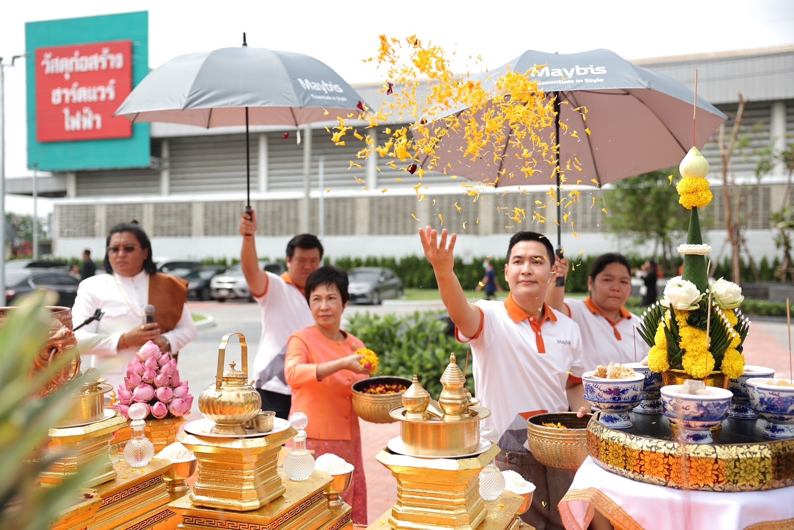 สมุทรปราการ สุทธิวิทย์ ชยุตม์วรกานต์ ปลัดกระทรวงมหาดไทยประธานเปิดโรงแรมเมบิสอย่างเป็นทางการ บริษัท เอสไมล์ กรุ๊ป เปิดตัวโรงแรมใหม่แห่งล่าสุด โรงแรม เมบิส (Maybis Hotel) เมื่อวันที่ 25 สิงหาคม 2567 ที่ผ่านมา โดยมี นายสุทธิพงษ์ จุลเจริญ ปลัดกระทรวงมหาดไทย เป็นประธานในพิธีเปิดงาน Maybis First Moment Celebration ซึ่งจัดขึ้นเพื่อเฉลิมฉลองการเปิดตัวโรงแรมเมบิส โรงแรมแบรนด์ไทย ที่เน้นการบริการที่ครบครันโดยมีแขกผู้มีเกียรติทั้งข้าราชการ นักการเมือง นักธุรกิจ ผู้ประกอบการเข้าร่วมงานและร่วมแสดงความยินดีอย่างคับคั่ง เมื่อช่วงเช้าวันนี้(25สิงหาคม 2567) โรงแรม เมบิส ต.แพรกษาใหม่ อ.เมือง จ.สมุทรปราการ ได้มีพิธีบวงสรวงเทวดา และพิธีทางสงฆ์โดยพระสงฆ์จำนวน9 รูปสวดเจริญพุทธมนต์ โดยมี ดร.ยงยุทธ สุวรรณบุตร อดีตส.ส.จังหวัดสมุทรปราการ นางอรัญญา สุวรรณบุตร นายกเทศมนตรีตำบลแพรกษา นายเมธากุล สุวรรณบุตร กรรมการผู้จัดการบริษัทในเครือ S.MILES ร่วมในพิธี และร่วมให้การต้อนรับแขกผู้ทรงเกียรติที่แสดงความยินดีในพิธีเปิดโรงแรม Maybis Hotel อย่างเป็นทางการ กันจำนวนมาก โรงแรมเมบิสตั้งอยู่บนถนนบางพลี-ตำหรุ ติดกับทางเข้านิคมอุตสาหกรรมบางปูเหนือ ห่างจากสนามบินสุวรรณภูมิเพียง 25 นาที เป็นทำเลที่ตั้งที่มอบความสะดวกสบายให้ทั้งผู้เดินทางมาทั้งติดต่อธุรกิจ รวมถึงนักท่องเที่ยว นายเมธากุล สุวรรณบุตร กรรมการผู้จัดการบริษัทในเครือ S.MILES กล่าวว่า การเปิดตัวโรงแรมเมบิส ถือเป็นก้าวสำคัญในการพัฒนาธุรกิจโรงแรมของ S.Miles Group ซึ่งไม่ได้มีเพียงโรงแรมเมบิสเพียงแห่งเดียว แต่ยังรวมถึงการพัฒนาโรงแรมอื่น ๆ ที่มีเอกลักษณ์และมาตรฐานการบริการที่เหนือชั้นในหลายแห่งทั่วประเทศในอนาคตอีกด้วย ด้วยวิสัยทัศน์ที่มุ่งมั่นในการส่งเสริมการท่องเที่ยวและการพักผ่อน S.Miles Group จึงได้ผสมผสานความเป็นไทยเข้ากับความทันสมัยในทุกมิติของโรงแรม เพื่อตอบโจทย์ความต้องการของนักท่องเที่ยวทั้งชาวไทยและชาวต่างชาติ โรงแรมเมบิสมีความภาคภูมิใจในการช่วยส่งเสริมอาชีพและผลิตภัณฑ์ในท้องถิ่นของจังหวัดสมุทรปราการ โดยการร่วมมือกับศิลปินนักออกแบบในจังหวัดสมุทรปราการ ออกแบบลายผ้าสำหรับโรงแรมที่ได้รับแรงบันดาลใจมาจากนกนางนวลและใบโพธิ์ทะเล ถูกนำเสนอผ่านแผนกต้อนรับและห้องพักของโรงแรม ซึ่งสะท้อนถึงความงดงามของท้องถิ่นและประสบการณ์การพักผ่อนที่เป็นเอกลักษณ์เฉพาะของโรงแรม โรงแรมเมบิสตกแต่งอย่างสวยงาม ทันสมัย พร้อมสิ่งอำนวยความสะดวกครบครัน ไม่ว่าจะเป็น Co-Working Space ที่มีอินเทอร์เน็ตความเร็วสูงสำหรับผู้ที่ต้องการทำงานในบรรยากาศที่เงียบสงบ อีกทั้งยังสามารถรองรับการประชุม สัมมนา หรือ Private Party ได้อีกด้วย หรือห้อง Business Center สำหรับการประชุมและทำงานในบรรยากาศที่เป็นส่วนตัว ห้องอาหาร Maysaya ให้บริการอาหารไทยและอาหารนานาชาติที่ปรุงจากวัตถุดิบในท้องถิ่นที่สดใหม่ นอกจากนี้ โรงแรมยังมี Fitness Center สำหรับผู้ที่ต้องการออกกำลังกาย รวมถึงพื้นที่สำหรับสัตว์เลี้ยงที่สามารถเข้าพักได้ ทำให้ทุกคนในครอบครัวได้รับประสบการณ์การพักผ่อนที่สมบูรณ์แบบ จึง ขอเชิญชวนทุกท่านมาสัมผัสประสบการณ์การพักผ่อนที่สะดวกสบาย คุ้มค่าและมีสไตล์ที่ Maybis Hotel ตั้งแต่วันที่ 25 สิงหาคมนี้เป็นต้นไป 