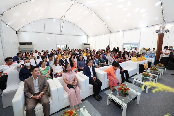 สมุทรปราการ สุทธิวิทย์ ชยุตม์วรกานต์ ปลัดกระทรวงมหาดไทยประธานเปิดโรงแรมเมบิสอย่างเป็นทางการ บริษัท เอสไมล์ กรุ๊ป เปิดตัวโรงแรมใหม่แห่งล่าสุด โรงแรม เมบิส (Maybis Hotel) เมื่อวันที่ 25 สิงหาคม 2567 ที่ผ่านมา โดยมี นายสุทธิพงษ์ จุลเจริญ ปลัดกระทรวงมหาดไทย เป็นประธานในพิธีเปิดงาน Maybis First Moment Celebration ซึ่งจัดขึ้นเพื่อเฉลิมฉลองการเปิดตัวโรงแรมเมบิส โรงแรมแบรนด์ไทย ที่เน้นการบริการที่ครบครันโดยมีแขกผู้มีเกียรติทั้งข้าราชการ นักการเมือง นักธุรกิจ ผู้ประกอบการเข้าร่วมงานและร่วมแสดงความยินดีอย่างคับคั่ง เมื่อช่วงเช้าวันนี้(25สิงหาคม 2567) โรงแรม เมบิส ต.แพรกษาใหม่ อ.เมือง จ.สมุทรปราการ ได้มีพิธีบวงสรวงเทวดา และพิธีทางสงฆ์โดยพระสงฆ์จำนวน9 รูปสวดเจริญพุทธมนต์ โดยมี ดร.ยงยุทธ สุวรรณบุตร อดีตส.ส.จังหวัดสมุทรปราการ นางอรัญญา สุวรรณบุตร นายกเทศมนตรีตำบลแพรกษา นายเมธากุล สุวรรณบุตร กรรมการผู้จัดการบริษัทในเครือ S.MILES ร่วมในพิธี และร่วมให้การต้อนรับแขกผู้ทรงเกียรติที่แสดงความยินดีในพิธีเปิดโรงแรม Maybis Hotel อย่างเป็นทางการ กันจำนวนมาก โรงแรมเมบิสตั้งอยู่บนถนนบางพลี-ตำหรุ ติดกับทางเข้านิคมอุตสาหกรรมบางปูเหนือ ห่างจากสนามบินสุวรรณภูมิเพียง 25 นาที เป็นทำเลที่ตั้งที่มอบความสะดวกสบายให้ทั้งผู้เดินทางมาทั้งติดต่อธุรกิจ รวมถึงนักท่องเที่ยว นายเมธากุล สุวรรณบุตร กรรมการผู้จัดการบริษัทในเครือ S.MILES กล่าวว่า การเปิดตัวโรงแรมเมบิส ถือเป็นก้าวสำคัญในการพัฒนาธุรกิจโรงแรมของ S.Miles Group ซึ่งไม่ได้มีเพียงโรงแรมเมบิสเพียงแห่งเดียว แต่ยังรวมถึงการพัฒนาโรงแรมอื่น ๆ ที่มีเอกลักษณ์และมาตรฐานการบริการที่เหนือชั้นในหลายแห่งทั่วประเทศในอนาคตอีกด้วย ด้วยวิสัยทัศน์ที่มุ่งมั่นในการส่งเสริมการท่องเที่ยวและการพักผ่อน S.Miles Group จึงได้ผสมผสานความเป็นไทยเข้ากับความทันสมัยในทุกมิติของโรงแรม เพื่อตอบโจทย์ความต้องการของนักท่องเที่ยวทั้งชาวไทยและชาวต่างชาติ โรงแรมเมบิสมีความภาคภูมิใจในการช่วยส่งเสริมอาชีพและผลิตภัณฑ์ในท้องถิ่นของจังหวัดสมุทรปราการ โดยการร่วมมือกับศิลปินนักออกแบบในจังหวัดสมุทรปราการ ออกแบบลายผ้าสำหรับโรงแรมที่ได้รับแรงบันดาลใจมาจากนกนางนวลและใบโพธิ์ทะเล ถูกนำเสนอผ่านแผนกต้อนรับและห้องพักของโรงแรม ซึ่งสะท้อนถึงความงดงามของท้องถิ่นและประสบการณ์การพักผ่อนที่เป็นเอกลักษณ์เฉพาะของโรงแรม โรงแรมเมบิสตกแต่งอย่างสวยงาม ทันสมัย พร้อมสิ่งอำนวยความสะดวกครบครัน ไม่ว่าจะเป็น Co-Working Space ที่มีอินเทอร์เน็ตความเร็วสูงสำหรับผู้ที่ต้องการทำงานในบรรยากาศที่เงียบสงบ อีกทั้งยังสามารถรองรับการประชุม สัมมนา หรือ Private Party ได้อีกด้วย หรือห้อง Business Center สำหรับการประชุมและทำงานในบรรยากาศที่เป็นส่วนตัว ห้องอาหาร Maysaya ให้บริการอาหารไทยและอาหารนานาชาติที่ปรุงจากวัตถุดิบในท้องถิ่นที่สดใหม่ นอกจากนี้ โรงแรมยังมี Fitness Center สำหรับผู้ที่ต้องการออกกำลังกาย รวมถึงพื้นที่สำหรับสัตว์เลี้ยงที่สามารถเข้าพักได้ ทำให้ทุกคนในครอบครัวได้รับประสบการณ์การพักผ่อนที่สมบูรณ์แบบ จึง ขอเชิญชวนทุกท่านมาสัมผัสประสบการณ์การพักผ่อนที่สะดวกสบาย คุ้มค่าและมีสไตล์ที่ Maybis Hotel ตั้งแต่วันที่ 25 สิงหาคมนี้เป็นต้นไป 