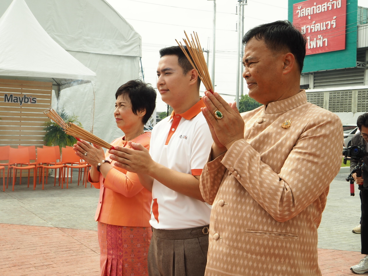สมุทรปราการ สุทธิวิทย์ ชยุตม์วรกานต์ ปลัดกระทรวงมหาดไทยประธานเปิดโรงแรมเมบิสอย่างเป็นทางการ บริษัท เอสไมล์ กรุ๊ป เปิดตัวโรงแรมใหม่แห่งล่าสุด โรงแรม เมบิส (Maybis Hotel) เมื่อวันที่ 25 สิงหาคม 2567 ที่ผ่านมา โดยมี นายสุทธิพงษ์ จุลเจริญ ปลัดกระทรวงมหาดไทย เป็นประธานในพิธีเปิดงาน Maybis First Moment Celebration ซึ่งจัดขึ้นเพื่อเฉลิมฉลองการเปิดตัวโรงแรมเมบิส โรงแรมแบรนด์ไทย ที่เน้นการบริการที่ครบครันโดยมีแขกผู้มีเกียรติทั้งข้าราชการ นักการเมือง นักธุรกิจ ผู้ประกอบการเข้าร่วมงานและร่วมแสดงความยินดีอย่างคับคั่ง เมื่อช่วงเช้าวันนี้(25สิงหาคม 2567) โรงแรม เมบิส ต.แพรกษาใหม่ อ.เมือง จ.สมุทรปราการ ได้มีพิธีบวงสรวงเทวดา และพิธีทางสงฆ์โดยพระสงฆ์จำนวน9 รูปสวดเจริญพุทธมนต์ โดยมี ดร.ยงยุทธ สุวรรณบุตร อดีตส.ส.จังหวัดสมุทรปราการ นางอรัญญา สุวรรณบุตร นายกเทศมนตรีตำบลแพรกษา นายเมธากุล สุวรรณบุตร กรรมการผู้จัดการบริษัทในเครือ S.MILES ร่วมในพิธี และร่วมให้การต้อนรับแขกผู้ทรงเกียรติที่แสดงความยินดีในพิธีเปิดโรงแรม Maybis Hotel อย่างเป็นทางการ กันจำนวนมาก โรงแรมเมบิสตั้งอยู่บนถนนบางพลี-ตำหรุ ติดกับทางเข้านิคมอุตสาหกรรมบางปูเหนือ ห่างจากสนามบินสุวรรณภูมิเพียง 25 นาที เป็นทำเลที่ตั้งที่มอบความสะดวกสบายให้ทั้งผู้เดินทางมาทั้งติดต่อธุรกิจ รวมถึงนักท่องเที่ยว นายเมธากุล สุวรรณบุตร กรรมการผู้จัดการบริษัทในเครือ S.MILES กล่าวว่า การเปิดตัวโรงแรมเมบิส ถือเป็นก้าวสำคัญในการพัฒนาธุรกิจโรงแรมของ S.Miles Group ซึ่งไม่ได้มีเพียงโรงแรมเมบิสเพียงแห่งเดียว แต่ยังรวมถึงการพัฒนาโรงแรมอื่น ๆ ที่มีเอกลักษณ์และมาตรฐานการบริการที่เหนือชั้นในหลายแห่งทั่วประเทศในอนาคตอีกด้วย ด้วยวิสัยทัศน์ที่มุ่งมั่นในการส่งเสริมการท่องเที่ยวและการพักผ่อน S.Miles Group จึงได้ผสมผสานความเป็นไทยเข้ากับความทันสมัยในทุกมิติของโรงแรม เพื่อตอบโจทย์ความต้องการของนักท่องเที่ยวทั้งชาวไทยและชาวต่างชาติ โรงแรมเมบิสมีความภาคภูมิใจในการช่วยส่งเสริมอาชีพและผลิตภัณฑ์ในท้องถิ่นของจังหวัดสมุทรปราการ โดยการร่วมมือกับศิลปินนักออกแบบในจังหวัดสมุทรปราการ ออกแบบลายผ้าสำหรับโรงแรมที่ได้รับแรงบันดาลใจมาจากนกนางนวลและใบโพธิ์ทะเล ถูกนำเสนอผ่านแผนกต้อนรับและห้องพักของโรงแรม ซึ่งสะท้อนถึงความงดงามของท้องถิ่นและประสบการณ์การพักผ่อนที่เป็นเอกลักษณ์เฉพาะของโรงแรม โรงแรมเมบิสตกแต่งอย่างสวยงาม ทันสมัย พร้อมสิ่งอำนวยความสะดวกครบครัน ไม่ว่าจะเป็น Co-Working Space ที่มีอินเทอร์เน็ตความเร็วสูงสำหรับผู้ที่ต้องการทำงานในบรรยากาศที่เงียบสงบ อีกทั้งยังสามารถรองรับการประชุม สัมมนา หรือ Private Party ได้อีกด้วย หรือห้อง Business Center สำหรับการประชุมและทำงานในบรรยากาศที่เป็นส่วนตัว ห้องอาหาร Maysaya ให้บริการอาหารไทยและอาหารนานาชาติที่ปรุงจากวัตถุดิบในท้องถิ่นที่สดใหม่ นอกจากนี้ โรงแรมยังมี Fitness Center สำหรับผู้ที่ต้องการออกกำลังกาย รวมถึงพื้นที่สำหรับสัตว์เลี้ยงที่สามารถเข้าพักได้ ทำให้ทุกคนในครอบครัวได้รับประสบการณ์การพักผ่อนที่สมบูรณ์แบบ จึง ขอเชิญชวนทุกท่านมาสัมผัสประสบการณ์การพักผ่อนที่สะดวกสบาย คุ้มค่าและมีสไตล์ที่ Maybis Hotel ตั้งแต่วันที่ 25 สิงหาคมนี้เป็นต้นไป 