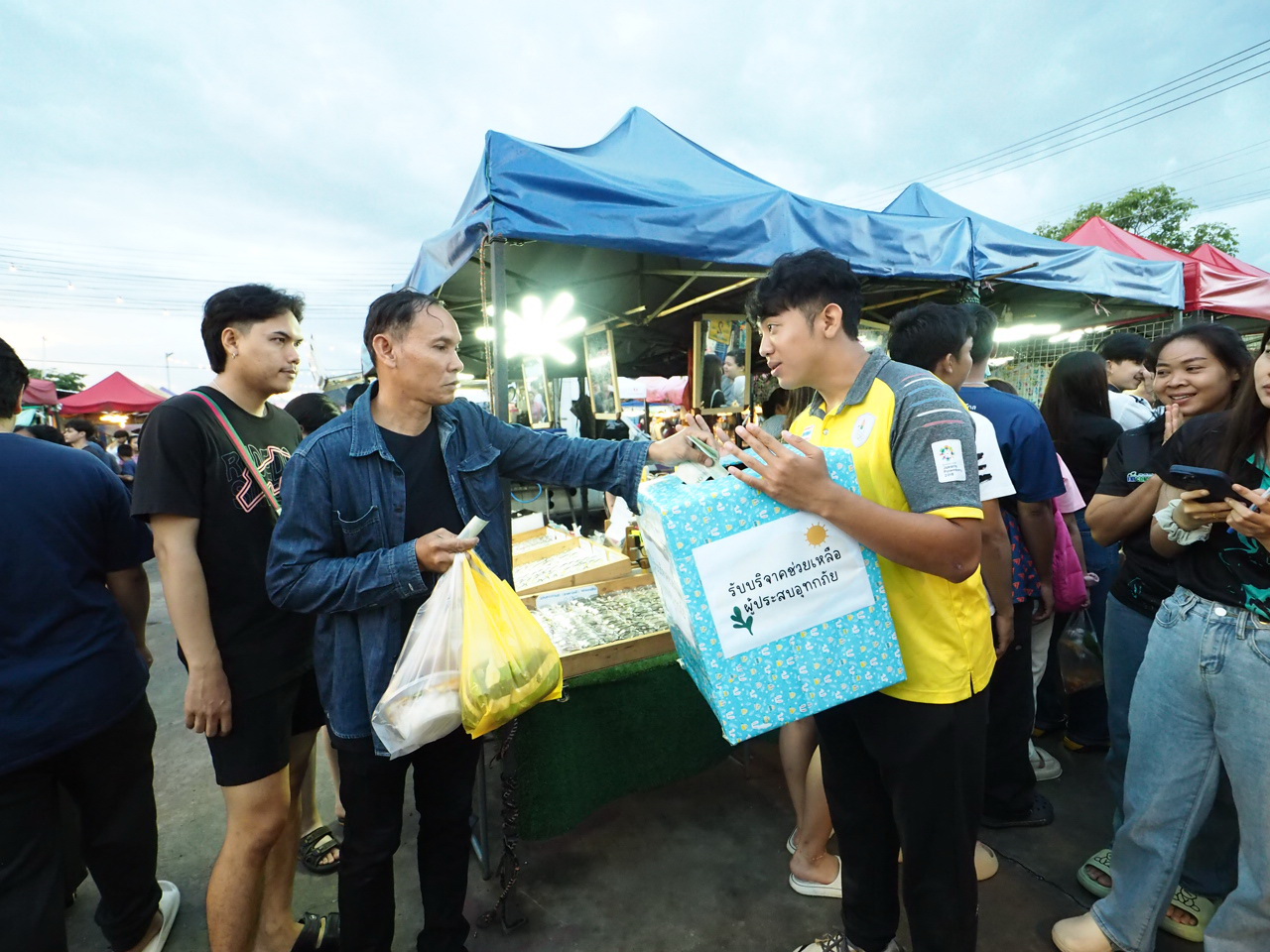 น้องแชมป์” นักเจ็ตสกีทีมชาติไทย ดีกรีแชมป์โลก ระดมทุนช่วยเหลือน้ำท่วมจ.เชียงราย “น้องแชมป์” นายกษิดิศ ธีระประทีป นักเจ็ตสกีดีกรีแชมป์โลก และยังเป็นนักกีฬาเจ็ตกรีทีมชาติไทย เด็กหนุ่มอำเภอบางพลี จังหวัดสมุทรปราการ ได้เป็นฮีโร่ขวัญใจพี่น้องคนแม่สายจังหวัดเชียงราย โดยน้องแชมป์และทีมเจ็ตสกีร่วมกับทีมงานกันจอมพลัง ได้เข้าช่วยเหลือคุณลุงเขียงหมูซึ่งติดอยู่บนหลังคาร้าน นานกว่า 2 วัน ในอำเภอแม่สายจังหวัดเชียงราย ได้สำเร็จ จนกระทั่งได้รับคำชื่นชมจากประชาชนในโซเชียลเป็นจำนวนมาก โดยล่าสุด “น้องแชมป์” หรือ นายกษิดิศ ธีระประทีป นักเจ็ตสกีทีมชาติไทยได้เดินทางกลับมายังบ้านเกิดที่จังหวัดสมุทรปราการเป็นที่เรียบร้อย หลังจากที่ได้ลงพื้นที่ช่วยเหลือพี่น้องประชาชนในจังหวัดเชียงราย น้องแชมป์พร้อมด้วยคุณพ่อ (นายไกรสร ธีระประทีป) ได้ลงพื้นที่ภายในตลาดเรือบินเพื่อเดินรับบริจาคเงินระดมทุนเร่งช่วยเหลือผู้ประสบอุทกภัยที่จังหวัดเชียงราย และเปิดจุดรับบริจาคบริเวณด้านหน้าร้านย่างเนยภายในตลาดเรือบิน อ.บางพลี จ.สมุทรปราการ โดยมี กลุ่มพ่อค้า แม่ค้า รวมถึงประชาชนและแฟนคลับน้องแชมป์จำนวนมาก ร่วมบริจาคเงินพร้อมทั้งสิ่งของและน้ำดื่มเพื่อนำไปช่วยเหลือบรรเทาความเดือดร้อนกับผู้ที่ประสบอุทกภัยในพื้นที่จังหวัดเชียงราย น้องแชมป์ ได้เปิดใจกับผู้สื่อข่าวว่า จากเหตุการณ์ที่ตนได้เข้าไปช่วยเหลือประชาชนที่ได้รับความเดือดร้อนจากน้ำท่วมในครั้งนี้ ถือว่ากระแสน้ำที่แรงมาก และยากต่อการลงพื้นที่ให้การช่วยเหลือ จึงได้ปรึกษากับทางคุณพ่อเพื่อนำเงินบางส่วนจาก บริษัทไฟว์เคที จำกัด ซึ่งเป็นบริษัทที่ผลิตและจำหน่ายคอนกรีตผสมเสร็จ รวมทั้งเงินกิจการของร้านอาหารย่างเนยภายในตลาดเรือบิน โดยการนำยอดเงินทั้งหมดที่ได้จากการจำหน่ายอาหารภายในร้านของวันนี้ทั้งหมด โดยไม่หักค่าใช้จ่ายเพื่อนำเงินไปบริจาคสมทบทุนช่วยเหลือพี่น้องประชาชนผู้ประสบอุทกภัยในพื้นที่จังหวัดเชียงราย โดยมีนายสมบัติ เนียมพาง กรรมการสมาคมเจ็ตสกีแห่งประเทศไทย ได้เดินทางมารับมอบเงินจากน้องแชมป์ ซึ่งมียอดบริจาครวมทั้งสิ้นเป็นเงิน 309,080 บาท เพื่อนำไปช่วยเหลือประชาชนชาวเชียงรายที่ได้รับความเดือดร้อนจากอุทกภัยต่อไป