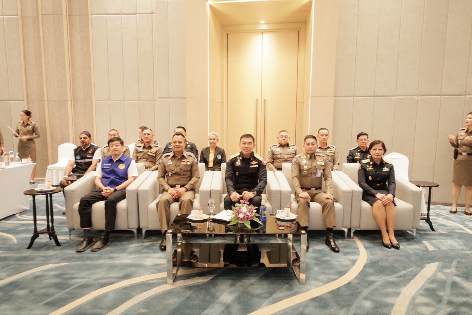  ตำรวจท่องเที่ยว ร่วมกับ สำนักงาน ปปส. เพิ่มศักยภาพตำรวจท่องเที่ยวในการป้องกันและปราบปรามยาเสพติด ในวงจรการท่องเที่ยว ตามที่รัฐบาลได้มีนโยบายให้ความสำคัญกับเรื่องความปลอดภัยทั้ง Hospitality และ Safety โดยต้องทำให้นักท่องเที่ยวเชื่อมั่นว่า " เมืองไทยปลอดภัย " มาแล้วได้รับการดูแลเป็นอย่างดี ต้องเข้มงวดการบังคับใช้กฎหมายและปราบปรามการเอาเปรียบ หลองลวงนักท่องเที่ยว และมีมาตราฐานการรักษาความปลอดภัยในการดูแลนักท่องเที่ยวเพื่อสร้างภาพลักษณ์ที่ดี ส่งเสริมการท่องเที่ยวของประเทศ ซึ่งที่ผ่านมาเกิดอุบัติภัยทางรถและทางเรือกับนักท่องเที่ยวในพื้นที่แหล่งท่องเที่ยว โดยหลังจากเกิดอุบัติภัยแล้ว ได้มีการตรวจพบสารเสพติดในปัสสาวะพนักงานรับจ้างขับรถ ขับเรือโดยสารสาธารณะ ส่งผลกระทบทำลายภาพลักษณ์ความเชื่อมั่นด้านการดูแลความปลอดภัยให้กันักท่องเที่ยวชาวต่างชาติเป็นอย่างมาก เพื่อขับเคลื่อนการปฏิบัติตามนโยบายรัฐบาลที่ให้ความสำคัญเรื่องความปลอดภัยแก่นักท่องเที่ยว อีกทั้งเป็นการป้องกันอุบัติภัยทางบกและทางทะเลเชิงรุก กองบัญชาการตำรวจท่องเที่ยว โดย พล.ต.ท.ศักย์ศิรา เผือกอ่ำ ผบช.ทท. จึงได้ร่วมกับ สำนักงานป้องกันและปราบปรามยาเสพติด โดย พล.ต.ท.ภาณุรัตน์ หลักบุญ เลขาธิการ ปปส. จัดโครงการฝึกอบรมหลักสูตร " พัฒนาศักยภาพตำรวจท่องเที่ยวด้านการป้องกันและปราบปรามยาเสพติดในวงจรการท่องเที่ยว " ให้กับข้าราชการตำรวจท่องเที่ยวจาก ๓๒ สถานีตำรวจท่องเที่ยวทั่วประเทศ รวม ๒๒๐ นาย ระหว่างวันที่ ๑ - ๓ กันยายน ๒๕๖๗ ณ โรงแรมวินด์แฮม จอมเทียน พัทยา จว.ชลบุรี เพื่อเพิ่มประสิทธิภาพในการปฏิบัติหน้าที่ และบังคับใช้กฎหมายของตำรวจท่องเที่ยวด้านการป้องกันและแก้ไขปัญหายาเสพติดในแหล่งท่องเที่ยว โดยบูรณาการ กับหน่วยงานที่เกี่ยวข้องในพื้นที่ทั้งตำรวจภูธร ตำรวจทางหลวง สำนักงานขนส่ง สำนักงานสาธารณสุข ฝ่ายปกครอง สำนักงานเจ้าท่า ตลอดจนประสานขอความร่วมมือจากภาคธุรกิจเอกชนผู้ประกอบกิจการเรือโดยสาร รถทัวร์ รถรับจ้างสาธารณะที่ให้บริการแก่นักท่องเที่ยว สุ่มตรวจสารเสพติดในปัสสาวะ รวมถึงสมรรถภาพร่างกายพนักงานขับเรือ ขับรถโดยสารสาธารณะ เพื่อป้องกันเหตุที่จะเกิดกับนักท่องเที่ยวและประชาชนให้ครอบคลุมพื้นที่ทั่วประเทศ