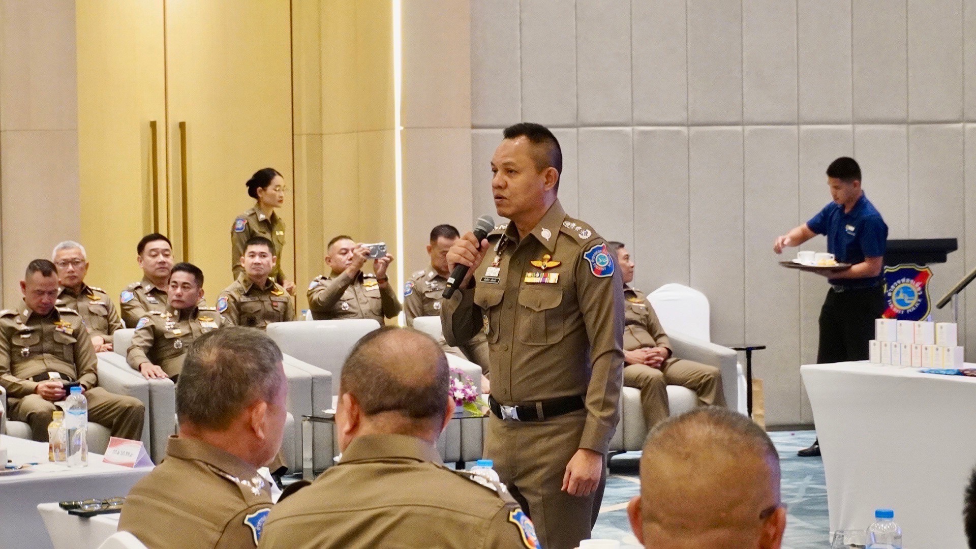  ตำรวจท่องเที่ยว ร่วมกับ สำนักงาน ปปส. เพิ่มศักยภาพตำรวจท่องเที่ยวในการป้องกันและปราบปรามยาเสพติด ในวงจรการท่องเที่ยว ตามที่รัฐบาลได้มีนโยบายให้ความสำคัญกับเรื่องความปลอดภัยทั้ง Hospitality และ Safety โดยต้องทำให้นักท่องเที่ยวเชื่อมั่นว่า " เมืองไทยปลอดภัย " มาแล้วได้รับการดูแลเป็นอย่างดี ต้องเข้มงวดการบังคับใช้กฎหมายและปราบปรามการเอาเปรียบ หลองลวงนักท่องเที่ยว และมีมาตราฐานการรักษาความปลอดภัยในการดูแลนักท่องเที่ยวเพื่อสร้างภาพลักษณ์ที่ดี ส่งเสริมการท่องเที่ยวของประเทศ ซึ่งที่ผ่านมาเกิดอุบัติภัยทางรถและทางเรือกับนักท่องเที่ยวในพื้นที่แหล่งท่องเที่ยว โดยหลังจากเกิดอุบัติภัยแล้ว ได้มีการตรวจพบสารเสพติดในปัสสาวะพนักงานรับจ้างขับรถ ขับเรือโดยสารสาธารณะ ส่งผลกระทบทำลายภาพลักษณ์ความเชื่อมั่นด้านการดูแลความปลอดภัยให้กันักท่องเที่ยวชาวต่างชาติเป็นอย่างมาก เพื่อขับเคลื่อนการปฏิบัติตามนโยบายรัฐบาลที่ให้ความสำคัญเรื่องความปลอดภัยแก่นักท่องเที่ยว อีกทั้งเป็นการป้องกันอุบัติภัยทางบกและทางทะเลเชิงรุก กองบัญชาการตำรวจท่องเที่ยว โดย พล.ต.ท.ศักย์ศิรา เผือกอ่ำ ผบช.ทท. จึงได้ร่วมกับ สำนักงานป้องกันและปราบปรามยาเสพติด โดย พล.ต.ท.ภาณุรัตน์ หลักบุญ เลขาธิการ ปปส. จัดโครงการฝึกอบรมหลักสูตร " พัฒนาศักยภาพตำรวจท่องเที่ยวด้านการป้องกันและปราบปรามยาเสพติดในวงจรการท่องเที่ยว " ให้กับข้าราชการตำรวจท่องเที่ยวจาก ๓๒ สถานีตำรวจท่องเที่ยวทั่วประเทศ รวม ๒๒๐ นาย ระหว่างวันที่ ๑ - ๓ กันยายน ๒๕๖๗ ณ โรงแรมวินด์แฮม จอมเทียน พัทยา จว.ชลบุรี เพื่อเพิ่มประสิทธิภาพในการปฏิบัติหน้าที่ และบังคับใช้กฎหมายของตำรวจท่องเที่ยวด้านการป้องกันและแก้ไขปัญหายาเสพติดในแหล่งท่องเที่ยว โดยบูรณาการ กับหน่วยงานที่เกี่ยวข้องในพื้นที่ทั้งตำรวจภูธร ตำรวจทางหลวง สำนักงานขนส่ง สำนักงานสาธารณสุข ฝ่ายปกครอง สำนักงานเจ้าท่า ตลอดจนประสานขอความร่วมมือจากภาคธุรกิจเอกชนผู้ประกอบกิจการเรือโดยสาร รถทัวร์ รถรับจ้างสาธารณะที่ให้บริการแก่นักท่องเที่ยว สุ่มตรวจสารเสพติดในปัสสาวะ รวมถึงสมรรถภาพร่างกายพนักงานขับเรือ ขับรถโดยสารสาธารณะ เพื่อป้องกันเหตุที่จะเกิดกับนักท่องเที่ยวและประชาชนให้ครอบคลุมพื้นที่ทั่วประเทศ