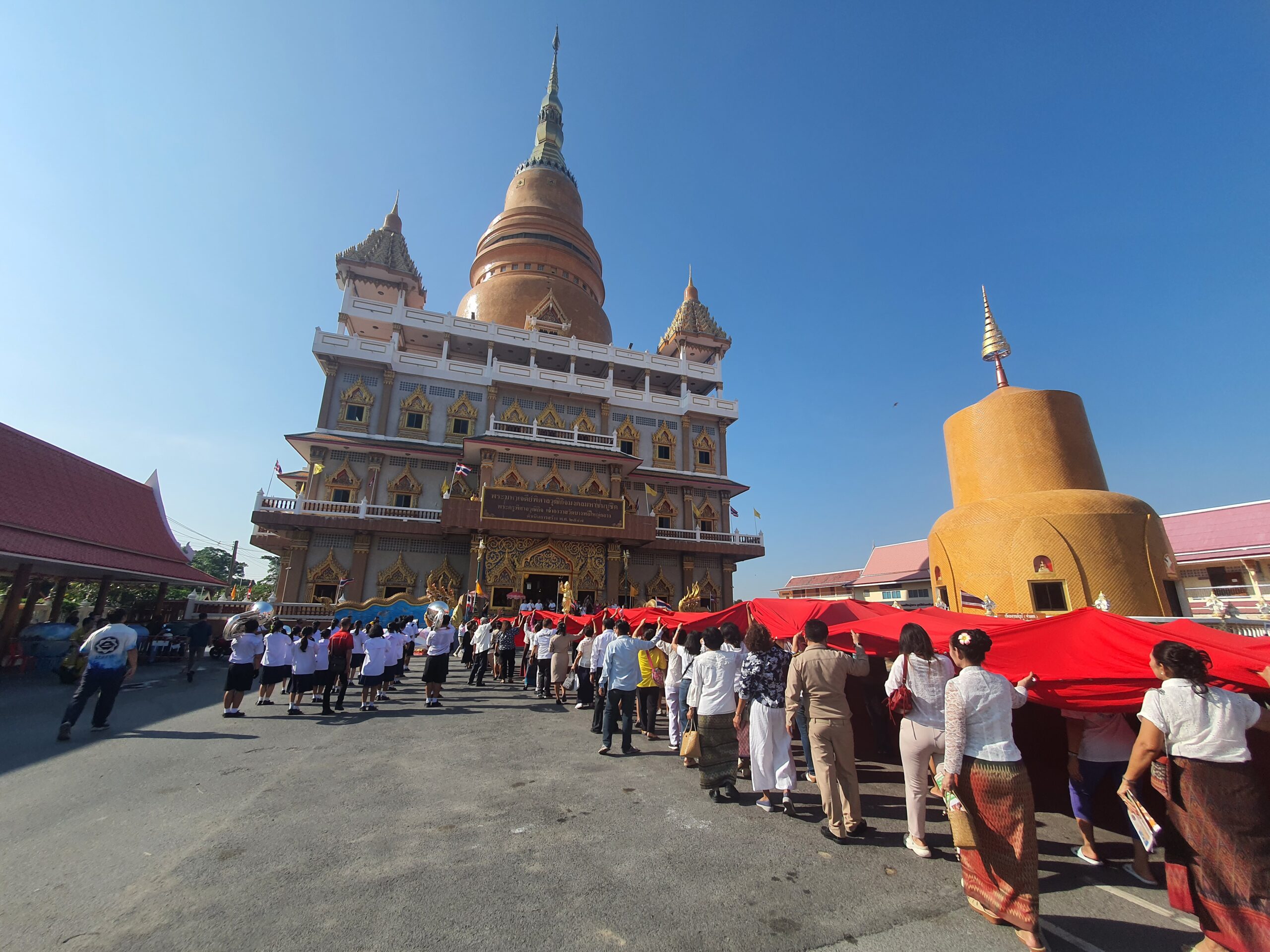 วัดบางพลีใหญ่กลางจัดพิธีห่มผ้าพระนอนและพระมหาเจดีย์เป็นปีที่2 วัดบางพลีใหญ่กลาง ต.บางพลีใหญ่ อ.บางพลี สมุทรปราการได้จัดพิธีแห่ผ้าเพื่อนำไปห่มพระนอนและองค์พระมหาเจดีย์ ซึ่งปีนี้ได้จัดเป็นปีที่2 โดย มีนายสมศักดิ์ แก้วเสนา ปลัดจังหวัดสมุทรปราการ นายอำเภอบางพลี เจ้าหน้าที่ตำรวจ คณะครู นักเรียน ผู้นำท้องถิ่นและสาธุชน ร่วมประกอบพิธีแห่ผ้าแดงโดยในช่วงเช้าได้มีพิธีบวงสรวงเทวดา โดยขบวนแห่ได้เริ่มจากด้านหน้าวิหารพระนอน มายังบริเวณหน้าองค์พระมหาเจดีย์พิศาลวุฒิกิจมงคลมหาชนบูชิต โดยมีวงโยธวาทิตนำขบวนแห่และสาธุชนร่วมกันจับผ้าแดงเพื่อมุ่งไปยังพระมหาเจดีย์ เพื่อที่จะนำผ้าแดงขึ้นไปห่มที่บริเวณด้านบนองค์พระมหาเจดีย์ ด้านพระครูปลัดสุวัฒนศีลคุณ เจ้าอาวาสวัดบางพลีใหญ่กลาง กล่าวว่า วันนี้ถือเป็นวันฤกษ์งามยามดี วันที่ 12 ขึ้น 12ค่ำ เดือน12 ที่วัดบางพลีใหญ่กลางมีพระนอนองค์ใหญ่ที่โดดเด่นและเป็นที่เคารพสักการะของชาวบ้าน ทางวัดบางพลีใหญ่กลางจึงได้จัดประเพณีห่มผ้าพระนอนและห่มผ้าพระมหาเจดีย์ ปีนี้เป็นปีที่ 2 โดยพี่น้องประชาชนได้ร่วมแรงร่วมใจกันมาตั้งแต่เมื่อวานมีการตั้งขบวนรถแห่ผ้าห่มพระนอนและพระมหาเจดีย์ไปตามถนนมีประชาชนร่วมแห่กันจำนวนมาก โดยเมื่อช่วงเช้าวันนี้(12 พ.ย.2567)ได้มีการทำพิธีโดยมีมหาเศรษฐีผู้ใจบุญมาเป็นเจ้าภาพโดยมีพิธีบวงสรวงองค์เทพยดาสักการะสิ่งศักดิ์สิทธิ์โดยมีขบวนแห่ นางรำ วงดุริยางค์โดยมีการแห่ผ้าแดงจากวิหารหลวงพ่อพระนอนมาพระมหาเจดีย์โดยมีสาธุชนร่วมจับผ้าแดงและร่วมแห่ไปยังองค์พระมหาเจดีย์ เพื่อนำไปห่มที่องค์พระมหาเจดีย์ ก็ถือว่าปีนี้ประสบความสำเร็จได้เป็นอย่างดีและเมื่อเสร็จภารกิจนี้แล้ว ในวันที่ 15พ.ย.2567 ซึ่งเป็นวันลอยกระทงทางวัดบางพลีใหญ่กลางร่วมกับอบต.บางพลีใหญ่ ได้จัดงานประเพณีสืบสานวัฒนธรรม ลอยกระทง และเงินรายได้ที่ได้จากการกุศลก็จะมอบให้กับโรงเรียนต่างๆในพื้นที่จังหวัดสมุทรปราการและที่อื่นๆด้วย