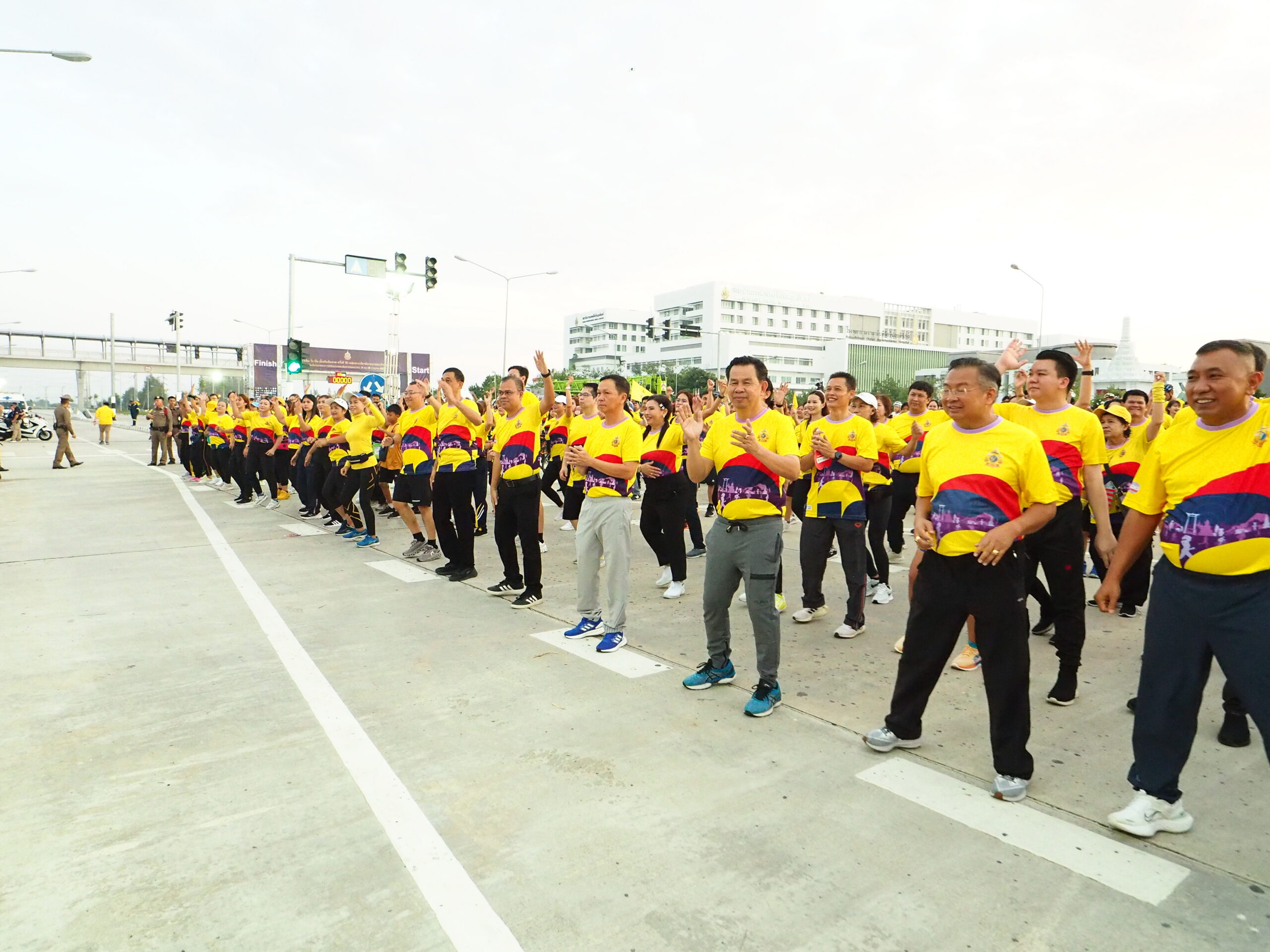 สมุทรปราการ สุทธิวิทย์ ชยุตม์วรกานต์ จังหวัดสมุทรปราการจัดงาน “แสงนำใจ ไทยทั้งชาติ เดิน วิ่ง ปั่น ป้องกันอัมพาต ครั้งที่ 10 เฉลิมพระเกียรติฯ จังหวัดสมุทรปราการจัดงาน “แสงนำใจ ไทยทั้งชาติ เดิน วิ่ง ปั่น ป้องกันอัมพาต ครั้งที่ 10 เฉลิมพระเกียรติ พระบาทสมเด็จพระเจ้าอยู่หัว เฉลิมพระเกียรติ พระบาทสมเด็จพระเจ้าอยู่หัว เนื่องในโอกาสพระราชพิธีมหามงคล เฉลิมพระชนมพรรษา 6 รอบ 28 กรกฎาคม 2567 เมื่อเวลา05.30น.วันที่ 2 พ.ย.67 นายศุภมิตร ชิณศรี ผู้ว่าราชการจังหวัดสมุทรปราการ เป็นประธานเปิดงาน “แสงนำใจ ไทยทั้งชาติ เดิน วิ่ง ปั่น ป้องกันอัมพาต ครั้งที่ 10 เฉลิมพระเกียรติ พระบาทสมเด็จพระเจ้าอยู่หัว เนื่องในโอกาสพระราชพิธีมหามงคล เฉลิมพระชนมพรรษา 6 รอบ 28 กรกฎาคม 2567 ณ สนามกีฬาจังหวัดสมุทรปราการ ตำบลบางปลา อำเภอบางพลี จังหวัดสมุทรปราการ โดยมีนายแพทย์ประภาส ผูกดวง นายแพทย์สาธารณสุขจังหวัดสมุทรปราการ ,นายสมศักดิ์ แก้วเสนา ปลัดจังหวัดสมุทรปราการ , นายอำเภอ ทั้ง 6 อำเภอ และผู้เข้าร่วมกิจกรรมทั้งเดิน วิ่ง และปั่น กว่า 500 คน โดยภายในบริเวณงานได้มีการจัดนิทรรศการเฉลิมพระเกียรติพระบาทสมเด็จพระเจ้าอยู่หัว และนิทรรศการให้ความรู้เรื่องโรคหลอดเลือดสมอง จากรายงานการศึกษาโรคและการบาดเจ็บของประชากร พบว่ามีผู้เสียชีวิตจากโรคหลอดเลือดและหัวใจทั่วโลกประมาณ 16.7 ล้านคนต่อปี ในจำนวนนี้เกิดจากโรคหลอดเลือดสมองประมาณ 5.5 ล้านคน โรคนี้ยังมีอัตราความพิการสูง ซึ่งนอกจากความพิการทางกายแล้ว ยังมีผลทำให้ความจำเสื่อมในภายหลังอีกด้วย ถ้าประชาชนขาดความรู้ ด้านการป้องกันหรือรักษาอย่างถูกวิธี โรคหลอดเลือดสมองเป็นโรคที่สามารถป้องกันได้ร้อยละ 90 ถ้าสามารถปรับพฤติกรรมเสี่ยงความเสี่ยงได้ จังหวัดสมุทรปราการ ได้ตระหนักถึงปัญหาดังกล่าวจึงได้จัดงาน “แสงนำใจ ไทยทั้งชาติ เดิน วิ่ง ปั่น ป้องกันอัมพาต ครั้งที่ 10 เฉลิมพระเกียรติ พระบาทสมเด็จพระเจ้าอยู่หัว เนื่องในโอกาสพระราชพิธีมหามงคล เฉลิมพระชนมพรรษา 6 รอบ 28 กรกฎาคม 2567” ขึ้น เพื่อแสดงความจงรักภักดีและชาบซึ้งในพระมหากรุณาธิคุณของพระบาทสมเด็จพระเจ้าอยู่หัว ที่ทรงเป็นดั่งแสงนำใจ และทรงเป็นแบบอย่างในการรักษาสุขภาพและการออกกำลังกายแก่ประชาชนชาวไทย รวมทั้งเพื่อให้ประชาชนรู้ถึงวิธีปฏิบัติตัว สร้างความรู้ความเข้าใจที่ถูกต้อง ในการป้องกัน ดูแล และรักษาโรคหลอดเลือดสมองดอย่างถูกต้องแก่ประชาชนทั่วไป