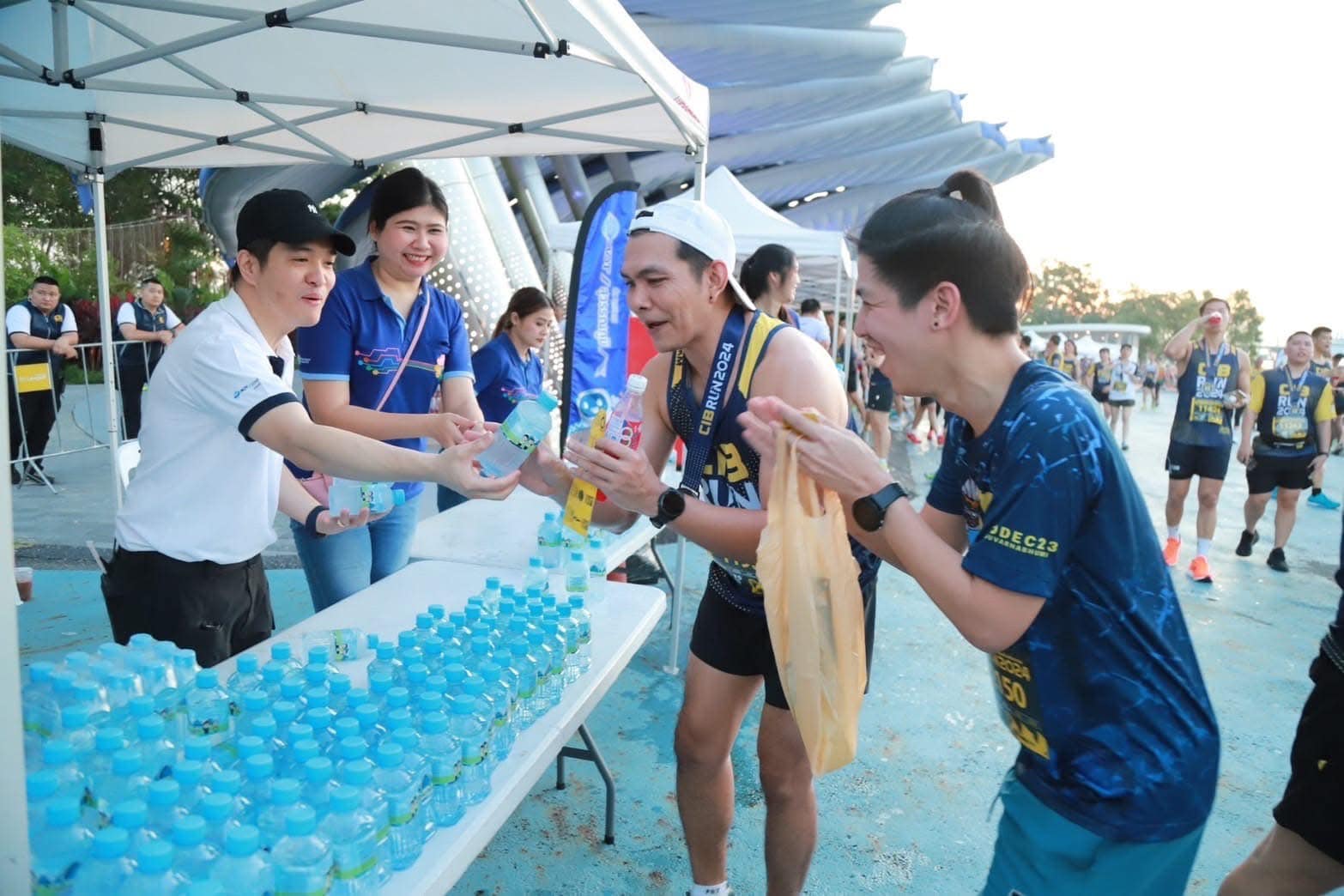 🏃‍♂️ท่าอากาศยานสุวรรณภูมิ ร่วมกิจกรรม “วิ่งเฉลิมพระเกียรติ CIB RUN 2024 วิ่งเคียงข้างประชาชน" . วันนี้ (8 ธันวาคม 2567) เวลา 05.00 น. กองบัญชาการตำรวจสอบสวนกลาง จัดกิจกรรมเดินวิ่งเพื่อสุขภาพ และเพื่อให้ประชาชนทุกหมู่เหล่าได้ร่วมแสดงความจงรักภักดีและน้อมรำลึกถึงในพระมหากรุณาธิคุณ เนื่องในโอกาสมหามงคล พระบาทสมเด็จพระเจ้าอยู่หัว ทรงเจริญพระชนมพรรษา 6 รอบ 72 พรรษา 28 ก.ค.67 กอปรกับวันที่ 5 ธ.ค.67 เป็นวันคล้ายวันพระบรมราชสมภพพระบาทสมเด็จพระบรมชนกาธิเบศร มหาภูมิพลอดุลยเดชมหาราช บรมนาถบพิตร ในโครงการ "วิ่งเฉลิมพระเกียรติ CIB RUN 2024 เคียงข้างประชาชน" ณ สนามลู่ปั่นจักรยาน เจริญสุขมงคลจิต ท่าอากาศยานสุวรรณภูมิ (ทสภ.) โดยมี พล.ต.ท.จิรภพ ภูริเดช ผู้บัญชาการตำรวจสอบสวนกลาง และ กรรมการ บริษัท ท่าอากาศยานไทย จำกัด (มหาชน) เป็นประธานในพิธีเปิดฯ พร้อมทั้งร่วมปล่อยตัวนักกีฬาที่เข้าร่วมกิจกรรมฯ ซึ่งการจัดกิจกรรมในครั้งนี้ . ทสภ. โดยฝ่ายกิจการพิเศษและมวลชนสัมพันธ์ ทสภ. ได้ร่วมเปิดบูธแจกน้ำดื่มตราสัญลักษณ์ ทสภ. จำนวน 8,400 ขวด ให้แก่ผู้เข้าร่วมกิจกรรมฯ ทั้งนี้ ทสภ. ดำเนินงานด้านความรับผิดชอบต่อสังคมและการพัฒนาที่ยั่งยืนภายใต้แนวคิดการเป็นสนามบินที่เป็นพลเมืองที่ดีของสังคมและเพื่อนบ้านที่ดีของชุมชน (Corporate Citizenship Airport)