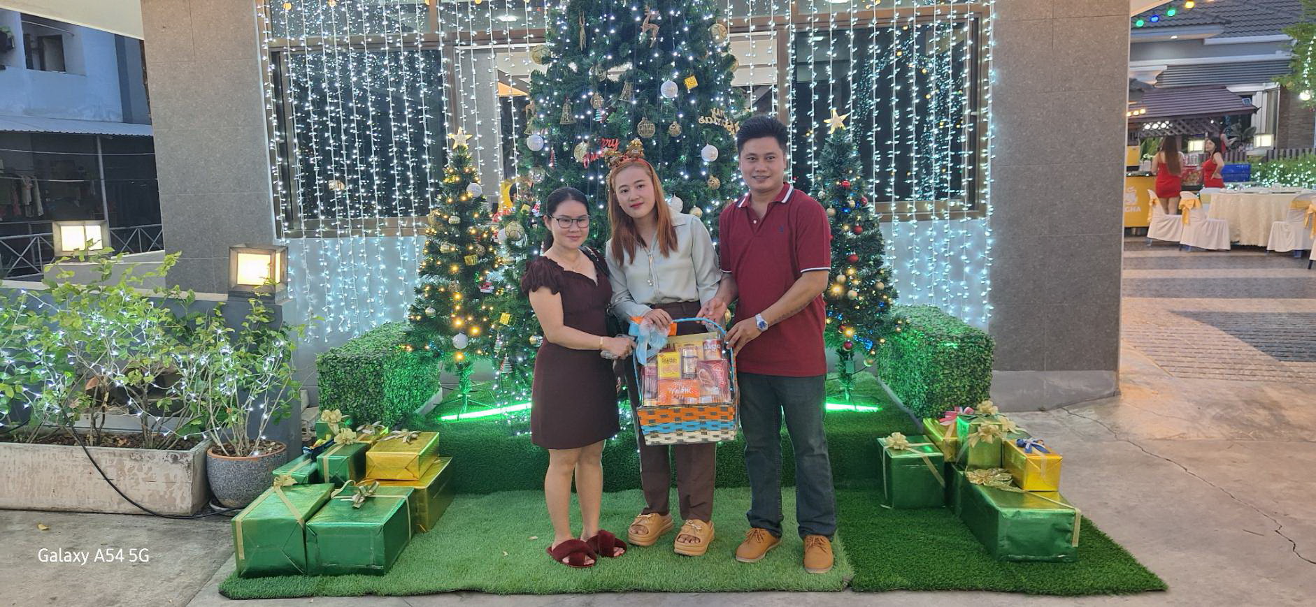  “เฮียมานพ” นักธุรกิจส่งออกอาหารจัดงานวันคล้ายวันเกิดแขกร่วมงานจำนวนมาก เฮียมานพ หรือ คุณมานพ ตาต่าย นักธุรกิจสินค้าส่งออกด้านอาหารทั้งในประเทศและต่างประเทศได้จัดงานวันคล้ายวันเกิดโดยมี   พล.ต.ต. ดร.พัลลภ แอร่มหล้า รองผู้บัญชาการตำรวจนครบาล เข้าร่วมอวยพรเนื่องในโอกาสวันคล้ายวันเกิดครบรอบ 73 ปี         นอกจากนี้ ทางด้านเฮียมานพ หรือ คุณมานพ ตาต่าย พร้อมด้วย คุณกาญจนา เรืองศักดิ์ ผู้บริหาร บริษัท กาญจนามาร์เก็ตติ้ง ซัพพลาย ผู้ผลิตและส่งออกด้านอาหาร ยังได้ถือโอกาสนี้จัดงานเลี้ยงสังสรรค์ส่งท้ายปีเก่าต้อนรับปีใหม่ให้กับพนักงานบริษัท    ภายในงานเลี้ยงสังสรรค์ครั้งนี้มีนักธุรกิจ ข้าราชการตำรวจ และผู้ประกอบการ ร่วมอวยพรกันเป็นจำนวนมาก อีกทั้ง ภายในงานยังได้เชิญ อมตะนักร้องลูกทุ่งชื่อดัง เสรี รุ่งสว่าง มาขับกล่อมเสียงเพลงสร้างสีสันให้กับงานได้มีความสนุกสนานครื้นเครง เพื่อร่วมส่งท้ายปีเก่าต้อนรับปีใหม่ 2568