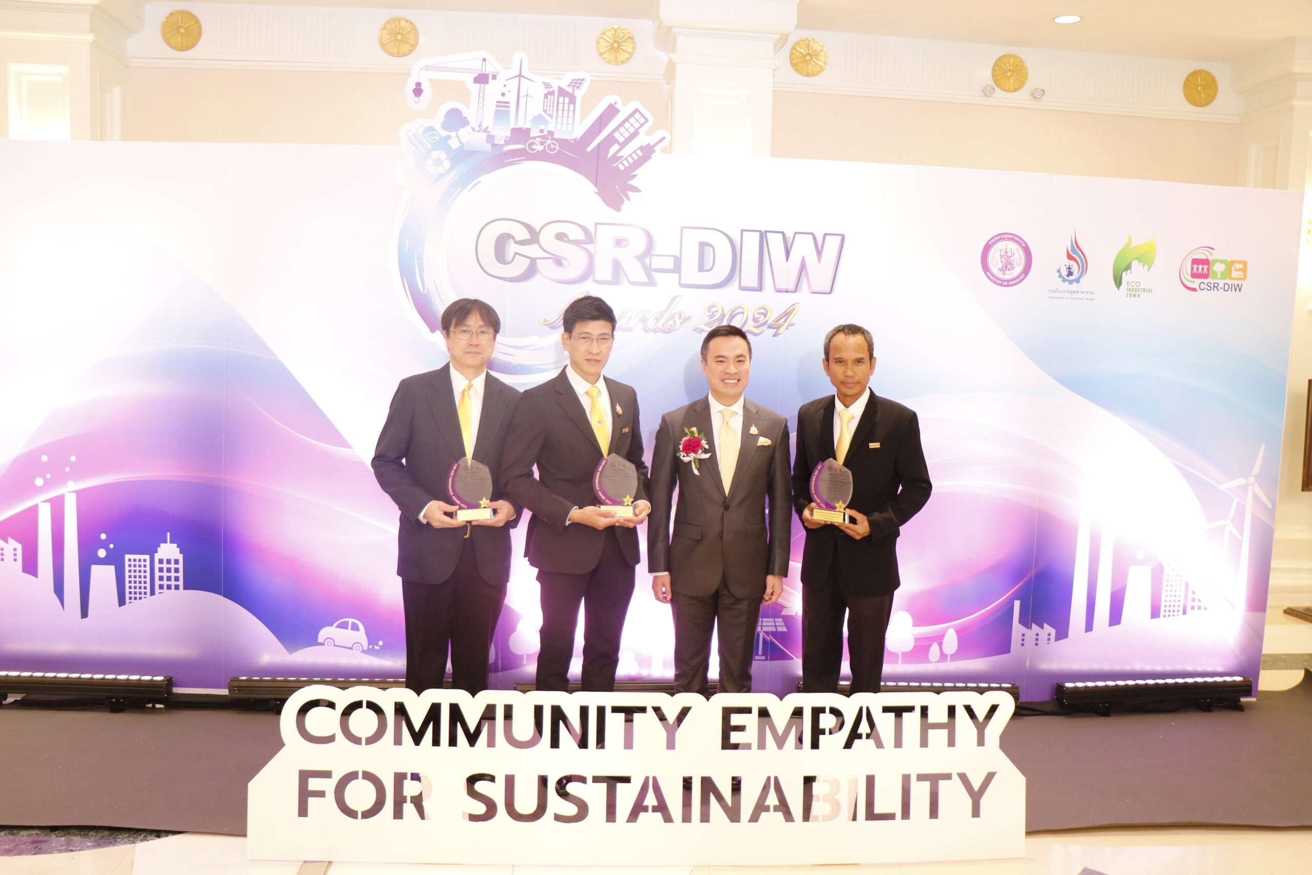 กฟผ.โรงไฟฟ้าพระนครใต้ รับรางวัล CSR-DIW พร้อมเดินหน้าสร้างความเข้มแข็งร่วมกับชุมชน วันที่ 13 ธันวาคม 2567 นายรังสิต แก้วหวังสกูล ผู้อำนวยการโรงไฟฟ้าพระนครใต้ เป็นตัวแทนรับรางวัล CSR-DIW ณ ห้องรอยัล จูบิลี่ บอลรูม อาคารชาเลนเจอร์ อิมแพ็ค เมืองทองธานี จ.นนทบุรี โดยมีนายเอกนัฏ พร้อมพันธุ์ รัฐมนตรีว่าการกระทรวงอุตสาหกรรม เป็นประธานมอบรางวัล CSR-DIW ในฐานะสถานประกอบการที่ผ่านเกณฑ์มาตรฐาน ความรับผิดชอบต่อสังคม ในปี 2567 ตามมาตรฐาน CSR-DIW และรักษามาตรฐาน CSR-DIW ต่อเนื่อง (CSR-DIW Continuous) โดย กฟผ.โรงไฟฟ้าพระนครใต้ ได้รับรางวัลดังกล่าวต่อเนื่องเป็นปีที่ 11 อันถือเป็นความภาคภูมิใจของ กฟผ.โรงไฟฟ้าพระนครใต้ ที่ยึดหลักการทำงานเพื่อสร้างความมั่นคงทางพลังงานควบคู่ไปกับการดูแลและรับผิดชอบต่อสังคม โดย กฟผ.โรงไฟฟ้าพระนครใต้มีความตั้งใจในการดำเนินโครงการเพื่อมุ่งเน้นการสร้างความเข้มแข็งให้กับชุมชน โดยมีกิจกรรมเพื่อพัฒนาศักยภาพ และร่วมดูแลสิ่งแวดล้อม อาทิ โครงการส่งเสริมการเรียนรู้ทักษะชีวิต และทักษะพัฒนาอาชีพ ร่วมกับโรงเรียนนิลรัตน์อนุสรณ์ ตำบลบางโปรง อำเภอเมือง จังหวัดสมุทรปราการ อันเป็นโครงการที่มุ่งเน้นพัฒนาศักยภาพเยาวชน พร้อมให้ความรู้การปลูกผักปลอดสารพิษ ซึ่งสามารถนำไปต่อยอดสร้างอาชีพ และส่งเสริมให้เยาวชนกินผัก และดูแลสุขภาพร่างกายของตนเองอีกด้วย ทั้งนี้ CSR-DIW เป็นมาตรฐานความรับผิดชอบต่อสังคมที่กรมโรงงานอุตสาหกรรมพัฒนาขึ้น ตั้งแต่ปี 2551 ถึงปัจจุบัน กว่า 16 ปี โดยมีความสอดคล้องกับมาตรฐานแนวทางความรับผิดชอบต่อสังคม หรือ ISO26000 ที่กำหนดโดยองค์การระหว่างประเทศ มีแนวปฏิบัติที่ชัดเจนเพื่อให้ผู้ประกอบการแสดงความมุ่งมั่นที่จะดำเนินงานความรับผิดชอบต่อสังคม 3 ด้าน คือ ด้านการกำกับดูแลองค์กร ด้านสิ่งแวดล้อม ด้านการมีส่วนร่วมและการพัฒนาชุมชน