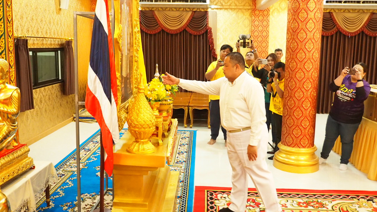 พระครูแจ้ จัดพิธีเจริญพระพุทธมนต์ พิธีมอบเงินสนับสนุนสถานศึกษา เพื่อถวายเป็นพระราชกุศล วันที่ 5 ธันวาคม 2567 เวลา 13.00 น. ที่วัดบางพลีใหญ่กลาง ตำบลบางพลีใหญ่ อำเภอบางพลี จังหวัดสมุทรปราการ พระครูปลัดสุวัฒนศีลคุณ ดร. (พระครูแจ้) เจ้าอาวาสวัดบางพลีใหญ่กลาง เป็นประธานฝ่ายสงฆ์ พิธีเจริญพระพุทธมนต์ พิธีมอบเงินสนับสนุนสถานศึกษา สนับสนุนวงดนตรีลูกทุ่ง ร.ร.บางพลีราษฏรบำรุง มอบข้าวสาร และเงิน ให้กับพนักงานเก็บขยะ และดับเพลิงของ อบต.บางพลีใหญ่ รวมเป็นเงินกว่า 1 ล้านบาท เพื่อถวายเป็นพระราชกุศล เนื่องในวันคล้ายวันพระบรมราชสมภพของพระบาทสมเด็จพระบรมชนกาธิเบศร มหาภูมิพลอดุลยเดชมหาราช บรมนาถบพิตร วันชาติ และวันพ่อแห่งชาติ วันที่ 5 ธันวาคม โดยมีคณะไวยาวัจกร เจ้าหน้าที่ตำรวจกองพิสูตรหลักฐาน เจ้าหน้าที่ตำรวจ สภ.บางพลี สภ.บางแก้ว สำนักงานเขตพื้นที่การศึกษาประถมศึกษาสมุทรปราการ เขต 2 สำนักงานพระพุทธศาสนาสมุทรปราการ คณะครู ผู้บริหาร จากสถานศึกษาต่างๆ ที่สังกัดสำนักงานเขตพื้นที่การศึกษาประถมศึกษาสมุทรปราการ เขต 2 และปริมณฑล เข้าร่วมพิธี วัดบางพลีใหญ่กลาง ซึ่งมีพระครูปลัดสุวัฒนศีลคุณ ดร. (พระครูแจ้) เจ้าอาวาสวัดบางพลีใหญ่กลาง พร้อมด้วยคณะสงฆ์ ไวยาวัจกร และบุคลากรของวัด ได้มีการจัดกิจกรรมเพื่อถวายเป็นพระราชกุศลเนื่องในโอกาสวันพ่อแห่งชาติและเป็นวันชาติด้วย วัดบางพลีใหญ่กลางถือโอกาสนิมนต์พระสงฆ์เจริญพระพุทธมนต์ ต่อจากนั้นจะได้ทำพิธีแจกทุนการศึกษาให้กับโรงเรียนต่างๆในสมุทรปราการ และปริมณฑลเพื่อจะได้ถวายเป็นพระราชกุศล ก็จะมีบางโรงเรียนจะได้รับทุนการศึกษาเป็นจำนวนเงิน 200,000 บาท บางโรงเรียนจะได้รับ 100,000 บาท แต่ทุกๆโรงเรียนจะได้รับ 10,000 บาท พร้อมกันนั้นจะมีทุนการศึกษาให้กับเยาวชน 1 ท่าน ซึ่งเรียนเทคนิคการแพทย์ ม.บูรพา ขาดทุนทรัพย์ในการเรียน ทางเจ้าอาวาสมอบตั้งแต่ ปี 1 ตอนนี้ปี 4 แล้วจะจบแล้ว และยังได้มอบข้าวสารอาหารแห้งพร้อมกับเงินอีกคนละ 500 บาท ให้พนักงานเก็บขยะและดับเพลิงของอบตบางพลีใหญ่จำนวน 90 คน ก็ถือว่าวันนี้วัดบางพลีใหญ่กลางได้ทำบุญเพื่อถวายเป็นพระราชกุศลในช่วงบ่ายของวันที่ 5 ธันวาคม ช่วงเช้าหนังได้มีการเปิดโรงทานก๋วยเตี๋ยวราดหน้าจำนวน 1,000 ชาม ใช้เวลาไม่นานก็หมดเพราะว่ามีประชาชนเดินทางมาที่วัดเป็นจำนวนมาก แล้วก็ยังได้ถวายเป็นพระราชกุศล คือน้ำท่วมพี่น้องชาวใต้อยากได้ทำบุญไปเป็นจำนวนเงิน 100,000 บาท และพี่น้องชาวเหนืออำเภอแม่สายได้แจกบ้านละ 2,000 บาท จำนวนหลายแสนบาท เป็นการถวายเป็นพระราชกุศลเนื่องในวันพ่อแห่งชาติและวันชาติของเราด้วย 