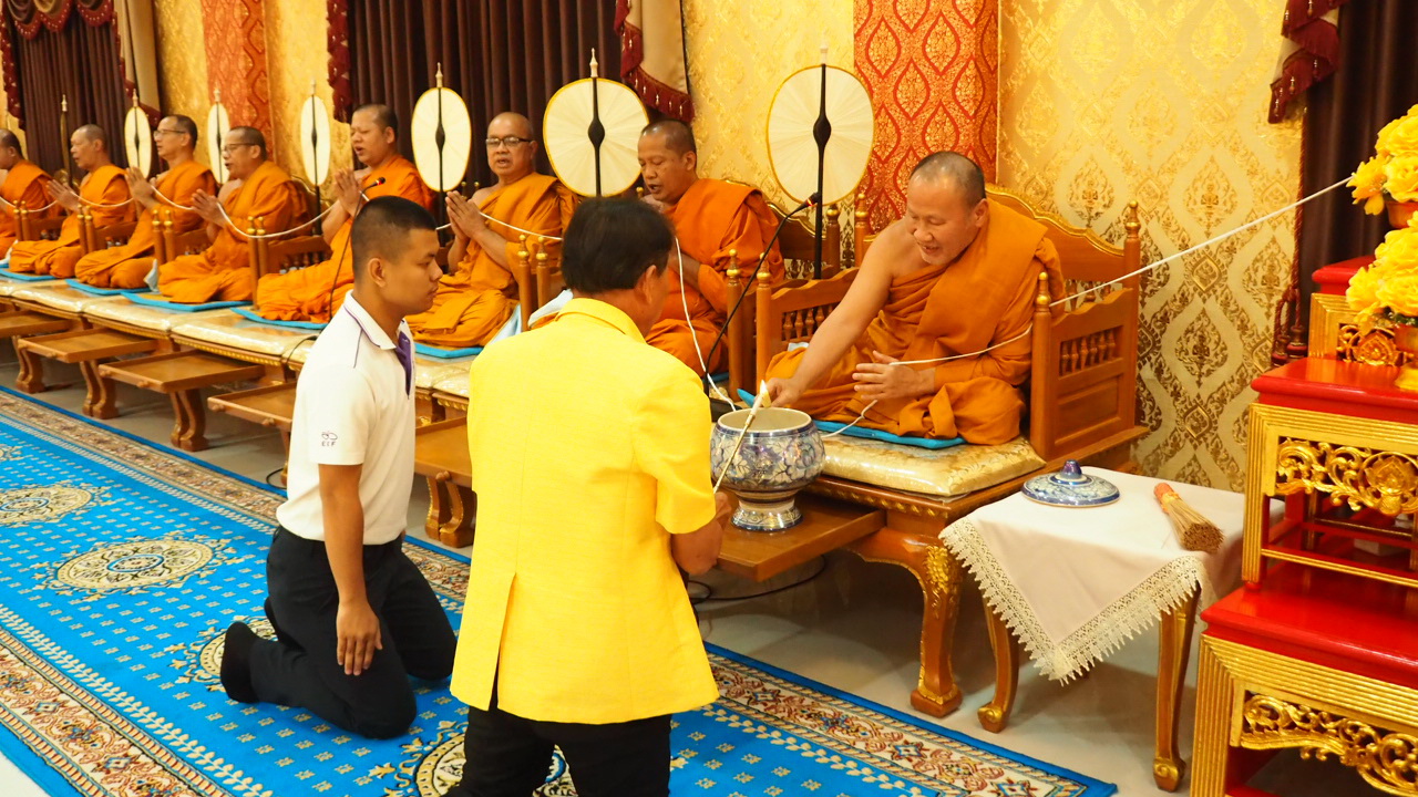 พระครูแจ้ จัดพิธีเจริญพระพุทธมนต์ พิธีมอบเงินสนับสนุนสถานศึกษา เพื่อถวายเป็นพระราชกุศล วันที่ 5 ธันวาคม 2567 เวลา 13.00 น. ที่วัดบางพลีใหญ่กลาง ตำบลบางพลีใหญ่ อำเภอบางพลี จังหวัดสมุทรปราการ พระครูปลัดสุวัฒนศีลคุณ ดร. (พระครูแจ้) เจ้าอาวาสวัดบางพลีใหญ่กลาง เป็นประธานฝ่ายสงฆ์ พิธีเจริญพระพุทธมนต์ พิธีมอบเงินสนับสนุนสถานศึกษา สนับสนุนวงดนตรีลูกทุ่ง ร.ร.บางพลีราษฏรบำรุง มอบข้าวสาร และเงิน ให้กับพนักงานเก็บขยะ และดับเพลิงของ อบต.บางพลีใหญ่ รวมเป็นเงินกว่า 1 ล้านบาท เพื่อถวายเป็นพระราชกุศล เนื่องในวันคล้ายวันพระบรมราชสมภพของพระบาทสมเด็จพระบรมชนกาธิเบศร มหาภูมิพลอดุลยเดชมหาราช บรมนาถบพิตร วันชาติ และวันพ่อแห่งชาติ วันที่ 5 ธันวาคม โดยมีคณะไวยาวัจกร เจ้าหน้าที่ตำรวจกองพิสูตรหลักฐาน เจ้าหน้าที่ตำรวจ สภ.บางพลี สภ.บางแก้ว สำนักงานเขตพื้นที่การศึกษาประถมศึกษาสมุทรปราการ เขต 2 สำนักงานพระพุทธศาสนาสมุทรปราการ คณะครู ผู้บริหาร จากสถานศึกษาต่างๆ ที่สังกัดสำนักงานเขตพื้นที่การศึกษาประถมศึกษาสมุทรปราการ เขต 2 และปริมณฑล เข้าร่วมพิธี วัดบางพลีใหญ่กลาง ซึ่งมีพระครูปลัดสุวัฒนศีลคุณ ดร. (พระครูแจ้) เจ้าอาวาสวัดบางพลีใหญ่กลาง พร้อมด้วยคณะสงฆ์ ไวยาวัจกร และบุคลากรของวัด ได้มีการจัดกิจกรรมเพื่อถวายเป็นพระราชกุศลเนื่องในโอกาสวันพ่อแห่งชาติและเป็นวันชาติด้วย วัดบางพลีใหญ่กลางถือโอกาสนิมนต์พระสงฆ์เจริญพระพุทธมนต์ ต่อจากนั้นจะได้ทำพิธีแจกทุนการศึกษาให้กับโรงเรียนต่างๆในสมุทรปราการ และปริมณฑลเพื่อจะได้ถวายเป็นพระราชกุศล ก็จะมีบางโรงเรียนจะได้รับทุนการศึกษาเป็นจำนวนเงิน 200,000 บาท บางโรงเรียนจะได้รับ 100,000 บาท แต่ทุกๆโรงเรียนจะได้รับ 10,000 บาท พร้อมกันนั้นจะมีทุนการศึกษาให้กับเยาวชน 1 ท่าน ซึ่งเรียนเทคนิคการแพทย์ ม.บูรพา ขาดทุนทรัพย์ในการเรียน ทางเจ้าอาวาสมอบตั้งแต่ ปี 1 ตอนนี้ปี 4 แล้วจะจบแล้ว และยังได้มอบข้าวสารอาหารแห้งพร้อมกับเงินอีกคนละ 500 บาท ให้พนักงานเก็บขยะและดับเพลิงของอบตบางพลีใหญ่จำนวน 90 คน ก็ถือว่าวันนี้วัดบางพลีใหญ่กลางได้ทำบุญเพื่อถวายเป็นพระราชกุศลในช่วงบ่ายของวันที่ 5 ธันวาคม ช่วงเช้าหนังได้มีการเปิดโรงทานก๋วยเตี๋ยวราดหน้าจำนวน 1,000 ชาม ใช้เวลาไม่นานก็หมดเพราะว่ามีประชาชนเดินทางมาที่วัดเป็นจำนวนมาก แล้วก็ยังได้ถวายเป็นพระราชกุศล คือน้ำท่วมพี่น้องชาวใต้อยากได้ทำบุญไปเป็นจำนวนเงิน 100,000 บาท และพี่น้องชาวเหนืออำเภอแม่สายได้แจกบ้านละ 2,000 บาท จำนวนหลายแสนบาท เป็นการถวายเป็นพระราชกุศลเนื่องในวันพ่อแห่งชาติและวันชาติของเราด้วย 