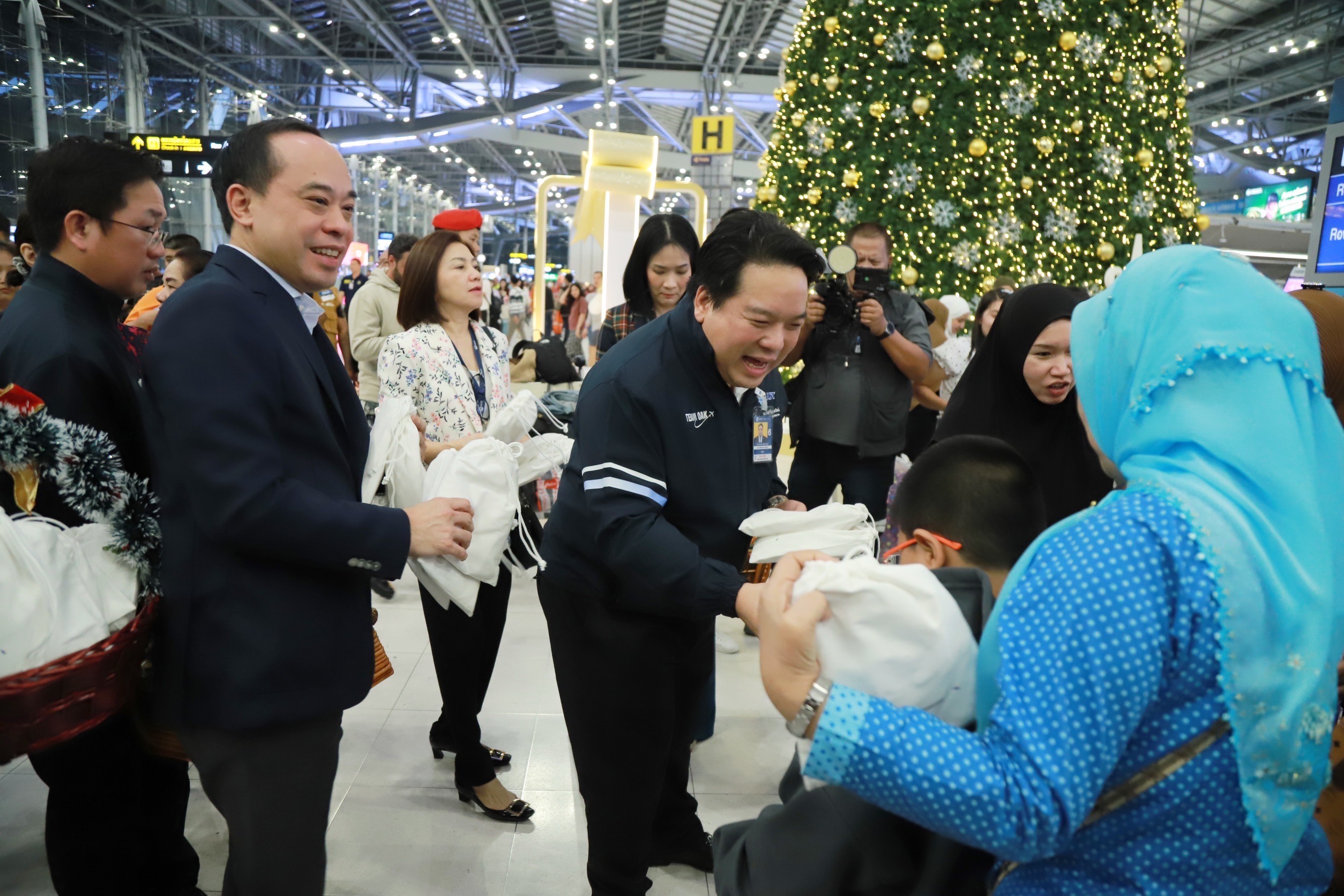 กรรมการผู้อำนวยการใหญ่ AOT ลงพื้นที่ท่าอากาศยานสุวรรณภูมิตรวจเยี่ยมความพร้อมรองรับผู้โดยสาร ช่วงเทศกาลปีใหม่ เมื่อวันที่ 26 ธันวาคม 2567 ดร.กีรติ กิจมานะวัฒน์ กรรมการผู้อำนวยการใหญ่ บริษัท ท่าอากาศยานไทย จำกัด (มหาชน) (AOT) พร้อมด้วย นายกิตติพงศ์ กิตติขจร ผู้อำนวยการท่าอากาศยานสุวรรณภูมิ ลงพื้นที่ตรวจความพร้อมสิ่งอำนวยความสะดวกและการบริการภายในอาคารผู้โดยสาร ท่าอากาศยานสุวรรณภูมิ (ทสภ.) เพื่อให้ เกิดความมั่นใจว่าจะสามารถรองรับการเดินทางของผู้โดยสารในช่วงเทศกาลปีใหม่ 2568 ได้อย่างมีประสิทธิภาพ ทั้งนี้ในช่วงเทศกาลดังกล่าว ทสภ. คาดการณ์ว่าจะมีผู้โดยสารใช้บริการเป็นจำนวนมากกว่า 200,000 คน ต่อวัน ดังนั้นเพื่อให้ผู้โดยสารได้รับความสะดวก รวดเร็ว ในการใช้บริการ ทสภ. จึงได้มีการเพิ่มกำลังเจ้าหน้าที่ให้บริการผู้โดยสารในทุกจุด อาทิ การจัดเจ้าหน้าที่ Airport Help พร้อมอำนวยความสะดวกและให้คำแนะนำการเช็กอินด้วยระบบเช็กอินอัตโนมัติ (CUSS) และเครื่องโหลดสัมภาระอัตโนมัติ (CUBD) รวมถึงแนะนำให้ผู้โดยสารลงทะเบียนระบบสแกนใบหน้าเพื่อใช้งานระบบ Biometric ซึ่งจะทำให้ผู้โดยสารผ่านกระบวนการขาออกได้อย่างรวดเร็วยิ่งขึ้น ในส่วนของด้านการรักษาความปลอดภัย ทสภ. ได้เพิ่มความถี่และเข้มงวดตรวจตราภายในอาคารผู้โดยสาร รวมถึงเน้นย้ำเจ้าหน้าที่และผู้ปฏิบัติงานในท่าอากาศยานให้ดูแลและใส่ใจการให้บริการผู้โดยสาร ให้ครบทุกด้าน รวมถึง ทสภ. ยังได้มีการบูรณาการความร่วมมือกับหน่วยงานราชการ สายการบิน และผู้ประกอบการต่างๆ เพื่อให้ผู้โดยสารได้รับการบริการที่สะดวก รวดเร็ว และปลอดภัย ในโอกาสนี้ ดร.กีรติ และนายกิตติพงศ์ ได้ร่วมแจกชุด Travel Kit มอบเป็นของขวัญเนื่องในโอกาสปีใหม่ ให้ผู้โดยสาร ณ โถงผู้โดยสารขาออกชั้น 4 อาคารผู้โดยสาร นอกจากนี้ ทสภ. ยังได้มีการนำน้ำดื่มตราสัญลักษณ์ ทสภ. มาแจกผู้โดยสารตามจุดต่างๆ อีกด้วย ทสภ. พร้อมเป็นประตูต้อนรับนักท่องเที่ยวจากทุกมุมโลก โดยมุ่งมั่นพัฒนาการบริการให้ได้มาตรฐานระดับโลก เพื่อก้าวสู่การเป็น 1 ใน 20 ท่าอากาศยานที่ดีที่สุดในโลกภายใน 5 ปี ร่วมเป็นส่วนหนึ่งในการขับเคลื่อนอุตสาหกรรมการบินและการท่องเที่ยวไทยให้เติบโตอย่างยั่งยืน เพื่อสร้างรายได้และพัฒนาเศรษฐกิจของประเทศให้เติบโต ตามนโยบายหลักของรัฐบาลต่อไป