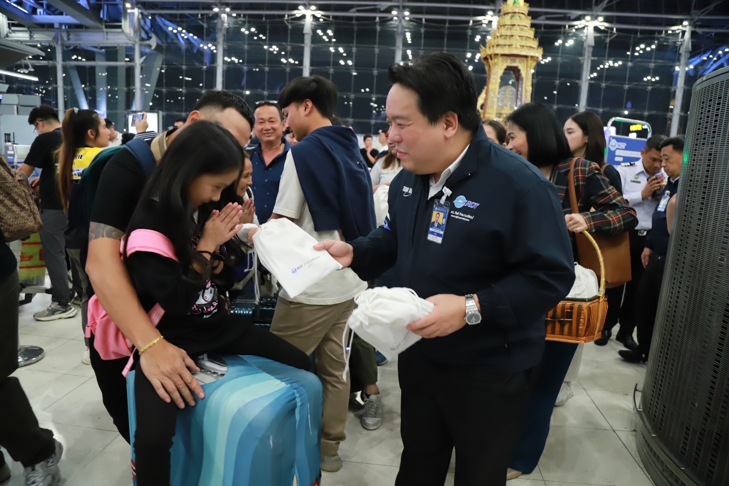 กรรมการผู้อำนวยการใหญ่ AOT ลงพื้นที่ท่าอากาศยานสุวรรณภูมิตรวจเยี่ยมความพร้อมรองรับผู้โดยสาร ช่วงเทศกาลปีใหม่ เมื่อวันที่ 26 ธันวาคม 2567 ดร.กีรติ กิจมานะวัฒน์ กรรมการผู้อำนวยการใหญ่ บริษัท ท่าอากาศยานไทย จำกัด (มหาชน) (AOT) พร้อมด้วย นายกิตติพงศ์ กิตติขจร ผู้อำนวยการท่าอากาศยานสุวรรณภูมิ ลงพื้นที่ตรวจความพร้อมสิ่งอำนวยความสะดวกและการบริการภายในอาคารผู้โดยสาร ท่าอากาศยานสุวรรณภูมิ (ทสภ.) เพื่อให้ เกิดความมั่นใจว่าจะสามารถรองรับการเดินทางของผู้โดยสารในช่วงเทศกาลปีใหม่ 2568 ได้อย่างมีประสิทธิภาพ ทั้งนี้ในช่วงเทศกาลดังกล่าว ทสภ. คาดการณ์ว่าจะมีผู้โดยสารใช้บริการเป็นจำนวนมากกว่า 200,000 คน ต่อวัน ดังนั้นเพื่อให้ผู้โดยสารได้รับความสะดวก รวดเร็ว ในการใช้บริการ ทสภ. จึงได้มีการเพิ่มกำลังเจ้าหน้าที่ให้บริการผู้โดยสารในทุกจุด อาทิ การจัดเจ้าหน้าที่ Airport Help พร้อมอำนวยความสะดวกและให้คำแนะนำการเช็กอินด้วยระบบเช็กอินอัตโนมัติ (CUSS) และเครื่องโหลดสัมภาระอัตโนมัติ (CUBD) รวมถึงแนะนำให้ผู้โดยสารลงทะเบียนระบบสแกนใบหน้าเพื่อใช้งานระบบ Biometric ซึ่งจะทำให้ผู้โดยสารผ่านกระบวนการขาออกได้อย่างรวดเร็วยิ่งขึ้น ในส่วนของด้านการรักษาความปลอดภัย ทสภ. ได้เพิ่มความถี่และเข้มงวดตรวจตราภายในอาคารผู้โดยสาร รวมถึงเน้นย้ำเจ้าหน้าที่และผู้ปฏิบัติงานในท่าอากาศยานให้ดูแลและใส่ใจการให้บริการผู้โดยสาร ให้ครบทุกด้าน รวมถึง ทสภ. ยังได้มีการบูรณาการความร่วมมือกับหน่วยงานราชการ สายการบิน และผู้ประกอบการต่างๆ เพื่อให้ผู้โดยสารได้รับการบริการที่สะดวก รวดเร็ว และปลอดภัย ในโอกาสนี้ ดร.กีรติ และนายกิตติพงศ์ ได้ร่วมแจกชุด Travel Kit มอบเป็นของขวัญเนื่องในโอกาสปีใหม่ ให้ผู้โดยสาร ณ โถงผู้โดยสารขาออกชั้น 4 อาคารผู้โดยสาร นอกจากนี้ ทสภ. ยังได้มีการนำน้ำดื่มตราสัญลักษณ์ ทสภ. มาแจกผู้โดยสารตามจุดต่างๆ อีกด้วย ทสภ. พร้อมเป็นประตูต้อนรับนักท่องเที่ยวจากทุกมุมโลก โดยมุ่งมั่นพัฒนาการบริการให้ได้มาตรฐานระดับโลก เพื่อก้าวสู่การเป็น 1 ใน 20 ท่าอากาศยานที่ดีที่สุดในโลกภายใน 5 ปี ร่วมเป็นส่วนหนึ่งในการขับเคลื่อนอุตสาหกรรมการบินและการท่องเที่ยวไทยให้เติบโตอย่างยั่งยืน เพื่อสร้างรายได้และพัฒนาเศรษฐกิจของประเทศให้เติบโต ตามนโยบายหลักของรัฐบาลต่อไป